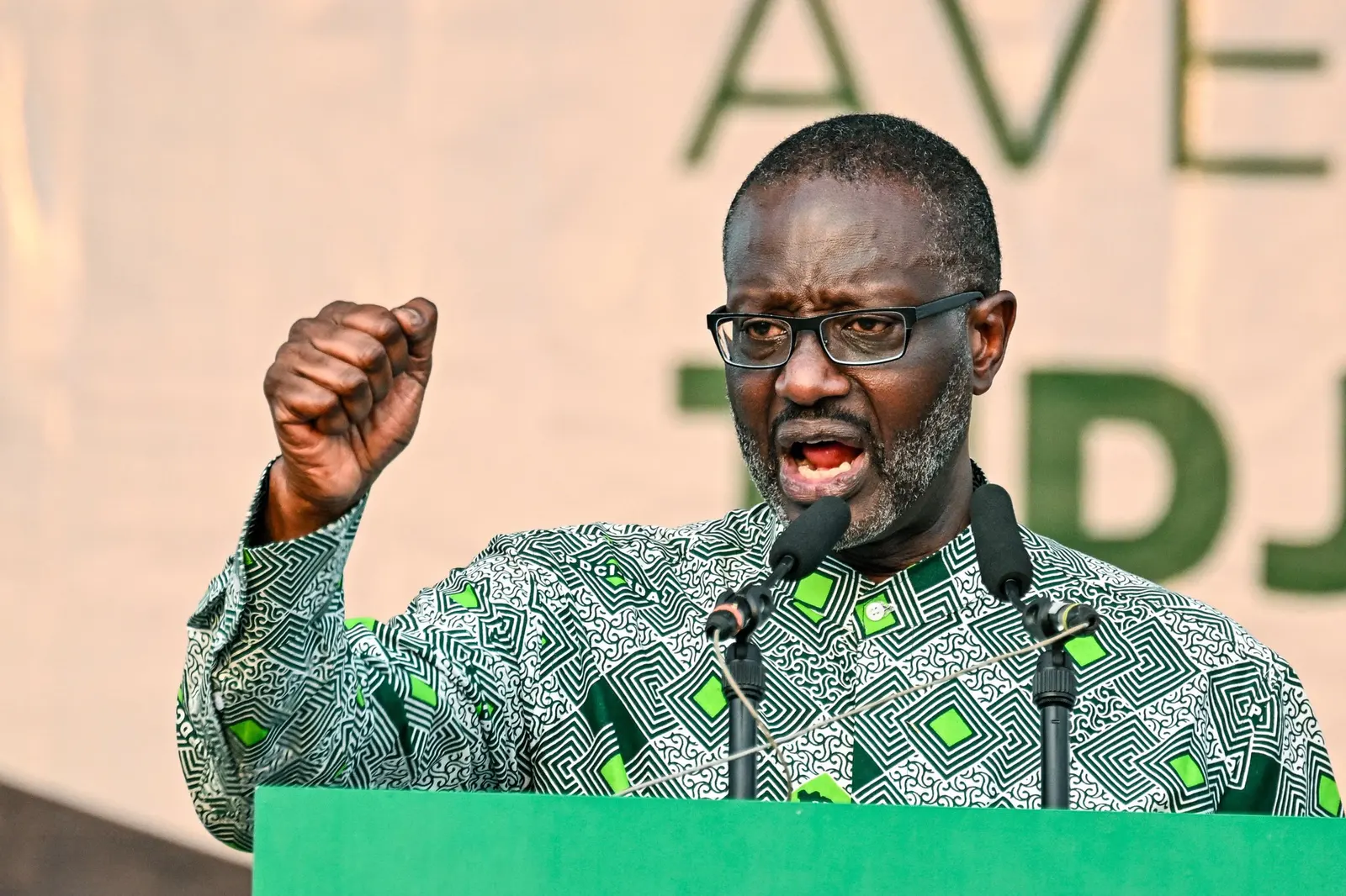 Image de Politique. Lors d’un meeting à Aboisso, Tidjane Thiam, chef de file du principal parti d’opposition ivoirien, a tiré la sonnette d’alarme sur le faible taux d’inscription sur les listes électorales. Il appelle à une révision approfondie et à une prise de conscience collective à l’approche de la présidentielle de 2025, marquant ainsi un tournant dans le débat politique national. Un constat alarmant sur les inscriptions électorales À moins d’un an des élections présidentielles prévues en octobre 2025, Tidjane Thiam, président du Parti démocratique de Côte d’Ivoire – Rassemblement démocratique africain (PDCI-RDA), a soulevé une question cruciale : le faible taux d’enrôlement des citoyens sur les listes électorales. Lors d’un rassemblement à Aboisso, à une centaine de kilomètres à l’est d’Abidjan, il a déclaré : « Une des faiblesses majeures de notre démocratie est le faible taux d’enrôlement de nos populations sur les listes électorales. » Malgré l’inscription de plus de 900 000 nouveaux électeurs cette année, la Commission électorale indépendante (CEI) n’a pas atteint les objectifs qu’elle s’était fixés. Dans un pays de 29 millions d’habitants, où près de la moitié de la population a moins de 18 ans, le corps électoral demeure sous-représenté. En comparaison, les élections locales de 2023 avaient mobilisé 8 millions d’électeurs. Tidjane Thiam a exigé une nouvelle révision de la liste électorale dès 2025, idéalement en février. Il a plaidé pour une fréquence annuelle de cette opération afin de garantir une meilleure représentativité. Cette demande rejoint celles de plusieurs autres partis d’opposition qui militent pour une prolongation ou un renouvellement systématique des inscriptions électorales. « Nous exigeons une liste électorale qui reflète la réalité de notre population », a-t-il affirmé, soulignant l’importance de renforcer la confiance des citoyens dans le processus électoral. Depuis son élection à la tête du PDCI-RDA il y a un an, Tidjane Thiam a intensifié ses activités politiques. Multipliant les meetings, notamment en dehors d’Abidjan, il cherche à être « plus proche du terrain », selon ses propres mots. Lors de son intervention à Aboisso, il n’a pas hésité à partager quelques pas de danse avec ses partisans, une manière de renforcer son lien avec les militants. Pour Charles Kouamé, étudiant et développeur web, cette proximité est essentielle : « Son parcours nous inspire confiance. Le fait qu’il soit un ancien ingénieur et banquier lui permet de concevoir des idées innovantes pour le pays. » Des promesses de changement et d’alternance pacifique Bien qu’il n’ait pas encore dévoilé de programme électoral complet, Tidjane Thiam a esquissé les grandes lignes de sa vision pour la Côte d’Ivoire. Il aspire à une croissance économique « qui profite à tous » et à une « alternance politique dans la paix ». L’éducation figure également parmi ses priorités. Dénonçant une baisse de la qualité de l’enseignement et du niveau d’expression, il a affirmé vouloir redonner à ce secteur la place qu’il mérite. « L’éducation est la clé de notre avenir. Nous ne pouvons pas accepter que nos enfants soient privés d’un enseignement de qualité », a-t-il insisté. Le leader du PDCI-RDA a également abordé la question de l’inflation, qu’il qualifie d’« intenable ». « Les prix des denrées alimentaires augmentent de manière alarmante, et cela pèse lourdement sur les ménages », a-t-il déclaré sous les cris approbateurs de la foule. Dominique Yao Koffi, instituteur et coordinateur régional des enseignants à Aboisso, partage cette inquiétude : « Nous avons besoin d’un changement pour améliorer notre niveau de vie. » La course à la présidentielle de 2025 s’annonce déjà comme un véritable bras de fer. Plusieurs figures de l’opposition, comme l’ancien président Laurent Gbagbo, ont annoncé leur intention de se présenter, bien que certaines candidatures soient controversées. Pendant ce temps, le président sortant, Alassane Ouattara, n’a pas encore fait part de ses intentions concernant un quatrième mandat. Face à ces enjeux, le PDCI-RDA doit encore désigner officiellement son candidat lors d’une convention. Toutefois, la posture de Tidjane Thiam laisse peu de doute sur ses ambitions présidentielles. Avec une histoire marquée par des crises électorales, comme celle de 2010-2011 qui a fait 3000 morts, la Côte d’Ivoire reste en quête de stabilité politique. Les appels à une révision des listes électorales et à une participation citoyenne accrue reflètent une volonté de renforcer les bases de la démocratie. La question posée par Tidjane Thiam ne concerne pas seulement les électeurs de son parti, mais tous les citoyens ivoiriens : comment assurer une participation massive et équitable au processus électoral ? Alors que les défis économiques et sociaux se multiplient, le peuple ivoirien saura-t-il se mobiliser pour façonner un avenir politique à la hauteur de ses aspirations ?