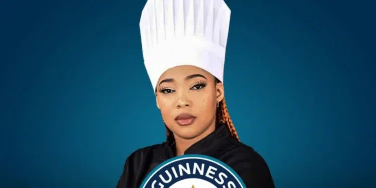 Image de Célébrités. La cheffe ivoirienne Zeinab Bancé a réalisé un exploit exceptionnel en entrant dans l’histoire de la gastronomie mondiale. Avec 120 heures consécutives aux fourneaux, elle a établi un nouveau Record Guinness de cuisine. Ce marathon culinaire, organisé à l’Agora de Koumassi en Côte d’Ivoire, a réuni passionnés, curieux et personnalités de tous horizons. Retour sur une performance unique qui redéfinit les frontières de la cuisine ivoirienne. Une prouesse culinaire inédite Zeinab Bancé, cheffe ivoirienne passionnée par la gastronomie, a relevé un défi titanesque : cuisiner sans interruption pendant 120 heures. Ce marathon, soigneusement planifié, a exigé une préparation physique et mentale hors normes. Soutenue par une équipe d’experts, elle a minutieusement conçu un menu varié et élaboré, rendant hommage à la richesse de la cuisine ivoirienne. En battant le précédent record, Zeinab Bancé a inscrit son nom dans le prestigieux Livre Guinness des records. « Cet exploit est le fruit de ma passion pour la cuisine et de mon désir de promouvoir la culture ivoirienne », a-t-elle déclaré lors de la cérémonie de clôture. La performance de Zeinab Bancé ne se résume pas à un simple marathon culinaire. Elle a été l’occasion de mettre en valeur les spécialités ivoiriennes, telles que l’attiéké, le garba, le foutou banane ou encore les soupes traditionnelles. Chaque plat préparé durant ces 120 heures était un véritable ambassadeur de la culture ivoirienne. Les spectateurs, venus en grand nombre, ont eu l’opportunité de découvrir ou redécouvrir les saveurs uniques de ce patrimoine culinaire. « Mon objectif était de montrer au monde la diversité et la richesse de notre cuisine », a affirmé Zeinab Bancé. Et elle a réussi : l’attention médiatique internationale s’est concentrée sur cet événement, plaçant la Côte d’Ivoire sur la carte mondiale de la gastronomie. Outre la prouesse personnelle, ce marathon culinaire a été marqué par une dimension sociale forte. Les centaines de plats préparés ont été distribués à des associations caritatives et à des populations démunies. Cet acte de générosité a transformé l’exploit en un moment de communion et de partage. « La cuisine, c’est avant tout donner et rassembler », a résumé la cheffe, visiblement émue. Cet élan de solidarité a été salué par de nombreuses personnalités présentes, renforçant encore davantage l’impact de cet événement. Un soutien national et international Durant les 120 heures de ce marathon culinaire, Zeinab Bancé a reçu le soutien de diverses figures politiques, culturelles et religieuses. Parmi les personnalités présentes, plusieurs ministres ivoiriens, des artistes de renom et des leaders religieux ont tenu à exprimer leur admiration pour cette performance hors du commun. Des messages d’encouragement ont afflué de la diaspora ivoirienne et même de l’étranger, témoignant de l’impact mondial de cet exploit. Avec ce record, Zeinab Bancé a ouvert une nouvelle page pour la cuisine africaine. Elle espère inspirer d’autres chefs du continent à viser l’excellence et à valoriser leur patrimoine culinaire. Cet exploit constitue une plateforme pour promouvoir l’innovation dans la gastronomie africaine tout en préservant ses traditions. « Ce record, c’est aussi un appel à l’unité et à la fierté culturelle. Il montre que nous avons notre place sur la scène internationale », a conclu la cheffe. Le record Guinness de Zeinab Bancé a été un catalyseur pour la reconnaissance de la gastronomie ivoirienne et africaine. Mais quelles opportunités ce succès pourrait-il engendrer pour l’avenir ? Les acteurs de la cuisine ivoirienne saisiront-ils cette étape comme un tremplin pour le développement de leur art sur la scène mondiale ? Comment cet exploit pourrait-il inspirer une nouvelle génération de chefs ivoiriens et africains ?