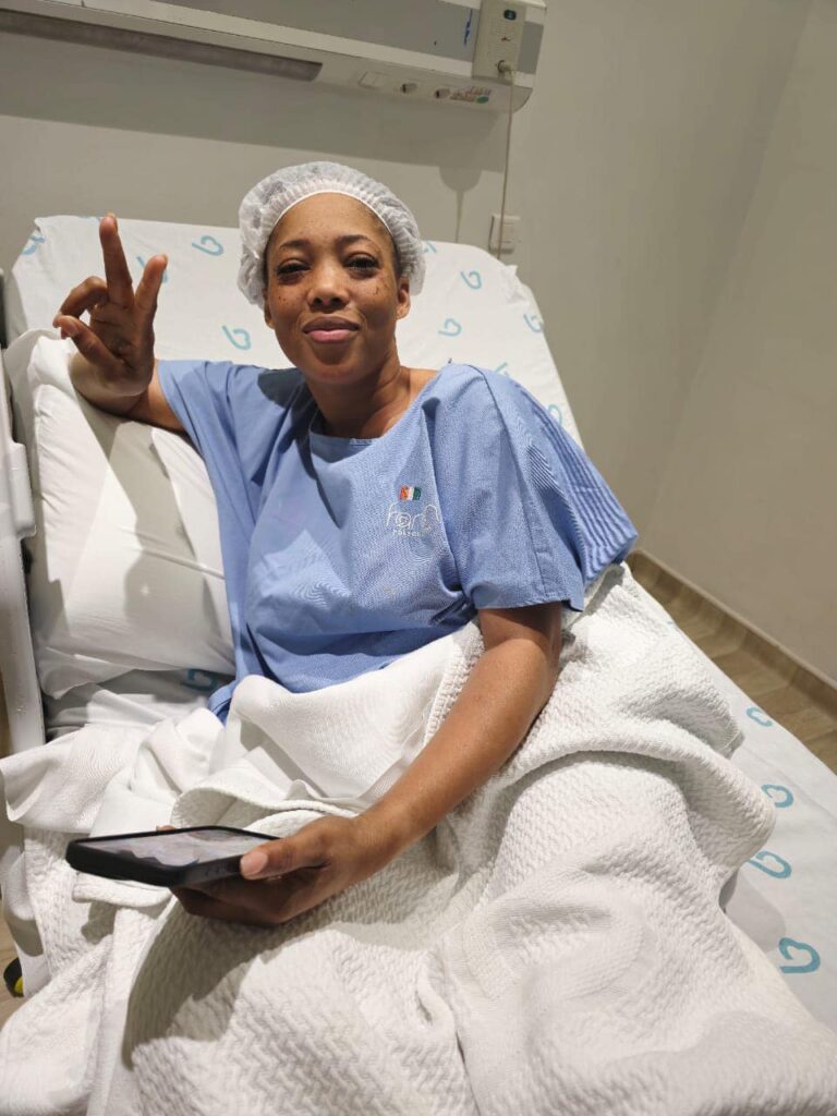 Image de Célébrités. Après avoir achevé un marathon culinaire de 131 heures et 30 minutes, la cheffe ivoirienne Zeinab Bancé a été hospitalisée en raison d’une fatigue extrême et d’une blessure à la main droite. Cet incident met en lumière les sacrifices physiques et mentaux liés à un tel exploit, tout en posant des questions sur les limites du corps humain face à des défis de cette ampleur. Un défi achevé au-delà des attentes Zeinab Bancé, connue pour son talent culinaire et sa détermination, a réalisé un exploit remarquable en cuisinant sans interruption pendant 131 heures et 30 minutes. Ce record potentiel dépasse largement celui détenu par l’Irlandais Alan Fisher, qui avait réussi 119 heures et 57 minutes en octobre 2023. Cependant, cet accomplissement a eu un coût. Le lundi 23 décembre 2024, à 6h30, la cheffe a dû interrompre son effort en raison d’une douleur aiguë à la main droite et d’une fatigue accumulée. Les jours de privation de sommeil et l’intense concentration nécessaire pour réaliser ce marathon culinaire ont fini par imposer une pause médicale indispensable. Quelques heures après son admission à la clinique Farrah, des images de Zeinab Bancé ont circulé sur les réseaux sociaux, montrant la cheffe souriante et visiblement en meilleure forme. Ces clichés ont rassuré ses nombreux fans et admirateurs. Dans un message publié sur sa page Facebook, elle a tenu à remercier toutes les personnes et institutions qui l’ont soutenue : « Merci au Président de l’Assemblée nationale, aux ministères de la Culture et de la Francophonie, du Tourisme et des Loisirs, de la Solidaré, et à tous ceux qui ont cru en moi depuis le début de cette aventure. Merci à la clinique Farrah pour leur professionnalisme. Par la grâce de Dieu, je vais très bien. Rendez-vous dans quelques jours ! » Ce message a réaffirmé son état stable et son optimisme pour l’avenir, tout en renforçant la mobilité autour de sa candidature pour l’homologation de ce record par le Guinness World Records. Une endurance physique et mentale mise à rude épreuve Cuisiner pendant plus de cinq jours consécutifs n’est pas seulement une question de talent. Cela exige une discipline extrême, un soutien logistique précis et une équipe d’experts en santé. Les longues heures passées debout devant les fourneaux, combinées à un sommeil minimal, ont entraîné une fatigue intense et des douleurs physiques. Selon les spécialistes, de tels défis peuvent avoir des conséquences graves si les précautions n’ont pas été rigoureusement respectées. « Les marathons de ce type exposent les participants à des risques de déshydratation, d’épuisement musculaire et même d’insuffisance organique », explique le Dr Koffi Yao, spécialiste en médecine sportive. Heureusement, l’équipe médicale présente a réagi rapidement pour s’assurer que la cheffe reçoive les soins nécessaires. Malgré les défis rencontrés, Zeinab Bancé est confiante quant à la reconnaissance de son record. Les démarches pour la validation officielle par le Guinness World Records sont en cours. Cette homologation ne serait pas seulement une victoire personnelle pour la cheffe, mais également une immense fierté pour la Côte d’Ivoire et le continent africain. Le soutien des institutions ivoiriennes, y compris les ministères mentionnés par la cheffe, souligne l’importance de cet exploit pour la promotion de la culture et de la gastronomie ivoiriennes sur la scène internationale. Ce défi a suscité un débat sur les limites physiques et mentales que l’on peut atteindre en quête d’excellence. Jusqu’où peut-on aller pour marquer l’histoire ? Quels dispositifs peuvent être mis en place pour garantir la sécurité des participants tout en leur permettant de viser des records exceptionnels ?