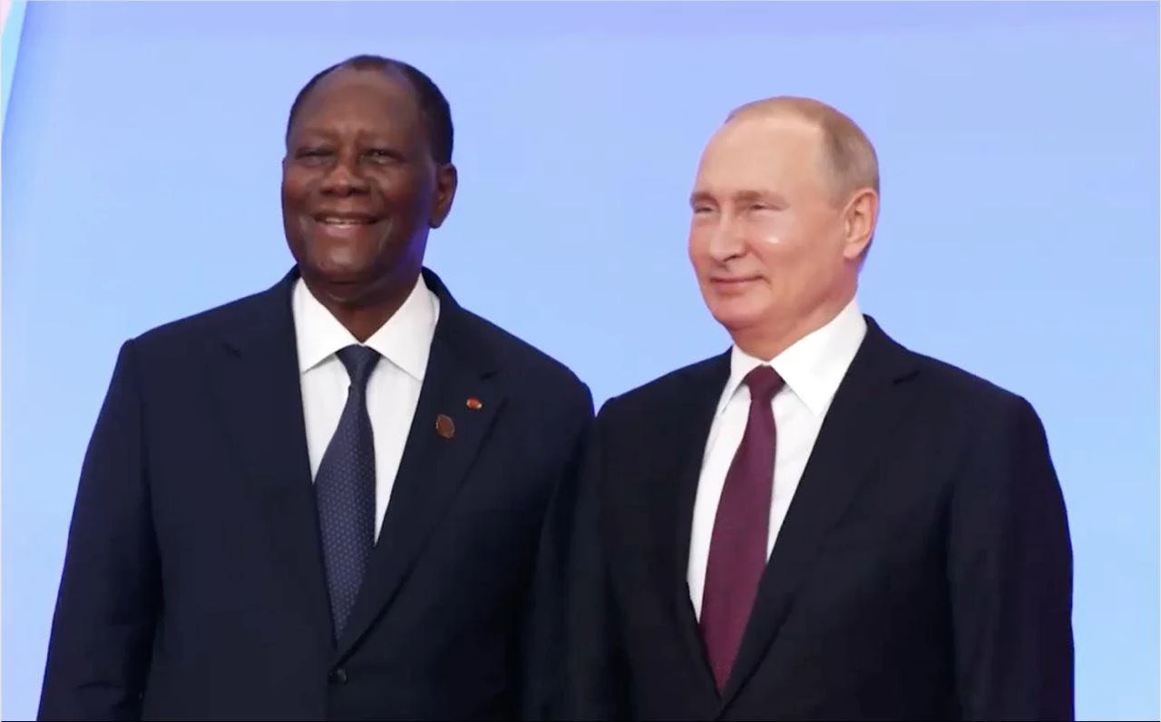 Image de Affaires Etrangères. Le retrait annoncé des troupes françaises de Côte d’Ivoire suscite des réactions internationales. Alors que la France prévoit la fermeture de sa base militaire d’ici 2025, la Russie voit dans cette décision une évolution majeure des relations entre l’ancienne puissance coloniale et les pays d’Afrique de l’Ouest. Cette annonce s’inscrit dans un contexte géopolitique marqué par des tensions croissantes entre Paris et ses anciens partenaires africains. Un retrait historique après plus d’un siècle de présence militaire Depuis 1893, la France maintient une présence militaire continue en Côte d’Ivoire, ancrée notamment à Port-Bouët, dans le sud-est d’Abidjan. Cette base, la plus importante dans le golfe de Guinée, a longtemps été considérée comme un symbole de l’influence française dans la région. Cependant, le retrait progressif des troupes françaises, prévu pour s’achever en 2025, marque la fin d’une ère. Ce départ a été officiellement annoncé lors d'une rencontre entre le général Pascal Ianni, commandant des forces françaises en Afrique, et le général Lassina Doumbia, chef d’état-major de l’armée ivoirienne. Bien que la France n’ait pas précisé de calendrier exact, le ministère russe des Affaires étrangères a indiqué que cette transition devrait être finalisée entre juillet et août 2025. La position de la Russie : une preuve de souveraineté retrouvée La réaction de Moscou ne s’est pas fait attendre. Par le biais d’un communiqué publié mi-décembre, le ministère russe des Affaires étrangères a salué cette évolution, estimant qu’elle témoigne d’une souveraineté accrue des pays africains. « Le retrait des troupes françaises démontre que ces forces ne sont plus nécessaires en Côte d’Ivoire, dont les autorités n’ont pas besoin d’un prétendu "soutien" extérieur », a affirmé le ministère. Selon Moscou, cette décision s’inscrit dans une tendance plus large observée en Afrique de l’Ouest, où les populations sont de plus en plus critiques à l’égard de la présence militaire étrangère. Ce sentiment est particulièrement fort dans les anciennes colonies françaises, où des mouvements de contestation dénoncent une « occupation déguisée ». Le retrait des troupes françaises de Côte d’Ivoire ne constitue pas un cas isolé. Ces dernières années, plusieurs pays d’Afrique de l’Ouest, tels que le Mali, le Burkina Faso et le Niger, ont rompu leurs accords de défense avec Paris. Ces nations reprochent à la France son incapacité à contrer efficacement le terrorisme au Sahel, ainsi qu’un manque de respect envers leurs souverainetés nationales. Au Mali et au Burkina Faso, les gouvernements de transition ont clairement affiché leur préférence pour des partenariats sécuritaires avec d’autres puissances, notamment la Russie. De son côté, le Niger, après un coup d’État en 2023, a également mis fin à la présence militaire française sur son territoire. Ces évolutions traduisent un basculement géopolitique en Afrique francophone. La Russie, avec le soutien de groupes comme Wagner, s’est rapidement imposée comme un acteur incontournable dans la région. Des accusations de mépris envers Emmanuel Macron Pour certains observateurs, le retrait progressif des troupes françaises résulte d’un manque de diplomatie de la part de Paris. Thierry Mariani, député européen, a récemment déclaré que le « mépris » du président Emmanuel Macron envers les dirigeants africains avait contribué à la dégradation des relations. Cette critique est également partagée par plusieurs leaders africains, dont Bassirou Diomaye Faye, président du Sénégal. Celui-ci a affirmé que la présence militaire française était incompatible avec les aspirations souverainistes de son pays. En Côte d’Ivoire, la transition militaire soulève des questions. Comment l’armée ivoirienne prendra-t-elle le relais ? Le général Lassina Doumbia a assuré que des efforts sont en cours pour renforcer les capacités locales, notamment grâce à des partenariats régionaux. Cependant, des analystes mettent en garde contre les risques d’instabilité liés à ce départ. La Côte d’Ivoire, bien que relativement stable, reste vulnérable aux menaces régionales, notamment dans les zones frontalières avec le Mali et le Burkina Faso. Le retrait des troupes françaises pourrait également avoir des implications diplomatiques plus larges. En s’éloignant de ses anciennes colonies, Paris semble redéfinir sa stratégie en Afrique. Cependant, cette décision laisse la porte ouverte à d’autres acteurs, notamment la Russie, la Chine et même la Turquie, qui cherchent à accroître leur influence sur le continent. Alors que la France réduit sa présence, les pays africains devront repenser leurs politiques de défense. La coopération régionale et le développement de capacités autonomes seront cruciaux pour répondre aux défis sécuritaires. Ce retrait marque-t-il le début d’une véritable autonomie stratégique pour les nations africaines, ou ouvre-t-il la voie à de nouvelles dépendances ?