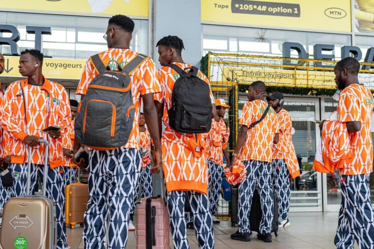 Image de Football. Ce mardi 24 décembre 2024, la sélection nationale locale de la Côte d’Ivoire a quitté Abidjan pour rejoindre Bamako. Ce voyage marquait une étape cruciale dans leur parcours vers une qualification historique au Championnat d’Afrique des Nations (CHAN) 2024. Retour sur une préparation minutieuse et les attentes entourant cette équipe en pleine ascension. Une délégation prête pour l’objectif malien Partis en début d’après-midi d’Abidjan, les Éléphants locaux ont atterri à Bamako à 14h45, après un vol de 1h15. Ce déplacement, au-delà de son aspect logistique, représente une véritable opportunité pour ces joueurs de s’imprégner de l’environnement malien avant le match retour décisif prévu le samedi 28 décembre au stade du 26 mars. Logés à l’hôtel Azalaï dans le quartier ACI 2000, les joueurs disposent des meilleures conditions pour finaliser leur préparation. Sous la houlette de leur entraîneur, Romaric N’Dri, les Éléphants se préparent à affronter un adversaire coriace. Forts de leur victoire lors du match aller contre les Étalons A’ du Burkina Faso, ils doivent désormais confirmer leur supériorité pour franchir cette étape cruciale. La route vers le CHAN 2024 n’a pas été un long fleuve tranquille pour la sélection locale ivoirienne. Constituée dans l’urgence suite à une décision prise en septembre, cette équipe a dû rapidement trouver ses automatismes. Romaric N’Dri, choisi pour ses compétences et son expérience, a relevé le défi en sélectionnant les meilleurs joueurs locaux. Le match aller contre les Étalons A’, disputé à Abidjan, a été le théâtre d’une performance impressionnante. Toutefois, cette victoire ne fut pas sans difficultés. Les joueurs ont démontré une grande résilience, mais aussi des lacunes qu’ils doivent corriger pour le match retour. À Bamako, ils devront faire preuve de concentration et de discipline pour surmonter la pression de jouer à l’extérieur. Le discours mobilisateur d’Idriss Diallo Avant leur départ pour Bamako, le président de la Fédération ivoirienne de football (FIF), Idriss Diallo, a tenu à encourager les joueurs. Dans une allocution empreinte de motivation et de fierté, il a rappelé l’importance de cette compétition pour le pays : « Aujourd’hui, vous avez l’opportunité d’écrire l’histoire. D’abord en allant faire un deuxième match au Mali et en faisant tout pour le remporter et vous qualifier. » Son message s’est aussi voulu pragmatique, insistant sur la nécessité de rester concentrés et de ne pas céder à la provocation : « Restez concentrés ! Sur la base de ce que j’ai suivi, vous avez montré que vous avez un peu plus d’aptitudes. L’écart aurait été plus important si on s’était montrés plus concentrés. » Le CHAN, compétition réservée aux joueurs évoluant dans leurs championnats locaux, constitue une plateforme unique pour valoriser le talent national. La participation de la Côte d’Ivoire, montée en urgence, est déjà perçue comme un signe de résilience et d’ambition. Les attentes autour de cette équipe sont grandes, tant au niveau des supporters que des observateurs. Une qualification pour le CHAN 2024 ne serait pas seulement une récompense pour les efforts des joueurs, mais aussi une vitrine pour le football ivoirien local, souvent éclipsé par les équipes internationales. Le match retour contre le Mali s’annonce comme une véritable épreuve de feu. Jouer à l’extérieur, dans une ambiance hostile, exigera une maîtrise psychologique et tactique exemplaire. Le stade du 26 mars, connu pour son atmosphère électrique, sera un facteur déterminant. Romaric N’Dri et son staff devront trouver les bons ajustements pour contrecarrer les plans maliens. Les Éléphants devront notamment capitaliser sur leurs points forts observés lors du match aller, tout en corrigeant les erreurs de finition qui auraient pu leur coûter cher. Cette campagne qualificative pour le CHAN 2024 va bien au-delà d’une simple compétition. Elle pose la question de l’avenir du football local en Côte d’Ivoire. Comment cette équipe peut-elle inspirer une nouvelle génération de joueurs et de supporters ? Quels sont les investissements nécessaires pour soutenir durablement le football local ? Alors que les Éléphants s’apprêtent à écrire une nouvelle page de leur histoire, une question reste en suspens : cette équipe parviendra-t-elle à surmonter les obstacles et à marquer durablement l’histoire du football ivoirien ?