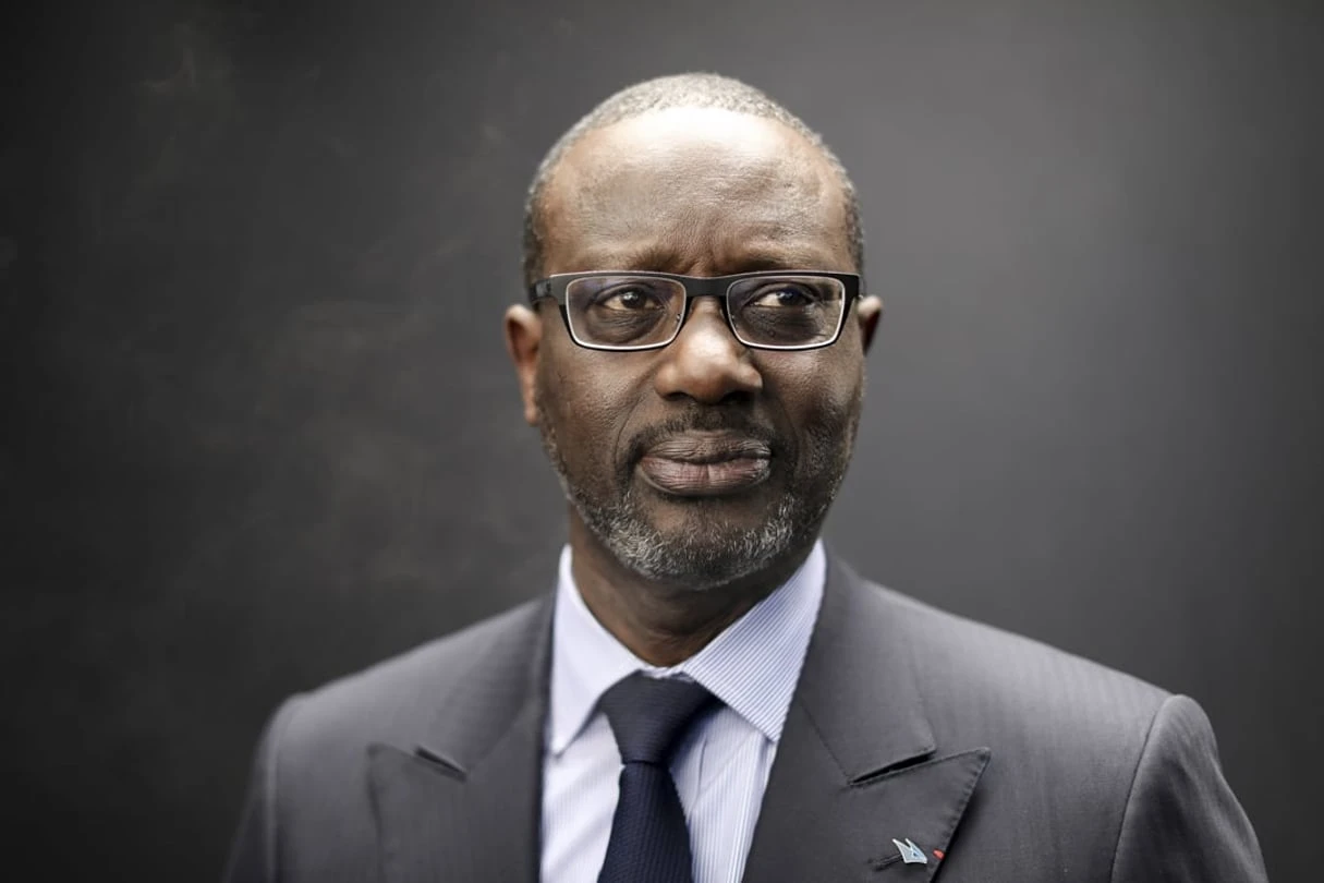 Image de Politique. Les récentes déclarations de Kobenan Kouassi Adjoumani, ministre d’État et porte-parole principal du RHDP, ont provoqué une vive réaction du PDCI-RDA. Au cœur de la controverse, une allégorie prononcée par Tidjane Thiam lors d’un meeting à Aboisso. Loin de se limiter à une simple querelle verbale, cette passe d’armes révèle les tensions sous-jacentes entre les principales forces politiques ivoiriennes. Plongée au cœur de cette polémique qui cristallise les enjeux nationaux. Un discours allégorique qui bouscule Lors de son intervention à Aboisso le 21 décembre 2024, Tidjane Thiam, président du PDCI-RDA, a utilisé une allégorie pour décrire la situation actuelle de la Côte d’Ivoire. Se référant à une épouse délaissée et maltraitée, il a tracé un parallèle symbolique avec le pays, sans nommer explicitement de figures politiques. Cependant, cette métaphore n’a pas tardé à susciter des réactions. Kobenan Kouassi Adjoumani, porte-parole du RHDP, a répondu de manière véhémente, se sentant visé par les propos de l’ancien ministre. Selon le PDCI, cette réaction démontre une mauvaise interprétation du message et détourne le débat des vrais enjeux. « Plutôt que d’examiner les causes du mal-être de l’épouse, le mari préfère attaquer celui qui lui tend la main », a déclaré le service de communication du PDCI-RDA. Une critique acerbe qui souligne l’absence, selon eux, de réponses concrètes de la part du RHDP aux préoccupations des Ivoiriens. Dans sa réponse, Adjoumani a également remis en cause le parcours de Tidjane Thiam, évoquant son départ de la Côte d’Ivoire après le coup d’État de 1999. Selon lui, cela jetterait un doute sur sa légitimité à briguer la magistrature suprême. Le PDCI a immédiatement réagi, qualifiant ces propos de « révisionnisme historique ». Le parti a tenu à rappeler que Thiam, alors en vacances hors du pays, était rentré dès les premiers jours du putsch pour se présenter aux autorités militaires. Son départ ultérieur serait lié à son refus de collaborer avec la junte de Robert Gueï. « Ce qu’a fait le président Thiam s’appelle du courage et du respect des principes républicains », a martelé le communiqué. Une mise au point qui vise à réhabiliter l’image de Thiam face aux critiques. La gestion des crises, un terrain de discorde Le ministre d’État Adjoumani a également mis en avant les crises successives – de 2002, 2010 et 2020 – pour souligner les accomplissements du RHDP dans la stabilisation du pays. Mais pour le PDCI, cette lecture des événements est biaisée. Le communiqué du parti rappelle que ces crises trouvent leurs racines dans des dysfonctionnements structurels, notamment l’absence de dialogue inclusif et la marginalisation de certaines forces politiques. Le PDCI revendique également un rôle central dans la résolution pacifique de ces conflits. « Contrairement à d’autres, nous n’avons jamais promu la violence. Notre engagement a toujours été celui du dialogue et de la réconciliation », affirme le texte. Cette prise de position vise à réaffirmer la légitimité du PDCI en tant qu’acteur clé de la scène politique ivoirienne. Pour le PDCI, les attaques personnelles et les polémiques stériles ne servent qu’à détourner l’attention des enjeux cruciaux. La communication du parti appelle à un débat constructif, basé sur des propositions concrètes pour répondre aux attentes des citoyens. « Le président Thiam vous montre la lune, ne laissez pas votre regard rivé sur son doigt », a conclu le PDCI dans un ton ironique, invitant le RHDP à sortir des querelles inutiles pour se concentrer sur les priorités nationales. Au-delà des invectives, cette confrontation met en lumière des visions divergentes pour l’avenir de la Côte d’Ivoire. Les citoyens, pris dans cette bataille rhétorique, attendent des réponses claires à leurs préoccupations : emploi, sécurité, justice sociale et développement économique. Face à cette polarisation croissante, la question demeure : comment les acteurs politiques ivoiriens peuvent-ils rétablir un dialogue apaisé pour construire une nation véritablement unie et prospère ?