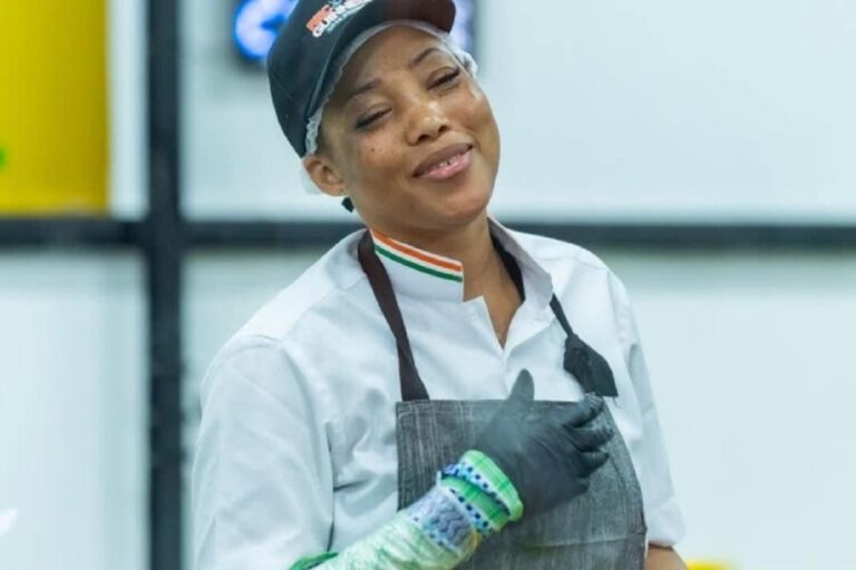 Image de Célébrités. La cheffe ivoirienne Zeinab Bancé, figure emblématique de la gastronomie et de l’engagement solidaire, a apporté une double bonne nouvelle à ses admirateurs ce 25 décembre. Sortie de l’hôpital, elle a révélé son état de santé amélioré et préparé la redistribution des dons récoltés lors de son défi culinaire. Une annonce pleine d’espoir en cette période de fête. Une santé retrouvée : un soulagement collectif Zeinab Bancé, connue pour sa passion de la cuisine et ses exploits hors du commun, a enfin quitté l’hôpital après une période de repos et de soins intenses. Dans un message posté sur sa page Facebook, elle a tenu à rassurer ses fans et sympathisants : « Je vais très bien et je tiens à vous remercier sincèrement pour votre soutien indéfectible tout au long de cette aventure.» Cette déclaration a rapidement suscité une vague de réactions enthousiastes et de messages de félicitations sur les réseaux sociaux. Pour ses admirateurs, voir leur héroïne en bonne santé représente un véritable cadeau de Noël. Ses performances récentes dans un défi culinaire marathonien avaient mobilisé des milliers de personnes, éveillant autant d’admiration que d’inquiétude pour son bien-être physique. Mais aujourd’hui, elle se déclare prête à poursuivre ses engagements. Redistribution des dons : une solidarité exemplaire Au-delà de son rétablissement, Zeinab Bancé a annoncé une initiative qui reflète son attachement aux valeurs de partage et de générosité. Lors de son défi culinaire, un impressionnant élan de solidarité avait permis de récolter des dons destinés à des actions caritatives. « Très bientôt, nous redistribuerons ces dons afin que tout le monde puisse en profiter. Restons unis et solidaires », a-t-elle déclaré. Cette démarche souligne la capacité de Zeinab Bancé à rassembler des personnes de tous horizons autour d’une cause commune. En mobilisant ses compétences et sa notoriété, elle a montré que la cuisine peut être un vecteur de transformation sociale. Des sources proches indiquent que la redistribution ciblera les foyers vulnérables et les organisations communautaires, renforçant ainsi l’impact des dons. Une nation unie dans l’adversité L’exploit de Zeinab Bancé ne s’arrête pas aux performances culinaires. Son défi a réussi à unir les Ivoiriens au-delà des différences sociales, politiques et culturelles. Pendant l’événement, des messages d’encouragement ont afflué de toutes les régions du pays. « Pendant ce marathon, nous étions tous unis : du Nord au Sud, de l’Est à l’Ouest. Nous étions sans partis politiques, sans barrières religieuses, sans différences ethniques », a écrit un admirateur. Cette cohésion nationale rappelle que des figures emblématiques comme Zeinab Bancé peuvent jouer un rôle crucial dans la promotion de la paix et de l’unité, même dans des contextes marqués par des tensions. Zeinab Bancé est bien plus qu’une cheffe cuisinière : elle est une influenceuse sociale qui inspire des milliers de jeunes. Ses admirateurs la qualifient de « modèle exemplaire pour cette génération ». En mettant en avant le travail, la persévérance et le partage, elle incarne une vision positive de l’influence dans un monde souvent critiqué pour ses valeurs superficielles. À travers ses actions, elle rappelle que le succès ne se mesure pas seulement en termes de reconnaissance personnelle, mais aussi par l’impact sur les autres. « Tu es belle, courageuse, forte, bosseuse, exemplaire », a écrit un fan, reflétant le sentiment général. Alors que Zeinab Bancé retrouve ses forces, ses projets ne cessent de se multiplier. Elle prévoit d’organiser de nouveaux événements pour promouvoir la solidarité et la cohésion sociale à travers le pays. Ces initiatives pourraient inclure des ateliers culinaires pour les jeunes, des campagnes de sensibilisation et des collectes de fonds. En cette période de fête, son message de joie, d’amour et de partage trouve une résonance particulière. « Que cette fête soit remplie de joie, d’amour et de partage pour chacun d’entre vous ! », a-t-elle conclu dans son message. Alors que la cheffe continue d’inspirer par sa détermination et son altruisme, une question demeure : comment Zeinab Bancé poursuivra-t-elle son œuvre pour renforcer l’unité et le bien-être de la société ivoirienne ?