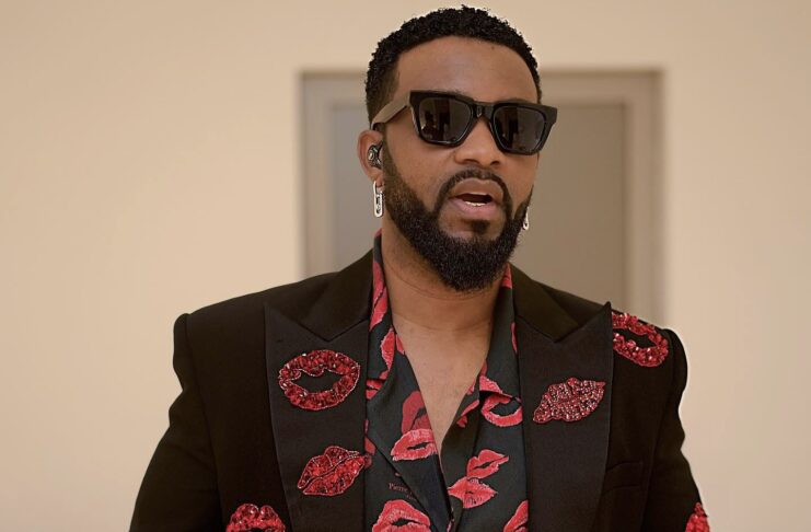 Image de Musique/Radio. Le 25 décembre 2024, Abidjan a vibré au rythme de la musique de Fally Ipupa. Le Parc des Expositions a accueilli des milliers de fans venus célébrer Noël en compagnie de l’icône congolaise. Pourtant, une affluence record a provoqué des incidents aux entrées, suscitant frustration et chaos avant le début du spectacle. Face à cette situation, l’artiste a rapidement réagi avec des excuses publiques et une promesse de réconciliation musicale. Une affluence historique pour une soirée unique C’était un événement attendu par des milliers de mélomanes : le concert de Fally Ipupa à Abidjan pour célébrer Noël 2024. Connu pour ses performances scéniques spectaculaires et sa capacité à unir les publics de tous horizons, l’artiste avait préparé un spectacle à la hauteur des attentes. « C’était la fête de Noël, et nous voulions la passer avec notre idole, » confie une fan venue de Yopougon. Dès les premières heures de l’après-midi, les abords du Parc des Expositions étaient envahis par une foule impressionnante. Des familles entières, des groupes d’amis et des admirateurs solitaires avaient convergé vers le lieu, espérant s’immerger dans l’univers musical de l’étoile congolaise. Un débordement incontrôlé à l’entrée Cependant, l’engouement général a rapidement viré à la frustration pour certains. Une organisation dépassée par l’ampleur de l’affluence a conduit à des files d’attente interminables et des bousculades aux portes. Des dizaines de fans se sont retrouvés bloqués à l’extérieur malgré leur billet en main. « On a attendu des heures sous la chaleur, et au final, on n’a pas pu entrer. C’était décevant, » témoigne un jeune homme visiblement amer. La sécurité, bien que présente en nombre, a eu du mal à gérer l’afflux massif. Heureusement, grâce à une intervention rapide et coordonnée, la situation a été contenue avant de dégénérer. Un concert sauvé par l’énergie de l’artiste Malgré ces incidents, le concert a finalement pu commencer, offrant aux spectateurs présents une soirée d’exception. Fally Ipupa, toujours professionnel et charismatique, a su transformer l’énergie de la foule en une véritable communion musicale. Ses plus grands tubes, tels que « Tokooos » et « Eloko Oyo », ont résonné sous les ovations d’un public conquis. « Nous avons vécu un moment inoubliable. Malgré les difficultés, Fally a assuré le spectacle, » raconte une spectatrice émerveillée. Les effets visuels, la mise en scène impeccable et l’émotion palpable dans chaque chanson ont fait de ce concert une expérience unique pour ceux qui avaient pu y assister. Des excuses et une promesse à la hauteur des attentes Conscient de la frustration des fans laissés à l’extérieur, Fally Ipupa a rapidement pris la parole sur ses réseaux sociaux. « Abidjan Babi, désolé pour ceux d’entre vous qui n’ont pas pu entrer dans la salle en raison du débordement. Nous vous promettons de fixer une nouvelle date pour un autre show très très rapidement cette semaine, » a-t-il écrit dans un post Facebook. Cette annonce a suscité un vif enthousiasme parmi les fans, beaucoup saluant la réactivité et l’empathie de l’artiste. « Fally montre qu’il respecte son public. C’est rare de voir un artiste aussi impliqué, » commente un internaute. Cet incident met en lumière les défis croissants liés à l’organisation des concerts de grande envergure en Afrique. L’affluence record de ce spectacle souligne la nécessité d’améliorer la gestion des foules et la coordination logistique. À Abidjan, comme dans d’autres grandes villes africaines, l’essor de la musique urbaine et la popularité des artistes locaux attirent des foules toujours plus importantes. Les organisateurs doivent faire face à des exigences accrues en matière de sécurité, de confort et de fluidité. Comme l’explique un spécialiste de l’événementiel : « La préparation d’un tel événement ne s’improvise pas. Il faut anticiper les problèmes et mettre en place des stratégies efficaces pour éviter les débordements. » Les incidents survenus lors du concert de Fally Ipupa posent une question essentielle : comment concilier la popularité croissante des artistes africains avec une organisation à la hauteur des attentes du public ? Alors que la scène musicale africaine continue de rayonner à l’échelle mondiale, quelles mesures doivent être prises pour garantir la sécurité et le bien-être des spectateurs lors de tels événements ?