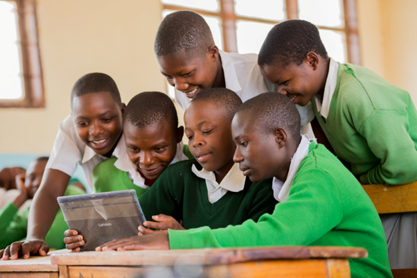 Image de Études/Devoirs. La Côte d'Ivoire, déterminée à moderniser son système éducatif et de formation professionnelle, se tourne résolument vers le numérique. Cette volonté de transformation, portée par le ministère de l’Enseignement technique, de la Formation professionnelle et de l’Apprentissage (METFP), se concrétise par une collaboration stratégique avec l'UNESCO. Le pays met en place une série d'initiatives pour élaborer une stratégie nationale visant à digitaliser le système d'enseignement technique et de formation professionnelle (ETFP). Ce projet ambitieux s'inscrit dans le cadre d'une vision panafricaine de transformation numérique du secteur éducatif, visant à améliorer l'accès à une formation de qualité pour tous. L'atelier de discussion organisé récemment vise à jeter les bases de ce changement profond, tout en garantissant une forte implication des acteurs locaux et internationaux du secteur. Quels seront les impacts de cette digitalisation sur la jeunesse ivoirienne et sur la compétitivité du pays à l'échelle continentale ? La Transformation Numérique au Service de l’Éducation Le projet de transformation numérique de l'enseignement technique et de la formation professionnelle en Côte d'Ivoire s'inscrit dans une dynamique globale visant à répondre aux défis du XXIe siècle. Alors que le monde entier se digitalise à un rythme effréné, les secteurs éducatifs, et en particulier la formation technique, doivent s’adapter pour répondre aux besoins des jeunes générations, qui sont appelées à évoluer dans un environnement de plus en plus numérique. En Côte d'Ivoire, cette transition est particulièrement cruciale pour répondre à des enjeux socio-économiques majeurs. Les ateliers organisés en collaboration avec l’UNESCO, ainsi que les consultations avec les acteurs du secteur, ont pour objectif de définir une feuille de route claire pour l’intégration des outils numériques dans l’enseignement technique et la formation professionnelle. À travers cette initiative, le pays entend non seulement moderniser son système éducatif, mais aussi créer de nouvelles opportunités pour les jeunes, en particulier pour les filles, souvent sous-représentées dans certaines filières techniques. L’Unesco : Un Partenaire Clé dans la Réforme de l’ETFP L'UNESCO joue un rôle central dans cette initiative de digitalisation. Selon Mme Haïdara, la représentante de l’UNESCO en Côte d'Ivoire, « l'UNESCO, marquant une importance capitale pour les enjeux cruciaux qui entourent la transition numérique, a pris l’initiative de mettre à disposition de la Côte d’Ivoire des ressources et l’expertise technique pour accompagner l’élaboration de la stratégie nationale de digitalisation de l’ETFP ». L'organisation internationale, qui œuvre pour la promotion de l'éducation dans le monde, s'engage pleinement aux côtés de la Côte d'Ivoire dans ce processus de transformation. Cette coopération permet à la Côte d'Ivoire de bénéficier de l'expertise et des ressources techniques nécessaires pour adapter son système éducatif aux réalités du numérique. Le projet, qui vise une approche inclusive, devrait permettre d'offrir une formation de qualité à une plus grande partie de la population, tout en anticipant les besoins futurs en matière de compétences numériques. Une Stratégie Long Terme pour l’Éducation Numérique L’initiative de digitalisation ne se limite pas à une simple introduction de technologies dans les salles de classe. Elle repose sur une vision à long terme visant à construire un écosystème éducatif numérique capable de s’adapter aux évolutions technologiques constantes. L’objectif ultime est de doter le pays d’un cadre stratégique de référence qui pourra être utilisé non seulement en Côte d'Ivoire, mais également dans d’autres pays africains. Le gouvernement ivoirien, avec le soutien de l’UNESCO, veut s’assurer que la transformation numérique bénéficie aux jeunes générations, filles comme garçons, en leur offrant un accès égal à une éducation et une formation professionnelle de qualité. Cela inclut la mise en place d'infrastructures numériques, la formation des enseignants, ainsi que la création de contenus pédagogiques adaptés aux besoins du marché de l’emploi et aux nouvelles technologies. Un Soutien International pour Accélérer le Changement L’initiative de digitalisation de l’ETFP en Côte d'Ivoire bénéficie du soutien de plusieurs organisations internationales qui ont un rôle à jouer dans le développement de l’éducation et de la formation professionnelle en Afrique. Parmi les partenaires clés figurent l’Institut de la Francophonie pour l'Éducation et la Formation (IFEF) et l’Institut Africain pour le Développement Économique et la Planification (IDEP). Ces institutions, reconnues pour leur expertise en matière de développement éducatif et économique, soutiennent la Côte d'Ivoire dans sa démarche de modernisation de l'ETFP. Le soutien international est essentiel pour garantir la réussite de cette transformation, car il permet d'accélérer le processus de digitalisation, tout en partageant des bonnes pratiques et des modèles éprouvés d'autres pays ayant entrepris des réformes similaires. La coopération entre les acteurs ivoiriens et internationaux constitue un levier crucial pour l’avenir de l’enseignement technique et de la formation professionnelle dans le pays. L'Enjeu de l'Accès à une Formation de Qualité pour Tous La digitalisation de l’éducation technique et professionnelle en Côte d'Ivoire pose également la question de l'accès à une formation de qualité. Si la transition numérique présente des avantages indéniables en termes d’élargissement de l’accès à l’éducation, elle comporte également des défis. L’un des principaux enjeux est celui de l’équité. En effet, si des efforts sont déployés pour connecter les élèves et les enseignants, il demeure une question d’infrastructure et de capacité d’adaptation aux nouvelles technologies. L’accès à internet, la formation des enseignants et l’adaptation des contenus pédagogiques aux réalités locales sont des aspects cruciaux pour garantir une digitalisation réussie. Dans un pays comme la Côte d'Ivoire, où les disparités régionales sont encore importantes, il est essentiel que la digitalisation ne soit pas synonyme d’exclusion, mais plutôt d'inclusivité. Le défi sera de s'assurer que les zones rurales, souvent laissées pour compte en matière d'accès aux nouvelles technologies, bénéficient également des avantages de cette réforme. L’Avenir de la Formation Professionnelle en Côte d’Ivoire L’adoption du numérique dans l’ETFP n’est pas simplement une réponse aux défis contemporains ; elle est également une préparation pour l’avenir. Le monde du travail évolue rapidement, avec des secteurs comme la technologie, l’intelligence artificielle, et les énergies renouvelables qui prennent une place de plus en plus importante. L’objectif de la Côte d'Ivoire est de préparer ses jeunes à ces nouveaux métiers, en leur offrant une formation professionnelle qui soit à la fois moderne et en phase avec les besoins du marché. Ainsi, la digitalisation de l’enseignement technique et de la formation professionnelle devient une condition sine qua non pour permettre au pays de se positionner comme un acteur compétitif à l’échelle africaine. En développant des compétences numériques et en facilitant l’accès à des formations professionnelles de qualité, la Côte d'Ivoire peut espérer répondre aux besoins croissants du marché du travail, tout en contribuant à la croissance économique et à l’élévation du niveau de vie de sa population. L'initiative de digitalisation de l’ETFP est une étape cruciale pour la Côte d'Ivoire dans sa quête d’un développement durable et inclusif. En s'engageant dans cette voie, le pays vise à offrir à ses jeunes un avenir plus radieux, fondé sur l’acquisition de compétences de demain. Cependant, la question demeure : jusqu’à quel point ces réformes permettront-elles de répondre aux défis d’inégalité et d'accès dans le pays, et seront-elles suffisantes pour garantir une compétitivité durable à l’échelle continentale ?