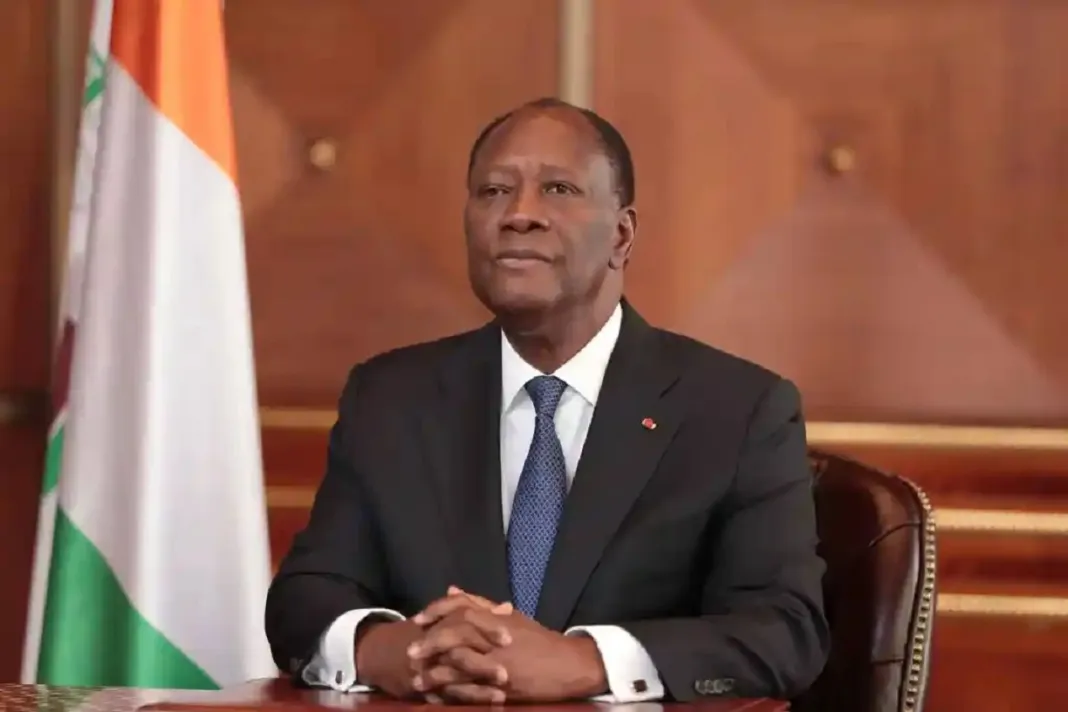 Image de Politique. En Côte d'Ivoire, les préparatifs pour l'élection présidentielle de 2025 battent déjà leur plein. Le débat public s'intensifie sur la question de la succession du président sortant, Alassane Ouattara, qui, malgré des incertitudes sur sa décision de se représenter, demeure une figure centrale de la politique ivoirienne. Dans cette dynamique, Mathias Kakou, président du Parti pour le progrès et le socialisme (PPS), a pris la parole pour désigner Ouattara comme le « candidat idéal » pour l'élection à venir. Lors d'une conférence de presse, Kakou a non seulement souligné l’importance de son leadership, mais a également exprimé des réserves sur les candidatures de certaines figures de l’opposition, telles que Tidjane Thiam et Laurent Gbagbo. Cette déclaration marque un tournant dans le paysage politique ivoirien, où les enjeux de stabilité, de paix et de développement restent au cœur des préoccupations. Mathias Kakou et l'Appel à Alassane Ouattara Dans un contexte marqué par une opposition de plus en plus fragmentée et des défis sécuritaires croissants, Mathias Kakou a rappelé la nécessité pour la Côte d'Ivoire d’avoir un président expérimenté pour faire face aux enjeux contemporains. Pour lui, Alassane Ouattara incarne le « candidat du peuple » et celui qui peut garantir la stabilité du pays. Lors de sa déclaration, Kakou a insisté sur le fait que son appel ne relevait pas d'une sollicitation de candidature, mais plutôt d'une reconnaissance du rôle vital joué par Ouattara dans le développement et la préservation de la paix en Côte d'Ivoire. "Nous ne sollicitons pas le président Ouattara pour qu’il soit candidat, mais il est l’homme qu’il faut à la Côte d’Ivoire pour garantir la paix, promouvoir le développement et assurer la sécurité", a-t-il affirmé devant la presse. Cette prise de position est d’autant plus significative qu’elle intervient à un moment où de nombreuses personnalités politiques, au sein de l’opposition, commencent à envisager la possibilité de succéder à Ouattara. Au-delà de la simple question de la gouvernance, Mathias Kakou a fait une analyse plus large des défis auxquels la Côte d’Ivoire doit faire face dans les années à venir. Il a mis l’accent sur les enjeux sécuritaires, notamment l'augmentation du terrorisme dans la région sahélienne et les tensions géopolitiques croissantes qui menacent la stabilité des États voisins. Pour Kakou, la capacité d'Alassane Ouattara à naviguer dans cet environnement complexe est un atout majeur. Le président ivoirien, selon Kakou, a su faire preuve de fermeté et d’anticipation face aux défis sécuritaires internes et externes. Dans son discours, il a rappelé que la stabilité en Côte d'Ivoire a été consolidée sous le leadership de Ouattara, notamment par le renforcement des forces de sécurité et l’amélioration de la coopération régionale en matière de lutte contre le terrorisme. Les Candidatures de l'Opposition : Le Cas de Tidjane Thiam et Laurent Gbagbo Le climat politique en Côte d'Ivoire est également marqué par la montée des ambitions présidentielles au sein de l’opposition. Le nom de Tidjane Thiam, ancien directeur général du Crédit Suisse, circule depuis plusieurs mois, et il est pressenti comme l’un des candidats du Parti démocratique de Côte d'Ivoire (PDCI). Cependant, Mathias Kakou a exprimé de vives réserves concernant cette candidature. Selon lui, Thiam, bien qu’intelligent et expérimenté dans le domaine financier, ne répond pas aux critères nécessaires pour gouverner un pays aussi complexe que la Côte d'Ivoire. Kakou a ajouté que "si Tidjane Thiam veut un jour devenir président de la République, il devrait se rapprocher de son aîné", une allusion directe à Alassane Ouattara, dont le leadership est jugé indispensable pour l’avenir du pays. Kakou a également exprimé son scepticisme concernant une éventuelle candidature de Laurent Gbagbo, ancien président et leader du PPA-CI. Il a qualifié cette candidature de « problématique », en raison des condamnations judiciaires qui pèsent sur Gbagbo et qui le rendent inéligible. De plus, Kakou a suggéré que la motivation derrière la candidature de Gbagbo pourrait être animée par un désir de revanche, ce qui risquerait de provoquer des tensions et des troubles au sein de la société ivoirienne. Au cœur de la position de Mathias Kakou se trouve l’idée d’une réconciliation nationale, basée sur l’unité politique et sociale. Il a exprimé l'espoir que le Parti démocratique de Côte d'Ivoire (PDCI) rejoigne le Rassemblement des houphouëtistes pour la démocratie et la paix (RHDP) afin de soutenir la candidature d'Alassane Ouattara pour un troisième mandat. Kakou a insisté sur le fait que la Côte d'Ivoire a besoin d’unité pour faire face aux défis du développement et de la sécurité. Il a appelé les anciens alliés politiques d’Ouattara, notamment le PDCI, à se rallier à lui, soulignant que l’opposition était trop fragmentée et divisée pour constituer une véritable alternative. "Le président Ouattara tend la main à ses anciens alliés", a précisé Kakou, ajoutant que ce geste visait à renforcer la cohésion nationale dans une période particulièrement sensible. Il a également mentionné la dissolution de la FESCI, un événement qui a cristallisé les tensions politiques, et a mis en cause des partis comme le PPA-CI, qu’il accuse d’avoir manipulé des syndicats étudiants pour atteindre des fins politiques. Le Défi de l’Élection Présidentielle de 2025 : Entre Stabilité et Divisions L’élection présidentielle de 2025 sera sans aucun doute un tournant pour la Côte d’Ivoire. Les tensions internes, les ambitions des personnalités politiques et les incertitudes géopolitiques représentent des défis considérables pour le pays. Si Alassane Ouattara décide de se présenter à nouveau, il devra naviguer dans un paysage politique en mutation rapide, où les questions de sécurité, de réconciliation et de développement seront au cœur des débats. Mathias Kakou a réaffirmé que la stabilité et le développement de la Côte d’Ivoire exigeaient un leadership fort et expérimenté. Pour lui, la décision d’Alassane Ouattara de briguer un troisième mandat serait cruciale pour maintenir la cohésion nationale et continuer à promouvoir la paix et le développement dans un contexte régional instable. La Côte d’Ivoire semble se retrouver à un carrefour décisif dans son histoire politique. D’un côté, le président Ouattara, fort de ses réalisations passées, incarne un espoir de continuité et de stabilité. De l’autre, l’opposition semble de plus en plus divisée, avec des personnalités comme Tidjane Thiam et Laurent Gbagbo qui se positionnent comme des alternatives, mais qui peinent à convaincre une large partie de l’électorat. Si la situation politique continue à se polariser, la question de la stabilité du pays pourrait se poser avec davantage d’acuité à l’approche de 2025. Dans ce contexte, il reste à savoir si Alassane Ouattara saura rassembler suffisamment de soutiens pour poursuivre son projet de développement et de réconciliation ou si l’opposition parviendra à se structurer suffisamment pour offrir une alternative viable. Les prochains mois seront cruciaux pour la Côte d’Ivoire, avec une élection présidentielle qui s’annonce déjà comme un test de force entre le président sortant et ses opposants. La question qui demeure est de savoir si, face à la montée des tensions et des divisions internes, le pays parviendra à maintenir l’unité et à éviter un retour à la violence politique. La stabilité du pays dépendra en grande partie de la capacité des leaders politiques à dépasser leurs différends et à mettre l’intérêt national avant leurs ambitions personnelles. Alassane Ouattara sera-t-il en mesure de rallier tous les Ivoiriens autour de son projet, ou la fragmentation de l’opposition risque-t-elle de créer un climat de polarisation qui pourrait nuire à la stabilité du pays ?