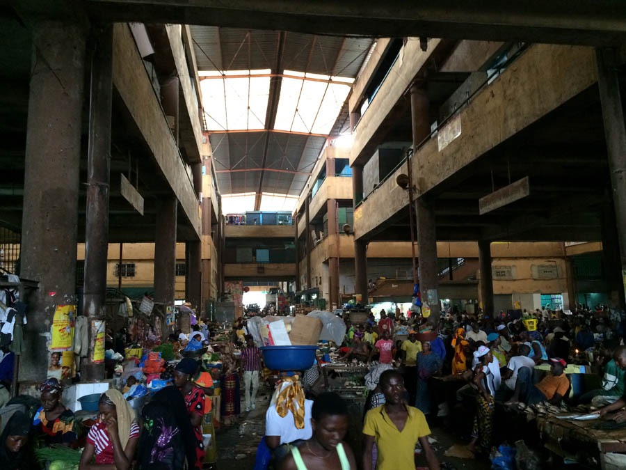 Image de Société. À Abidjan, la scène des marchés ne ressemble à aucune autre. Ici, les vendeurs ne se contentent pas de vendre des produits ; ils captivent leur public, attirent les clients et offrent des performances spontanées qui font de chaque achat une expérience unique. L’originalité et l’humour, loin d’être de simples atouts commerciaux, sont devenus de véritables armes de séduction. Dans ces lieux bourdonnants d’activités, les marchands font bien plus que proposer des biens : ils suscitent des sourires, provoquent des éclats de rire, et parfois même marquent les esprits à travers des répliques mémorables. Entre les appels exubérants des commerçants et leurs blagues spontanées, les marchés d’Abidjan se métamorphosent en scènes de stand-up à ciel ouvert où les produits ne sont pas les seuls à se vendre. L'humour devient ainsi une monnaie d'échange presque aussi précieuse que les biens eux-mêmes. Les Marchés d’Abidjan : Un Terrain de Jeu pour les Commerçants Créatifs Les marchés d’Abidjan, en particulier ceux des quartiers populaires comme Yopougon, Cocody ou encore Treichville, sont des lieux où l’activité économique s’entrelace avec la créativité. Dès que l’on met les pieds sur l’une de ces places animées, on est immédiatement frappé par l’énergie palpable qui y règne. Mais au-delà de l’agitation des vendeurs et de la diversité des produits, c’est l’approche particulière des commerçants qui se distingue. Les marchands ne se contentent pas de vendre des marchandises. Ils cherchent à capter l’attention, à séduire, à provoquer un sourire, et parfois même à provoquer l’émotion. À Abidjan, chaque interaction peut devenir un spectacle improvisé, chaque cri un éclat de rire. Les vendeurs jonglent avec les mots et les situations pour attirer les clients. Ils ne se contentent pas de proposer leurs produits : ils les « vendent » avec des jeux de mots, des anecdotes hilarantes ou des répliques imprévisibles qui ajoutent une dimension théâtrale à l’acte d’achat. "Libanais est tombé !", "Ton mari est fauché, mais tu seras bien habillée !" : ces phrases ne sont pas simplement des slogans commerciaux, mais des accroches pleines de malice et de dérision. Elles font partie intégrante du folklore des marchés abidjanais, où l’humour et l’autodérision sont les clés de la réussite commerciale. L’Humour, un Véritable Code Social dans les Marchés L’humour, dans ces marchés, n’est pas un simple outil de distraction ; il constitue un code social puissant qui régit les interactions entre les marchands et les clients. Ce sens de l’humour, souvent spontané et décalé, est une forme de communication à part entière, qui va bien au-delà des simples échanges commerciaux. Dans ces échanges, le client n'est plus seulement un consommateur : il devient un acteur du spectacle. En jouant sur les mots et les situations de la vie quotidienne, les commerçants parviennent à créer une proximité avec leur public. L'humour devient ainsi une façon d’établir une relation de confiance, mais aussi de faire oublier les inégalités sociales et économiques. Dans un pays comme la Côte d'Ivoire, où les différences de statut sont parfois marquées, ces moments d'humour dans les marchés servent de ponts, allégeant les tensions et créant un environnement propice à la consommation. L’appel aux produits n’est plus une simple question de prix ou de qualité ; il devient un jeu de séduction, un moyen pour les marchands de faire en sorte que leurs clients se sentent à l’aise, qu'ils se détendent et qu’ils aient envie de revenir. "On ne te vend pas juste un tissu, on te vend une histoire, un rire, une complicité", pourrait-on entendre dans ces marchés où le marchand devient un narrateur et le client, un spectateur invité à participer à la scène. La popularité de ces pratiques humoristiques sur les marchés abidjanais n’est pas nouvelle, mais elle connaît aujourd'hui un essor remarquable. Avec la démocratisation des smartphones et des réseaux sociaux, les moments les plus drôles et les plus créatifs partagés sur les marchés circulent désormais au-delà des frontières physiques des lieux. Des vidéos de commerçants utilisant des blagues pour vendre des produits, ou de clients réagissant avec enthousiasme à une réplique inattendue, font aujourd'hui le tour d'Internet. Les réseaux sociaux ont permis à ce phénomène de se propager, apportant une visibilité inattendue à cette forme d’humour unique qui se joue dans les allées des marchés. Ce phénomène témoigne de la manière dont les espaces commerciaux abidjanais se sont transformés en véritables scènes d’expression populaire. Les marchés ne sont plus seulement des lieux où l’on échange des biens contre de l’argent ; ce sont des lieux où se rencontrent plusieurs formes de créativité, d'artisanat, et où l'humour trouve une place privilégiée. En effet, la dimension populaire de l’humour sur les marchés d’Abidjan dépasse le simple cadre commercial. C’est une forme d’expression qui reflète la vivacité culturelle de la ville et qui permet à ses habitants de se retrouver autour de points communs : les blagues, les situations quotidiennes, et un sens aiguisé du spectacle. L’humour, ici, devient ainsi un reflet de la culture urbaine abidjanaise, marquée par sa diversité, sa résilience et sa capacité à transformer les difficultés de la vie quotidienne en occasions de rire. Les Limites de l'Humour Marchand : Entre Créativité et Controverse Bien que l’humour soit largement apprécié et constitue un atout considérable pour les commerçants des marchés abidjanais, il existe néanmoins des limites à cette forme d’expression. Certains vendeurs vont parfois trop loin, en frôlant la frontière de l’indécence ou en utilisant des stéréotypes qui peuvent offenser certains clients. Par exemple, des blagues sur les faiblesses financières d'un mari ou des insinuations sur la vie privée des clients peuvent être perçues comme déplacées. Ces dérives posent la question de la ligne à ne pas franchir lorsque l’on utilise l’humour comme un outil commercial. Si le rire est un moyen d’attirer l’attention, il peut aussi devenir une arme à double tranchant. La frontière entre l’humour innocent et celui qui pourrait stigmatiser ou offusquer devient de plus en plus floue, notamment à l’ère des réseaux sociaux, où chaque commentaire ou réplique peut être capté et amplifié en quelques secondes. Cependant, ces excès ne semblent pas freiner la popularité de l’humour dans les marchés d’Abidjan. Au contraire, ils témoignent de la vivacité du phénomène et de son caractère profondément ancré dans la culture locale. En fin de compte, l’humour reste un moyen pour les vendeurs de se démarquer dans un environnement commercial extrêmement compétitif, et de créer un lien unique avec leurs clients. Les marchés d’Abidjan ont évolué bien au-delà de leur rôle traditionnel de centres commerciaux. Ils sont devenus des lieux où l’humour joue un rôle central, où la créativité et l’improvisation dominent les échanges. L’humour est une arme de séduction redoutable qui permet aux marchands de se distinguer, de capter l’attention et de renforcer leur lien avec les clients. Dans un contexte où la concurrence est féroce et où les clients sont de plus en plus exigeants, cette approche originale et divertissante semble être un moyen efficace d’attirer et de fidéliser une clientèle. Mais cette évolution soulève également une question importante : dans quelle mesure l’humour peut-il être une solution pérenne pour les commerçants d’Abidjan face à l’intensification des défis économiques et sociaux ? À l’ère des réseaux sociaux et de la visibilité numérique, jusqu’où peut aller l’humour dans les marchés d’Abidjan avant que ses dérives ne nuisent à son efficacité commerciale et sociale ?