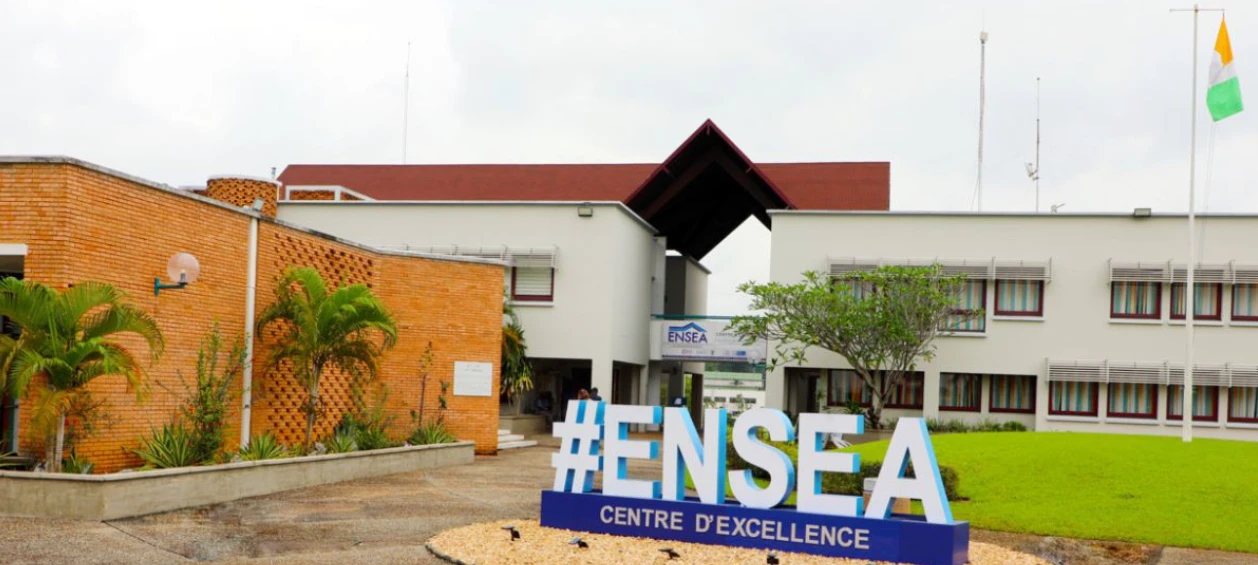 Image de Offres d'Emploi. Le concours d’entrée à l’Ecole Nationale Supérieure de Statistique et d’Economie Appliquée (ENSEA) s’annonce comme une occasion unique pour les étudiants ambitieux de se former dans des disciplines clés pour le développement de l’Afrique. Alors que les inscriptions battent leur plein depuis le 14 décembre 2024, l’attention est portée sur les opportunités offertes par cette prestigieuse institution. Un tremplin vers l’excellence : le concours ENSEA 2025 L’ENSEA, établie en Côte d’Ivoire, jouit d’une réputation établie pour la formation de spécialistes en statistiques et économie appliquée. Le concours d’entrée de cette année cible exclusivement les filières Analystes Statisticiens (AS) et Ingénieurs Statisticiens Économistes (ISE), deux parcours stratégiques pour répondre aux besoins de développement des États africains. « L’ENSEA offre une plateforme unique pour les étudiants désireux d’acquérir une formation de qualité dans des disciplines au cœur du progrès économique et social », déclare un représentant de l’école. Critères d’admissibilité : Une sélection rigoureuse Les conditions pour se présenter au concours sont strictes mais accessibles, reflet de l’exigence et de la qualité des formations dispensées. Les candidats doivent : - Être nés après le 31 décembre 2002, limitant ainsi l’âge à 23 ans maximum en 2025. - Posséder un baccalauréat scientifique (séries C, D, E ou S) ou être en classe de terminale dans l’une de ces filières. Les inscriptions, ouvertes jusqu’au 10 février 2025, sont accompagnées d’un appel à la vigilance : « Les candidats doivent veiller à préciser très clairement leur adresse e-mail afin de recevoir leur lettre d’admission en juillet 2025 », souligne un responsable administratif de l’institution. Un calendrier structurant pour les épreuves Le concours s’articule autour de deux étapes majeures : 1. Test de présélection : Programmé le samedi 1er mars 2025, il permettra de filtrer les candidatures selon des critères académiques précis. 2. Composition finale : Prévue les 7 et 8 avril 2025, cette épreuve décisive mobilisera les compétences des postulants sur des sujets variés allant des mathématiques à l’analyse économique. Formalités administratives : Les documents requis Pour participer au concours, les candidats doivent fournir une série de documents : - Une demande d’inscription adressée au Directeur de l’ENSEA. - Une copie de l’extrait d’acte de naissance et du certificat de nationalité. - Trois photos d’identité en couleur. - Une copie du diplôme ou du certificat de scolarité. - Le paiement des frais d’inscription, fixés à 15 000 FCFA, via des plateformes sécurisées comme TrésorPay. L’ENSEA insiste sur la nécessité de numériser ces documents avant de démarrer la procédure d’inscription en ligne. Depuis sa création, l’ENSEA a formé des milliers de professionnels qui occupent aujourd’hui des postes stratégiques en Afrique et ailleurs. Ses programmes académiques, reconnus par des institutions internationales, contribuent à façonner des leaders capables d’analyser et d’orienter les politiques publiques. Une plateforme numérique optimisée pour l’inscription L’institution met à disposition un site internet convivial et informatif. Les candidats peuvent y trouver toutes les démarches nécessaires, des modalités d’inscription aux programmes académiques. Intégrer l’ENSEA, c’est bénéficier d’une formation de qualité, d’un réseau d’anciens étudiants influents et de perspectives professionnelles enrichissantes. Les spécialistes formés par cette école sont très recherchés, tant par les administrations publiques que par le secteur privé. L’Afrique fait face à des défis majeurs tels que la planification urbaine, la gestion des ressources et l’optimisation des politiques économiques. Les analystes et ingénieurs formés par l’ENSEA sont au cœur de ces enjeux. Alors que l’ENSEA poursuit sa mission de former l’élite statistique du continent, la question reste ouverte : comment les institutions africaines peuvent-elles continuer à renforcer leur rôle dans le développement durable du continent ?