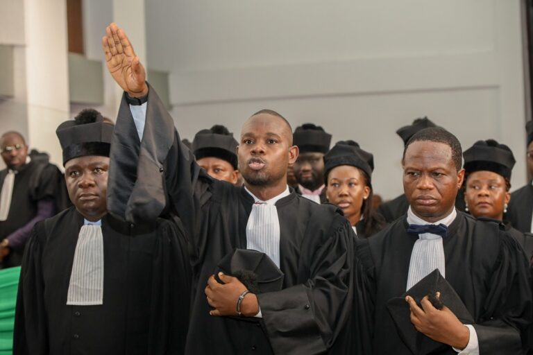 Image de Société. Le vendredi 27 décembre 2024, le palais de justice d'Abidjan-Plateau a été le théâtre d'une émotion palpable et d'une solennité exemplaire. Vingt-deux nouveaux avocats ont officiellement rejoint le barreau de Côte d'Ivoire lors d'une cérémonie de prestation de serment qui a réuni les grandes figures du monde judiciaire ivoirien. Ce moment, marqué par des discours empreints de responsabilité et des promesses solennelles, souligne l'importance de la défense des droits dans une société en constante évolution. Une cérémonie chargée de symboles Dans l'imposant cadre du palais de justice d'Abidjan-Plateau, la cérémonie de prestation de serment a réuni une audience prestigieuse. Bernard Kouassi, représentant le garde des Sceaux, ministre de la Justice et des Droits de l'Homme, et Adjé Silas Metchi, ministre délégué chargé du sport et des loisirs, figuraient parmi les invités d'honneur. Le premier président de la Cour d'Appel d'Abidjan, Tahirou Dembélé, et le bâtonnier de l'Ordre des avocats de Côte d'Ivoire, Maître Florence Loan-Messan, ont été des acteurs centraux de l'événement. Leur présence a incarné le lien profond entre la tradition judiciaire et le renouvellement des forces vives du barreau. L'événement a également été honoré par la présence de nombreux membres de l'Ordre et d'acteurs du monde judiciaire. Ce moment solennel a vu les nouveaux avocats prêter serment devant la Cour d'Appel. S'engageant à exercer leur profession avec éthique et dignité, ils ont juré de respecter les principes fondamentaux de leur métier : indépendance, probité, délicatesse, loyauté et honneur. Cet engagement symbolique marque le point de départ d'une carrière placée sous le signe de la responsabilité et du service public. La promotion Émile Dervain : singularité et excellence Baptisée "Émile Dervain" en hommage à une figure emblématique du droit ivoirien, cette promotion se distingue par sa diversité et sa qualité. Parmi les nouveaux inscrits, deux avocats, Rodrigue Ouattara et Youssouf Meïté, portent une singularité notable : ils ont déjà exercé au barreau de Paris. Leur expérience internationale représente un atout indéniable pour le barreau de Côte d'Ivoire, enrichissant l'exercice de la profession d'une perspective globale et d'une expertise élargie. Dans son discours, Maître Florence Loan-Messan a salué le parcours remarquable de ces jeunes avocats. "Vous entrez aujourd'hui dans une profession noble et exigeante. Que votre engagement soit à la hauteur des attentes de la société et des valeurs que vous portez", a-t-elle déclaré avec émotion. Elle a aussi rappelé les responsabilités inhérentes à leur statut et les a invités à œuvrer pour la défense des droits fondamentaux. Les interventions des avocats généraux Marie Laure Légué-Kraidy et Arsène Joseph Gnamien ont renforcé cet appel à une pratique rigoureuse et éthique. "Le respect des règles de déontologie n'est pas une option. C'est une condition sine qua non pour assurer la crédibilité et la justice dans notre système judiciaire", a insisté Maître Gnamien. Un parcours initiatique vers l'excellence professionnelle Après cette cérémonie, les nouveaux avocats entament une période de stage de trois ans (réduite à deux ans pour les anciens membres de barreaux étrangers) au sein de cabinets d'accueil soigneusement sélectionnés. Cette immersion dans le monde professionnel vise à les doter des compétences pratiques et des réflexes éthiques indispensables à leur future carrière. Les cabinets d'accueil, choisis pour leur expertise et leur réputation, jouent un rôle central dans cette formation. Les stagiaires y apprendront à conjuguer la théorie juridique acquise lors de leur formation initiale avec les réalités complexes du terrain. Cette période est également l'occasion pour eux de se familiariser avec les enjeux spécifiques du contexte ivoirien, tout en cultivant une vision internationale de la pratique du droit. Ce passage de l'apprentissage à la pratique est crucial. Il prépare les avocats à devenir des membres à part entière du barreau de Côte d'Ivoire, capables d'apporter des solutions juridiques innovantes et adaptées à une société en mutation rapide. Comment le renouvellement générationnel du barreau peut-il influencer l'accès à la justice et la qualité du système judiciaire en Côte d'Ivoire ?