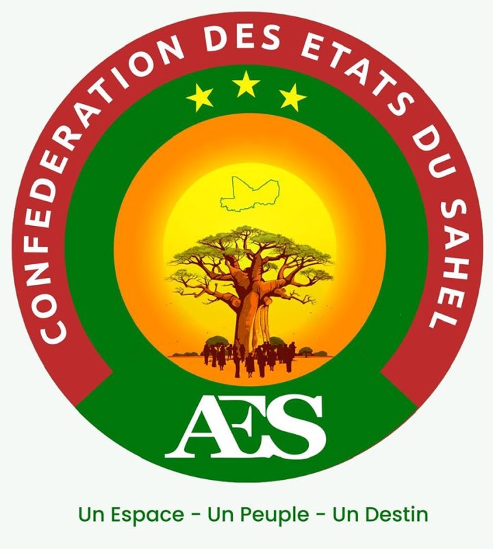 Image de Affaires Etrangères. L'Alliance des États du Sahel (AES), regroupant le Mali, le Burkina Faso et le Niger, vient de franchir un cap décisif dans son cheminement. Lors d'une cérémonie officielle tenue à Bamako, l'organisation a dévoilé son nouveau logo et inauguré une plateforme numérique de Web TV. Ces évolutions, présentées au président en exercice de l'AES, le Général Assimi Goïta, traduisent une ambition commune de renforcement de la coopération régionale et de modernisation des moyens de communication. Une Identité Renforcée par des Symboles Fédérateurs Le nouveau logo de l'Alliance des États du Sahel se veut un élément fort de l'identité visuelle de l'organisation. Chaque détail de ce symbole graphique porte un message fort. Le cercle orange, évoquant un soleil rayonnant, reflète un espoir renouvelé et un avenir prometteur pour les peuples de la région. À cela s'ajoute l'image d'un baobab, un arbre emblématique du Sahel, qui incarne la force, la résilience et la richesse culturelle de ces territoires. Enfin, les trois étoiles dorées marquent l'unité des trois pays fondateurs, rappelant leur détermination commune à construire un avenir partagé. Ces éléments ne sont pas anodins. Ils traduisent une volonté de créer une identité visuelle forte, capable de rassembler les populations autour de valeurs partagées et de promouvoir l'image d'une organisation ambitieuse et ancrée dans la diversité culturelle du Sahel. Une Web TV au Service de la Communication et de la Coopération L'inauguration de la plateforme numérique de Web TV de l'AES marque un tournant dans la stratégie de communication de l'organisation. Dans un contexte où les défis de la désinformation et de la fragmentation des sources d'information sont omniprésents, cet outil moderne se présente comme un levier essentiel pour renforcer la transparence et la fiabilité des informations diffusées. Grâce à cette Web TV, les populations du Sahel auront accès à des contenus variés mettant en lumière les réalisations de l'AES dans les domaines de la sécurité, du développement et de la coopération régionale. Cette initiative s'accompagne d'une convention de partenariat signée entre les médias publics des trois pays membres. Cet accord ouvre la voie à un échange accéléré de programmes, à la coproduction de contenus pertinents et à une meilleure diffusion des informations auprès des populations. Pour les dirigeants de l'AES, cet outil de communication est un moyen stratégique pour consolider les liens entre les peuples et promouvoir un discours positif sur la région. « La Web TV est un outil de souveraineté. Elle permettra à nos peuples de mieux comprendre les actions de l'Alliance et de renforcer leur sentiment d'appartenance », a déclaré un responsable de l'organisation. Vers un Avenir Commun Basé sur la Coopération et la Solidarité Avec ces nouvelles initiatives, l'AES affiche clairement ses ambitions de renforcer la coopération régionale et d'améliorer la qualité de vie de ses populations. Le lancement du nouveau logo et de la Web TV n'est pas un simple exercice de communication, mais un pas concret vers une intégration plus forte. Ces outils visent à rapprocher les peuples des trois pays et à créer une dynamique d'échange et de solidarité. Cependant, ces avancées ne sont pas exemptes de défis. La réussite de cette plateforme numérique repose sur l'adoption massive par les populations et la capacité des états membres à fournir un contenu de qualité et à assurer une accessibilité optimale, même dans les zones reculées. De plus, la lutte contre la désinformation exige une vigilance constante et une volonté politique soutenue. En somme, l'AES semble bien engagée sur la voie d'une collaboration régionale renforcée et d'une modernisation de ses moyens d'action. Ces initiatives ouvrent des perspectives prometteuses, mais soulèvent également des questions cruciales : Comment l'Alliance peut-elle capitaliser sur ces outils pour accélérer son développement tout en répondant aux attentes des populations du Sahel ?