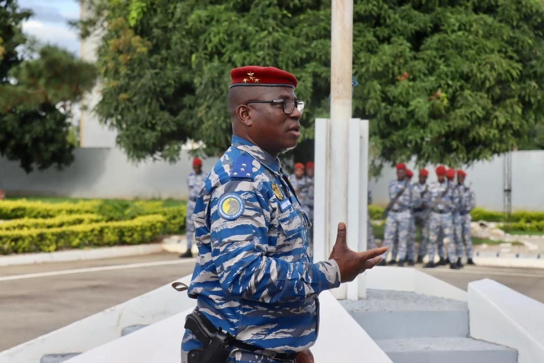 Image de Politique. En décembre 2024, le président ivoirien Alassane Ouattara a renouvelé le mandat du Général Alexandre Apalo Touré en tant que Commandant supérieur de la Gendarmerie nationale pour une durée d’un an. Cette décision, officialisée par un décret présidentiel, intervient dans un contexte politique et sécuritaire délicat à l’approche des élections présidentielles de 2025. Une Décision Stratégique dans un Contexte Sensible Le maintien en poste du Général Apalo Touré est loin d’être anodin. Cet officier supérieur, qui a dépassé l’âge de la retraite depuis 2021, avait déjà été reconduit deux fois, en 2022 et 2023. Sa troisième reconduction est révélatrice des attentes élevées placées en lui dans un pays marqué par des tensions récurrentes. Les élections présidentielles de 2025 constituent une échéance cruciale pour la Côte d’Ivoire, encore marquée par les contestations du troisième mandat du président Ouattara en 2020. Pendant ces événements, le Général Touré a joué un rôle clé dans le maintien de l’ordre. Son expérience et son autorité sont perçues comme des garanties de stabilité pour accompagner le pays dans cette période sensible. Le décret présidentiel charge également le ministre d’État, ministre de la Défense, Téné Birahima Ouattara, de superviser l’exécution de cette décision. Ce choix témoigne d’une volonté de continuité dans la gestion des affaires de sécurité nationale. Un Leadership Forjé par une Carrière Exemplaire Né en 1959 à Zuénoula, le Général Apalo Touré incarne l’idéal de l’officier complet et polyvalent. Sa carrière a débuté en 1982 au sein de l’Escadron des Véhicules Avant Blindés d’Agban, avant qu’il n’assume divers rôles de commandement dans les forces de gendarmerie. Doté d’un doctorat en criminologie et d’un MBA en management des risques, il allie une expertise opérationnelle à une solide formation académique. Son parcours est également marqué par un engagement dans la formation des gendarmes. Entre 2006 et 2010, il a été commandant en second de l’École de Gendarmerie de Toroguhé à Daloa, avant d’en prendre la direction. Sous son autorité, l’institution a formé des centaines de jeunes recrues appelées à servir dans des contextes variés et exigeants. Ses multiples distinctions, telles que la médaille de sauvetage à l’échelon Or et son statut de Chevalier de l’ordre national, soulignent son dévouement au service de la nation. Sa reconduction reflète ainsi la confiance renouvelée du chef de l’État dans sa capacité à relever les défis de l’heure. Au-delà de son rôle opérationnel, le Général Apalo Touré incarne une vision pour une gendarmerie moderne et proactive. Son mandat prolongé est l’occasion de renforcer les réformes en cours dans le secteur de la sécurité, notamment la professionnalisation des forces et l’amélioration des relations avec les populations civiles. Cependant, cette reconduction soulève également des interrogations. Si elle semble répondre à une logique de continuité, elle pose la question de la place des jeunes générations dans la hiérarchie militaire. Comment l’institution pourrait-elle concilier expérience et renouvellement des cadres dans un pays en pleine mutation ?