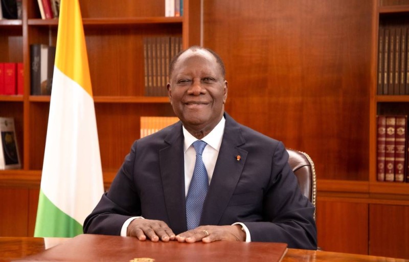 Image de Politique. En ce 31 décembre 2024, la Côte d’Ivoire attend avec ferveur le traditionnel message à la nation du président Alassane Ouattara. Ce discours, véritable miroir des espoirs et des préoccupations populaires, intervient dans un contexte national marqué par des défis multidimensionnels. Entre évaluation des progrès réalisés et perspectives pour l’avenir, les attentes des Ivoiriens sont immenses. Bilan économique et social : Des avancées notables mais des défis persistants Alors que l’année 2024 tire à sa fin, les Ivoiriens espèrent un résumé clair des progrès accomplis sur le plan économique. La croissance du pays, souvent citée comme un modèle dans la sous-région, a été résiliente face aux crises globales. Cependant, le coût de la vie reste une préoccupation majeure pour les populations. Les ménages continuent de faire face à la hausse des prix des denrées alimentaires et des biens essentiels, amplifiée par l’inflation mondiale. Sur le plan social, des progrès significatifs dans les secteurs de l’éducation et de la santé ont été enregistrés. La réduction des disparités régionales dans l’accès aux infrastructures scolaires et hospitalières a été saluée. Toutefois, les défis sont encore énormes. À cet égard, les attentes des Ivoiriens sont tournées vers des mesures concrètes pour améliorer le pouvoir d’achat et renforcer les services publics. Le président Ouattara devra rassurer sur la poursuite des réformes sociales ambitieuses, notamment celles liées à la gratuité des soins pour les populations les plus démunies. La sécurité et la stabilité nationale : Un enjeu de premier ordre La sécurité reste l’un des sujets les plus sensibles. Les efforts déployés ces dernières années pour renforcer les capacités des forces de défense et de sécurité ont permis de réduire considérablement les actes de violence et les incursions de groupes armés dans les zones frontalières. Cependant, de nouveaux défis apparaissent avec l’émergence de formes modernes de criminalité, notamment les cyberattaques et le trafic de drogues. Le discours présidentiel devra réaffirmer l’engagement de l’État dans la lutte contre ces menaces tout en proposant des stratégies innovantes pour assurer la sécurité des citoyens. À moins d’un an des élections présidentielles de 2025, le climat politique tendu exige également des mesures pour renforcer la cohésion sociale et prévenir les dérives violentes. Les Ivoiriens attendent des gestes forts, comme l’ouverture d’un dialogue inclusif avec toutes les forces politiques et sociales. Une année électorale en perspective : Transparence et réconciliation L’année 2025 sera décisive pour l’avenir politique de la Côte d’Ivoire. Dans son discours, le président Ouattara devra lever les incertitudes entourant l’organisation des prochaines élections présidentielles. L’enjeu majeur sera de garantir un processus électoral transparent et équitable, qui puisse rétablir la confiance des citoyens dans les institutions. La question de la réconciliation nationale demeure cruciale. Après les tensions post-électorales de 2020, des progrès ont été réalisés, mais le chemin reste long pour tourner la page des divisions politiques et ethniques. Une grâce présidentielle, comme cela a été le cas les années précédentes, pourrait être envisagée pour certains prisonniers. Ce geste symbolique marquerait un pas supplémentaire vers la réconciliation. Le discours de fin d’année du président Alassane Ouattara s’annonce comme un moment décisif. Il sera scruté avec attention non seulement par les Ivoiriens, mais également par la communauté internationale. Dans un monde en perpétuel changement, comment la Côte d’Ivoire entend-elle relever les défis pour consolider sa place parmi les économies montantes et assurer la paix sociale ?