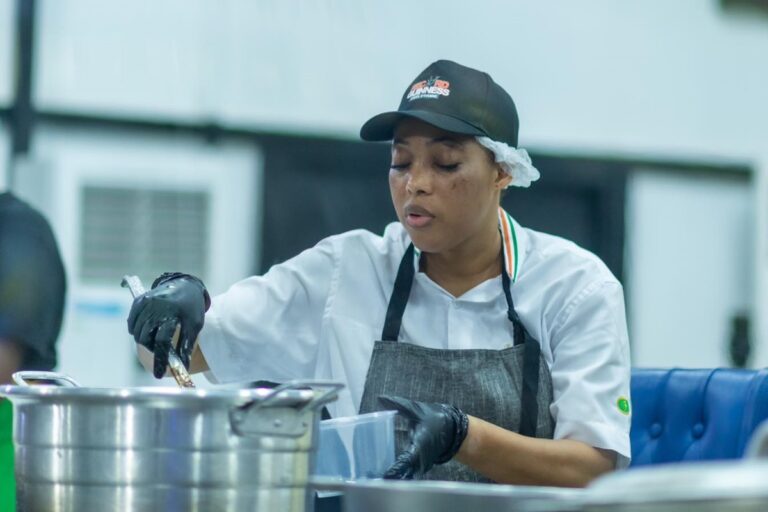 Image de Célébrités. Zeinab Bancé, jeune cheffe ivoirienne, est en voie de réaliser un exploit monumental : battre le Guinness Record du plus long marathon culinaire au monde. Son parcours, marqué par des défis personnels et professionnels, incarne une détermination exemplaire. Ce projet, qui s'inscrit dans une dynamique de résilience et d’ambition, dépasse les simples préoccupations culinaires pour devenir une véritable inspiration pour toute une génération. Une vie de défis : Quand la cuisine devient un moyen de résilience Zeinab Bancé n’a pas toujours eu la reconnaissance qu’elle mérite aujourd’hui. Issue d'un milieu modeste, elle a connu des épreuves marquantes qui ont forgé son caractère. « En grandissant, les conditions ont commencé à être difficiles, donc j’ai dû traverser de nombreuses épreuves. Quand j’ai ouvert mon premier restaurant, c’était avec mes propres fonds », a-t-elle confié. Malgré des débuts prometteurs, son restaurant a dû fermer au bout de six mois, victime des contraintes financières et des faibles retours. Cependant, cette première expérience n’a pas brisé sa détermination. Bien au contraire, elle a utilisé cet échec comme un tremplin pour affiner ses compétences et réfléchir à de nouveaux projets. Avec une ferveur indéfectible, elle a réussi à rebondir et à poser les bases de ce qui deviendrait l'un des moments les plus mémorables de sa carrière. Le marathon culinaire : Une aventure audacieuse et coûteuse C’est dans ce contexte de résilience que Zeinab Bancé a décidé de se lancer dans le Guinness Record du plus long marathon culinaire. Ce projet colossal nécessite des ressources immenses, tant sur le plan humain que matériel. Elle et son équipe ont investi près de 20 millions de francs CFA pour couvrir les frais de nourriture, d’installation et de communication. Initialement, son objectif était de battre un record de deux jours, inspirée par une Indienne qui avait surpassé Alain Fischer, le précédent détenteur. Cependant, les circonstances l'ont poussée à revoir ses ambitions à la hausse. « À l’époque, une Indienne avait dépassé le record d’Alain Fischer en réalisant deux jours de cuisine. Je voulais la surpasser en atteignant trois jours. Mais, entre-temps, une Nigériane a établi un nouveau record de trois jours, ce qui m’a poussée à viser plus haut », explique-t-elle. Pour finalement réaliser cet exploit, Zeinab Bancé a prolongé son marathon jusqu'à cinq jours. Ce défi titanesque témoigne de sa détermination à inscrire son nom dans l’histoire culinaire mondiale. Mais au-delà des chiffres, cette initiative illustre son engagement envers sa passion et sa capacité à relever les défis les plus ardus. L’inspiration derrière l’exploit : Quand la musique accompagne la réussite Pour Zeinab Bancé, la musique joue un rôle important dans sa vie et ses inspirations. Parmi ses artistes préférés, Kerozen occupe une place particulière. « En Côte d’Ivoire, Kerozen est mon artiste préféré. J’aime ses chansons et ses textes, car ils résonnent avec mon histoire. J’ai connu la galère, j’ai longtemps bataillé, et aujourd’hui, mon heure a enfin sonné », a-t-elle déclaré. Bien que Kerozen n'ait pas pu assister à son événement, Zeinab lui exprime une gratitude implicite pour la force que ses chansons lui procurent. Les textes inspirants de l’artiste, qui mettent souvent en avant la résilience et la persévérance, trouvent un écho particulier dans le parcours de la cheffe. Cette connexion souligne l’importance de la culture et de l’art comme vecteurs de motivation et d’espoir dans les moments difficiles. Alors que Zeinab Bancé poursuit son chemin vers un potentiel record mondial, une question reste en suspens : quelles autres barrières cette cheffe audacieuse franchira-t-elle pour inspirer les générations futures et réinventer les frontières de la gastronomie ivoirienne ?