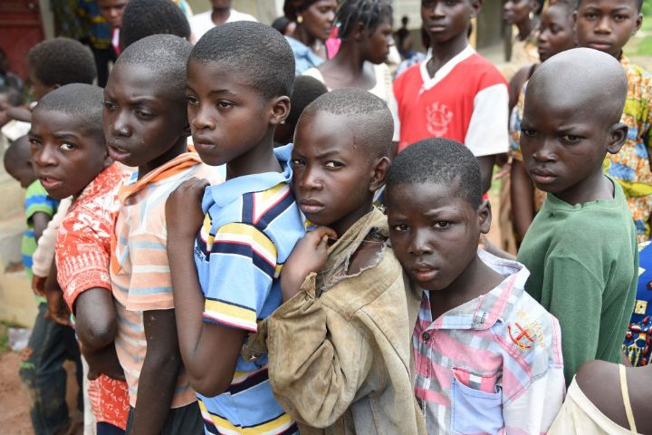 Image de Société. Dans la petite commune de Tafiré, située au nord de la Côte d’Ivoire, le maire Coulibaly Sounkalo, dit Charles Sanga, met en place une série de réformes audacieuses pour transformer le quotidien des jeunes et améliorer le système éducatif local. Ces mesures, qui entreront en vigueur en janvier 2025, témoignent d'une détermination à prévenir la délinquance juvénile et à promouvoir l'excellence scolaire. Un combat contre les fléaux sociaux L’interdiction stricte de l’accès aux débits de boissons pour les mineurs de moins de 18 ans constitue l’une des mesures phares de cette initiative. Ce dispositif vise à protéger les jeunes des dangers liés à la consommation précoce d’alcool et à renforcer la discipline dans le milieu scolaire. Le maire Charles Sanga a expliqué que cette décision était issue d'une analyse approfondie des facteurs qui influencent négativement les comportements des adolescents : « Il est primordial d’assainir l’environnement des jeunes pour leur permettre de se concentrer sur leur éducation et leur avenir », a-t-il déclaré. En parallèle, les autorités locales ont décidé de démanteler les fumoirs et de fermer les établissements perçus comme des foyers de dépravation. Ces actions visent non seulement à prévenir la délinquance juvénile mais aussi à promouvoir un cadre de vie sain et propice à l’épanouissement des jeunes. Un programme de sensibilisation impliquant les chefs traditionnels, les guides religieux et les habitants de la commune sera mis en place pour garantir l'adhésion et la collaboration de toutes les parties prenantes. Un focus sur l’éducation et le mérite Parmi les réformes annoncées, l'amélioration des résultats scolaires occupe une place centrale. Pour ce faire, un comité local de suivi et d’évaluation, dirigé par Wakan Coulibaly, sera créé. Ce comité aura pour mission de superviser les projets destinés à diversifier l’offre de formations qualifiantes et à valoriser l’excellence scolaire. Le maire a d’ailleurs exprimé son ambition de changer radicalement la donne : « Dans un délai de deux ans, la courbe des résultats doit être inversée dans un sens positif ». En outre, des initiatives seront lancées pour encourager les élèves les plus brillants. Bourses d’études, récompenses et partenariats avec des institutions académiques de renom seront explorés afin de soutenir et motiver les jeunes talents. Par ailleurs, l’amélioration des infrastructures éducatives et la formation continue des enseignants feront partie des priorités du comité. Mobilisation communautaire et perspectives d’avenir Pour assurer le succès de ces réformes, le maire de Tafiré mise sur une mobilisation collective. Les guides religieux, les chefs de communauté et les parents seront appelés à jouer un rôle actif dans la mise en œuvre des mesures. Selon Charles Sanga, « le développement de notre commune repose sur l’éducation et la responsabilisation de notre jeunesse ». Ces efforts reflètent une vision ambitieuse et intègrent des objectifs à long terme pour transformer Tafiré en un modèle de développement local. Cependant, une question essentielle reste ouverte : comment garantir la durabilité de ces réformes et leur impact sur les générations futures ?