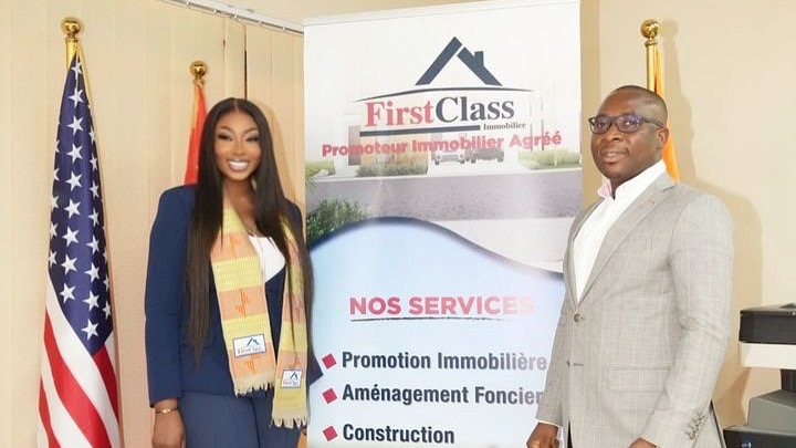 Troisième Image de Célébrités. L’actrice et entrepreneuse Kadhy Touré vient de franchir une étape significative dans sa carrière en devenant ambassadrice de First Class Immobilier LLC, une société réputée pour ses services haut de gamme dans le domaine immobilier. Cette annonce, faite sur son compte Instagram, marque un tournant stratégique pour promouvoir l’investissement immobilier en Côte d’Ivoire et au-delà. Un partenariat qui incarne une vision ambitieuse Kadhy Touré, figure emblématique du cinéma et du monde des affaires, a dévoilé son nouveau rôle d’ambassadrice pour First Class Immobilier LLC à travers une publication enthousiaste sur sa page instagram. La société, spécialisée dans la vente de maisons de luxe, de terrains, et les conseils en transactions immobilières, s’associe désormais à une personnalité qui partage ses valeurs et son ambition. « Je suis ravie de vous annoncer que je suis désormais l’ambassadrice de First Class Immobilier LLC, une société renommée pour son expertise dans la vente de maisons de luxe, de terrains, et ses conseils avisés en transactions immobilières », a-t-elle écrit. Ce partenariat illustre une convergence de valeurs autour de la passion pour l’investissement immobilier et la volonté de démocratiser l’accès à des biens de qualité. 2025 : Une année clé pour l’immobilier L’annonce de Kadhy Touré s’inscrit dans une dynamique plus large où l’investissement immobilier gagne en popularité. L’actrice a appelé ses abonnés à voir grand en 2025 : « 2025, c’est l’année où nous devons avoir des maisons, des terrains, partout, partout ! » Ce message optimiste vise à encourager ses fans et les investisseurs à saisir les opportunités du marché immobilier, un secteur en plein essor en Afrique. Cette collaboration stratégique entre une figure publique influente et une entreprise établie souligne également l’importance croissante du branding personnel dans le monde des affaires. En mettant son image au service de First Class Immobilier LLC, Kadhy Touré renforce l’attractivité de la société auprès d’un public diversifié et engagé. L’immobilier de luxe : un secteur en pleine croissance Le partenariat avec First Class Immobilier LLC reflète une tendance croissante dans l’immobilier africain : l’émergence d’une demande accrue pour des biens haut de gamme. Des villes comme Abidjan se transforment en hubs régionaux pour l’immobilier de luxe, attirant à la fois des investisseurs locaux et internationaux. Avec des initiatives comme celle de Kadhy Touré, le secteur bénéficie d’une visibilité accrue, tandis que des entreprises comme First Class Immobilier LLC consolident leur position en tant que leaders sur le marché. En mettant sa notoriété au service de l’immobilier, Kadhy Touré ouvre la voie à des opportunités pour des milliers de personnes désireuses d’investir dans un secteur porteur. Mais ces ambitions se concrétiseront-elles à la hauteur des attentes ?