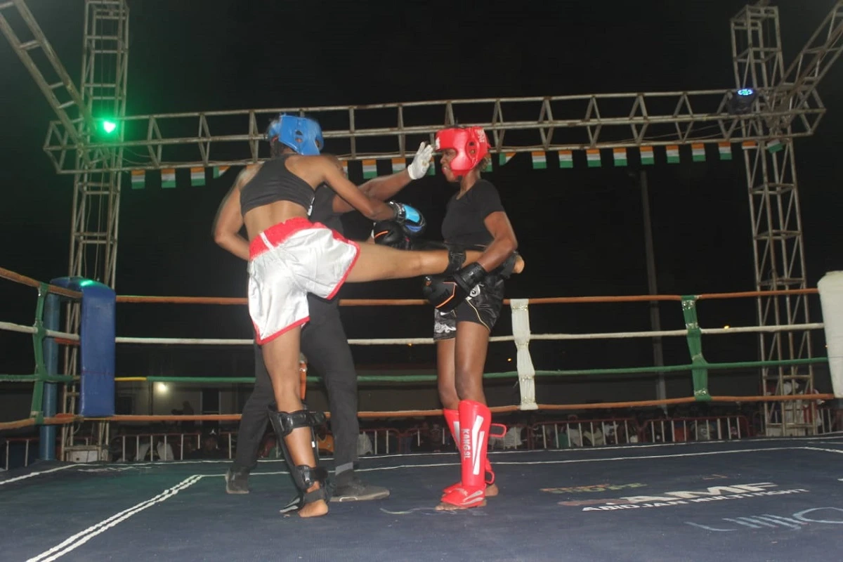 Image de Sport. La ville de Korhogo, située dans le nord de la Côte d’Ivoire, a accueilli pour la première fois le tournoi Invincible Fighting Championship (IFC), un événement majeur dans le monde du kickboxing. Cette 4ème édition a attiré des milliers de spectateurs et a marqué une étape importante pour la popularisation de ce sport dans le pays. Retour sur un rendez-vous qui conjugue spectacle, passion et espoir pour l’avenir. Un succès populaire sans précédent à Korhogo C’est dans une ambiance électrique que le tournoi IFC s’est tenu le 28 décembre dernier à Korhogo, déplaçant ainsi, pour la première fois, cet événement hors de la capitale économique, Abidjan. Près de 3000 spectateurs se sont rassemblés pour assister à des combats palpitants opposant des athlètes locaux et internationaux. Ce déménagement stratégique, soutenu par les autorités locales, a permis de rapprocher le kickboxing des populations du nord, traditionnellement moins exposées à ce type d’événements sportifs. Mamadou Sangafowa Coulibaly, ministre des Mines, du Pétrole et de l’Énergie, et Lacina Ouattara, dit Lass PR, député-maire de Korhogo, ont été des figures clés de cette initiative. « C’est une très belle soirée. Nous allons faire revenir ce tournoi encore à Korhogo. Je vous promets qu’en 2025, on sera encore ensemble. La prochaine fois, l’entrée sera gratuite », a promis le député-maire. Sur le ring, les combattants ont offert un spectacle de haut niveau, confirmant l’engouement grandissant pour le kickboxing en Côte d’Ivoire. Parmi les performances marquantes, Fulbert Amoussou a brillé par sa technicité et son endurance, consolidant son statut de favori. Chez les femmes, Arama Fanta a également impressionné en livrant une prestation remarquable. Les talents locaux n’étaient pas en reste. Silué Kader, Koné Yacouba et Kaboré Mohamed ont suscité l’admiration du public par leur détermination et leur maîtrise technique. Yves Silué et Coulibaly Franck, ce dernier étant originaire de Korhogo, ont reçu des ovations particulières. « Ce type de reconnaissance montre que le talent ivoirien peut rivaliser avec les meilleurs sur la scène internationale », a commenté Silué Seydou, président de l’IFC. Un tremplin pour le kickboxing en Côte d’Ivoire Au-delà du simple spectacle sportif, l’IFC ambitionne de promouvoir le kickboxing comme un vecteur de développement et d’unité nationale. La région nord, souvent sous-représentée dans les compétitions sportives majeures, a été mise en avant grâce à cet événement. Cette stratégie s’inscrit dans une volonté plus large de démocratiser l’accès aux sports de combat dans tout le pays. Le président de l’IFC a exprimé sa gratitude envers les autorités locales et les athlètes qui ont contribué à la réussite de cette édition : « Korhogo a accueilli le kickboxing avec enthousiasme. Merci aux autorités et aux athlètes pour cette belle démonstration de passion et de talent ». Le succès de cette compétition laisse entrevoir un avenir prometteur pour le kickboxing en Côte d’Ivoire. Avec l’engagement des autorités et le soutien du public, ce sport pourrait devenir un vecteur d’éducation et d’épanouissement pour les jeunes Ivoiriens. Quelle place le kickboxing pourrait-il occuper dans le paysage sportif ivoirien à l’avenir, et quels moyens mettre en œuvre pour soutenir cette discipline en pleine émergence ?