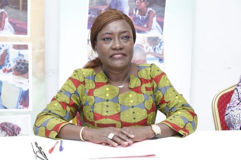 Image de Études/Devoirs. La communauté éducative ivoirienne s’apprête à renouer avec les cours après une pause bien méritée. La ministre de l’Éducation nationale et de l’Alphabétisation, Mariatou Koné, a réitéré la date officielle de la reprise des cours, tout en partageant un message porteur d’espoir et d’engagement pour une année scolaire placée sous le signe de l’excellence et de la transparence. Une reprise attendue sous le signe de la préparation Après deux semaines de pause, les élèves, enseignants et autres acteurs de l’éducation ivoirienne reprennent le chemin des classes le lundi 6 janvier 2025 à 7h30, comme l’a confirmé la ministre de l’Éducation nationale et de l’Alphabétisation. Dans un message publié sur sa page Facebook, elle a encouragé la communauté éducative à profiter des derniers jours de repos pour se préparer activement. « Profitons de ce week-end pour réviser et préparer nos cours, faire nos exercices et apprendre nos leçons. Des séances de sport nous feront également du bien. Excellent week-end à tous ! », a-t-elle déclaré, appelant chacun à reprendre avec dynamisme. Ce rappel n’est pas seulement un acte administratif, mais aussi un message destiné à renforcer la responsabilité collective et individuelle des acteurs éducatifs. Les élèves sont ainsi exhortés à revoir leurs cours, tandis que les enseignants sont invités à consolider leur préparation pédagogique pour garantir une reprise harmonieuse. Les priorités de l’année scolaire 2025 Dans un discours prononcé en début d’année, Mariatou Koné a également présenté les grandes orientations pour 2025, plaçant la qualité et l’équité au cœur de l’action ministérielle. « 2025 sera marquée par la poursuite de l’opérationnalisation des recommandations des États Généraux de l’Éducation Nationale et de l’Alphabétisation (EGENA). Œuvrons toujours ensemble pour une école de mérite et de qualité, dans la transparence et l’équité », a-t-elle affirmé. Les priorités incluent la réduction des disparités régionales en matière d’accès à l’éducation, l’amélioration de la qualité de l’enseignement et le renforcement de la gouvernance éducative. Cette volonté réaffirme l’importance d’une éducation inclusive et adaptée aux besoins socio-économiques du pays. Malgré les progrès réalisés, l’éducation en Côte d’Ivoire reste confrontée à des défis majeurs. La question des infrastructures scolaires insuffisantes, l’encadrement limité dans certaines régions reculées, et les inégalités d’accès entre filles et garçons demeurent des problématiques cruciales. Dans ce contexte, le ministère travaille à renforcer les bases de l’éducation en investissant dans des programmes d’alphabétisation et en encourageant les partenariats public-privé pour améliorer les conditions d’apprentissage. La mobilisation de tous les acteurs, des familles aux enseignants, est essentielle pour garantir une éducation de qualité. Ce retour en classe est une opportunité pour redéfinir les ambitions collectives et assurer un avenir plus prometteur à la jeunesse ivoirienne. Mais au-delà des efforts institutionnels, comment chaque acteur peut-il contribuer activement à transformer l’école ivoirienne en un modèle de réussite et d’inspiration pour toute l’Afrique ?