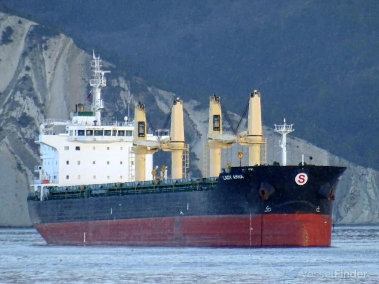 Image de Société. Le port autonome d’Abidjan se retrouve au cœur d’une polémique majeure avec l’arrivée du Zimrida, un cargo transportant une cargaison controversée de 20 000 tonnes de nitrate d’ammonium. Ce produit chimique, rejeté par de nombreuses nations en raison de sa dangerosité, suscite une inquiétude croissante. Entre préoccupations environnementales, risques sécuritaires et zones d’ombre autour de son acheminement, cette affaire soulève de graves questions pour la Côte d’Ivoire et au-delà. Une Cargaison Rejetée par le Monde, Mais Accueillie en Afrique Tout commence en août 2023, lorsque le MV Ruby, un bateau cargo russe de 183 mètres de long, quitte la ville de Kandalakcha avec à son bord 20 000 tonnes de nitrate d’ammonium. Ce produit, essentiel dans la fabrication d’engrais mais tristement célèbre pour sa potentielle explosivité, avait initialement pour destination le Brésil. Cependant, des fuites de carburant et des défauts structurels du navire provoquent son rejet successif par plusieurs ports européens et sud-américains. Après avoir essuyé des refus de la Norvège, de la Lituanie, du Danemark et de Malte, la cargaison est transférée au Zimrida, un navire battant pavillon de la Barbade. Ce dernier fait escale aux îles Canaries avant de poser l’ancre à Abidjan en janvier 2025. Ce transfert controversé pose une question cruciale : pourquoi un produit aussi dangereux, refusé ailleurs, a-t-il trouvé une place en Côte d’Ivoire ? Selon un analyste ivoirien, cette situation reflète des inégalités dans la gestion des risques environnementaux entre le Nord et le Sud. Le Spectre de Beyrouth Plane sur Abidjan Le nitrate d’ammonium est tristement associé à des catastrophes majeures. En 2020, l’explosion de 2 750 tonnes dans le port de Beyrouth a causé plus de 200 morts et des milliards de dollars de dégâts, laissant un traumatisme profond. À Abidjan, la perspective de 20 000 tonnes de ce produit chimique, soit sept fois la quantité impliquée dans le drame libanais, réveille les craintes. Les habitants d’Abidjan partagent cette inquiétude, conscients des risques d’explosion et des impacts potentiels sur la santé publique. Selon les experts, bien que le nitrate d’ammonium soit utilisé dans l’agriculture, son stockage et sa manipulation nécessitent des conditions strictes. Tout manquement pourrait entraîner des conséquences catastrophiques. Or, les précédents rejets internationaux témoignent de sa dangerosité. Appel à la Transparence et à la Responsabilité Alors que le Zimrida reste à quai en attente d’une décision officielle sur le déchargement de sa cargaison, la pression monte sur les autorités ivoiriennes. Des organisations de la société civile et des citoyens exigent une transparence totale sur cette affaire. Les questions restent nombreuses : pourquoi la Côte d’Ivoire, pourtant engagée dans des politiques de protection environnementale, serait-elle prête à accepter cette cargaison ? Qui est l’entreprise prête à récupérer cet engrais controversé à bas coût ? Et quelles garanties de sécurité ont été mises en place ? Les autorités ivoiriennes, connues pour leurs récentes avancées dans la gestion des risques environnementaux, doivent aujourd’hui faire face à un test décisif. Cette affaire pourrait soit renforcer leur crédibilité, soit exposer des failles dans leur système de régulation. Alors que l’Afrique cherche à renforcer sa souveraineté environnementale et économique, cette affaire pose une question cruciale : comment garantir que le continent ne devienne pas une destination pour les cargaisons rejetées par d’autres régions du monde ?