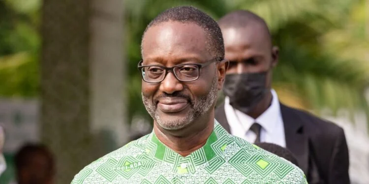 Image de Politique. Tidjane Thiam, une figure emblématique de la finance mondiale et un acteur influent de la politique ivoirienne, a su marquer son époque par un parcours remarquable alliant expertise, vision stratégique et engagement sociopolitique. Issu d'une famille prestigieuse, il a tracé une trajectoire qui inspire de nombreux jeunes Africains et transcende les frontières de son pays natal. Mais derrière cette ascension se cachent des défis complexes et des choix décisifs qui méritent d'être explorés. Les Origines et la Formation : Un Tremplin pour l'Excellence Né le 29 juillet 1962 à Abidjan, Tidjane Thiam bénéficie d'une héritage familial prestigieux. Son père, Amadou Thiam, était une figure politique influente et journaliste renommé, tandis que sa mère était liée à l’ancien président Félix Houphouët-Boigny, le "père" de la Côte d’Ivoire moderne. Cette double influence familiale le prédispose à un avenir ambitieux. Après des études secondaires brillantes, Thiam entre à l’École Polytechnique en France, devenant ainsi le premier Ivoirien à réussir ce concours prestigieux. Major de sa promotion à l’École nationale supérieure des mines de Paris en 1984, il poursuit son parcours avec un MBA à l’INSEAD. Ses compétences académiques démontrent déjà une rigueur et une capacité d'adaptation exceptionnelles, traits qui marqueront sa carrière. Un Parcours Entre Secteur Public et Privé : La Recherche d'un Impact Global Après un début de carrière chez McKinsey & Company, Tidjane Thiam rejoint la Banque mondiale via son Programme des jeunes professionnels. Cette expérience internationale l'arme pour relever des défis complexes dans des environnements multiculturels. En 1994, il retourne en Côte d’Ivoire pour diriger le Bureau national d’études techniques et de développement (BNETD). Sous la présidence de Henri Konan Bédié, il occupe le poste de ministre du Plan et du Développement, où il joue un rôle crucial dans l’élaboration de politiques publiques. Toutefois, le coup d’État de 1999 l'oblige à s'exiler en Europe, marquant une tournure significative dans sa carrière. De retour dans le secteur privé, il gravit les échelons chez Aviva, avant de devenir en 2009 le premier directeur général noir d'une entreprise du FTSE 100 chez Prudential. Sous sa direction, Prudential connaît une expansion majeure en Asie, consolidant sa réputation comme stratège visionnaire. En 2015, il prend les rênes de Credit Suisse, affrontant la lourde tâche de restructurer cette institution financière majeure. Son mandat est marqué par des succès, mais aussi par des controverses, notamment un scandale d'espionnage qui mène à sa démission en 2020. Retour en Politique : Une Ambition Nationale et Continentale Tidjane Thiam renforce son engagement en Afrique après son passage chez Credit Suisse. En décembre 2023, il est élu à la tête du Parti Démocratique de Côte d’Ivoire (PDCI), marquant son retour sur la scène politique ivoirienne. Cette élection positionne Thiam comme un prétendant potentiel à l’élection présidentielle de 2025, où il pourrait jouer un rôle décisif dans la redéfinition de la gouvernance en Côte d’Ivoire. Au-delà de son influence politique, Thiam continue de s’impliquer dans des initiatives visant à promouvoir l’éducation et le développement économique en Afrique. Il préside également Freedom Acquisition Corp et siège dans plusieurs conseils d’administration internationaux, notamment chez Kering. "L’avenir de l’Afrique dépend de notre capacité à investir dans l’éducation et à créer des opportunités économiques", affirme-t-il régulièrement. Un Modèle Inspirant ou une Figure Controversée ? Tidjane Thiam reste une figure complexe et polarisante. S'il est largement applaudi pour ses réalisations professionnelles et son dévouement envers l'Afrique, certains critiquent son parcours comme étant trop influencé par des institutions occidentales. Pourtant, il incarne une nouvelle génération de leaders africains à l'aise sur la scène mondiale tout en restant enracinés dans leurs origines. Alors que l'élection présidentielle de 2025 approche, la question reste ouverte : Tidjane Thiam pourra-t-il transformer ses ambitions en réalité politique et répondre aux attentes d'une population ivoirienne en quête de changement profond ?