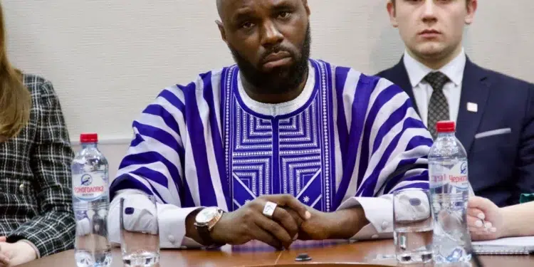 Image de Affaires Etrangères. Kemi Seba, militant panafricaniste de renom et président de « Urgences Panafricanistes », a officiellement annoncé sa candidature à l’élection présidentielle de 2026 au Bénin. Cette décision, qui s'inscrit dans un contexte politique complexe et riche en enjeux, traduit son ambition de bouleverser l’ordre établi et de répondre aux attentes d’un peuple en quête de renouveau. Avec des stratégies déjà dévoilées, Kemi Seba entend s’imposer comme un acteur incontournable de l’avenir politique béninois. Une candidature élaborée autour de trois stratégies La déclaration de candidature de Kemi Seba s’accompagne d’un plan clair et structurant pour contourner les obstacles institutionnels. Conscient des règles strictes du code électoral béninois, il propose trois stratégies principales pour valider sa participation à l’élection présidentielle. Premièrement, Kemi Seba cherche à obtenir le parrainage du parti Les Démocrates, dirigé par Boni Yayi, ancien président du Bénin. Ce parti, qui dispose du nombre requis de parrains, représente une voie tangible pour que Kemi Seba accède à la compétition électorale. « Car c’est le seul parti politique de l’opposition qui a le nombre de parrainages suffisant pour présenter un candidat aux élections », a-t-il affirmé, exprimant sa volonté de collaborer avec des forces déjà implantées. Deuxièmement, le militant préconise la création d’une coalition citoyenne pour exiger une réforme du code électoral. Ce changement viserait à démocratiser davantage l’accès aux fonctions électives en éliminant les barrières qui limitent les candidatures. À travers cette initiative, il espère mobiliser les citoyens autour d’une vision collective de transparence et d’inclusion. Enfin, la troisième stratégie, baptisée « opération Jéricho », repose sur une mobilisation populaire non-violente et une intense campagne de sensibilisation. « Une des trois options permettra d’atteindre les objectifs fixés », a-t-il déclaré avec conviction, réaffirmant son désir d’impliquer activement les Béninois dans ce processus. Un contexte politique sous tension L’annonce de la candidature de Kemi Seba intervient dans un environnement politique marqué par des débats sur la succession du président Patrice Talon, qui ne se représentera pas en 2026 après deux mandats. Cette absence ouvre la voie à une compétition accrue, avec des figures politiques majeures et de nouvelles voix cherchant à se faire entendre. Dans ce paysage, Kemi Seba mise sur sa popularité, notamment auprès des jeunes et des militants panafricanistes, pour se distinguer. Son engagement en faveur de la souveraineté africaine et de la justice sociale résonne fortement dans une population en quête de leaders capables d’incarner le changement. Toutefois, cette popularité ne garantit pas une route sans embûches, car le système politique actuel reste fortement structuré par des partis traditionnels et des alliances stratégiques. En outre, le militant devra composer avec des détracteurs qui critiquent son style de leadership et questionnent sa capacité à gouverner. Ses prises de position tranchées et ses initiatives controversées, bien qu’appréciées par une frange de la population, suscitent également des réticences au sein de certaines élites politiques et économiques. Un engagement panafricaniste au service du Bénin Kemi Seba ne se présente pas seulement comme un candidat politique, mais comme un porte-voix des aspirations panafricanistes. Depuis plusieurs années, il milite activement pour une Afrique affranchie des influences étrangères et pour une redistribution équitable des richesses au sein des nations africaines. Cette vision se reflète dans son programme, qu’il décrit comme « une révolution pacifique et participative » visant à redonner le pouvoir au peuple. En annonçant sa candidature, il a appelé les citoyens béninois à rejoindre ce qu’il appelle « un mouvement historique ». Il promet de réformer les institutions, de renforcer l’éducation et d’investir massivement dans des projets économiques durables. « Nous devons bâtir un Bénin exemplaire pour inspirer le reste du continent », a-t-il affirmé lors d’une allocution récente. Malgré les nombreux défis qui l’attendent, Kemi Seba reste confiant. Il mise sur son expérience de militant et sur son habileté à mobiliser les masses pour surmonter les obstacles. Son discours, ancré dans les réalités sociales et économiques du pays, pourrait bien résonner auprès d’un électorat désillusionné par les promesses non tenues du passé. Alors que le Bénin se prépare à une élection présidentielle cruciale, la candidature de Kemi Seba soulève des questions fondamentales sur l’avenir politique du pays. Peut-il transcender les clivages et incarner une véritable alternative pour les Béninois, ou son combat restera-t-il confiné à une niche idéologique ?