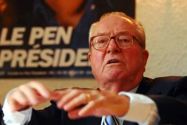 Image de Affaires Etrangères. Jean-Marie Le Pen, cofondateur du Front National, devenu le Rassemblement National, s’est éteint le mardi 7 janvier 2025, à l’âge de 96 ans. Figure emblématique et controversée de l’extrême droite française, il a marqué plus de six décennies de la vie politique du pays. Le décès de l’ancien député, candidat récurrent à la présidence et acteur historique d’événements politiques majeurs, soulève des interrogations sur son héritage et l’évolution du paysage politique en France. Une carrière forgée dans l’après-guerre et les conflits Né en 1928 à La Trinité-sur-Mer, dans le Morbihan, Jean-Marie Le Pen a grandi dans une France marquée par les stigmates de la Seconde Guerre mondiale. Après des études de droit, il s’engage dans l’armée et participe à la guerre d’Indochine, un conflit qui marquera durablement son regard sur la politique et la nation. En 1955, il fait son entrée sur la scène politique en étant élu député à seulement 27 ans, sous la bannière de l’Union et Fraternité Française (UFF). Son engagement dans les guerres d’Indochine et d’Algérie, où il retourne en 1956 tout en conservant son mandat parlementaire, reflète son attachement à une vision de la France impériale et conservatrice. Ces expériences militaires ont façonné son discours politique, imprégné d’idées nationalistes et d’une rhétorique souvent controversée. Avec l’avènement de la Cinquième République en 1958, Le Pen poursuit sa carrière parlementaire et s’établit comme une figure montante à droite de l’échiquier politique. Son troisième mandat en tant que député, exercé entre 1986 et 1988, marque l’apogée de son influence institutionnelle. Un leadership clivant à la tête du Front National En 1972, Jean-Marie Le Pen cofonde le Front National, un parti qui deviendra le symbole de l’extrême droite en France. Sous sa direction, le parti adopte une ligne radicale, axée sur des thématiques comme l’immigration, la sécurité et la souveraineté nationale. Le Pen excelle dans l’art de provoquer et de polariser, consolidant ainsi sa base électorale tout en suscitant une opposition farouche. L’épisode le plus marquant de sa carrière politique reste sans doute l’élection présidentielle de 2002. Pour la première fois dans l’histoire de la Cinquième République, un candidat d’extrême droite accède au second tour face à Jacques Chirac. Cette percée provoque un séisme politique et une mobilisation massive contre lui lors du second tour, où il subit une lourde défaite. Néanmoins, cet événement assoit son rôle de figure incontournable de la politique française. Durant ses cinq candidatures à l’élection présidentielle, Jean-Marie Le Pen se présente comme le porte-voix des « oubliés » de la mondialisation. Son discours, bien que souvent critiqué pour ses dérapages, répond à un sentiment de frustration croissant dans certaines franges de la société. L’ascension de sa fille Marine Le Pen à la tête du parti en 2011 marque un tournant : le Front National entame une stratégie de « dédiabolisation », s’éloignant de certaines positions polémiques de son fondateur. Une fin de vie marquée par le retrait et la controverse Après avoir cédé la présidence du Front National à sa fille, Jean-Marie Le Pen reste actif au Parlement européen jusqu’en 2019. Cependant, les dernières années de sa vie sont émaillées par des ennuis de santé et des déboires judiciaires. Victime d’un AVC en 2022, il est hospitalisé à plusieurs reprises avant son décès en janvier 2025. Son départ soulève des questions sur son héritage. Pour ses partisans, il représentait une voix courageuse face au « politiquement correct ». Pour ses détracteurs, il incarnait une rhétorique dangereuse et divisive. Le mouvement qu’il a fondé a évolué sous la direction de Marine Le Pen, qui a su transformer le parti pour atteindre un public plus large tout en élargissant son ancrage électoral. Alors que la France tourne une page de son histoire politique, l’impact durable de Jean-Marie Le Pen sur le débat public et sur les dynamiques électorales reste sujet à débat. Quel regard porter sur l’héritage d’une figure aussi clivante ? Le passé tumultueux de Le Pen continue de poser une question essentielle : comment la société française peut-elle se réconcilier avec ses divisions historiques tout en forgeant un avenir inclusif et apaisé ?