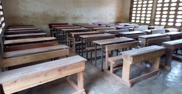 Image de Études/Devoirs. La ville d’Issia est secouée par un mouvement de grève des enseignants des établissements scolaires, déclenché suite à l’agression d’un professeur lors d’une tentative de perturbation des cours. Cette situation met en lumière un problème profond d’insécurité dans les établissements scolaires et soulève des questions sur l’avenir de l’éducation dans la région. Une agression qui soulève l’indignation Le mercredi 18 décembre 2024 restera gravé dans les mémoires des enseignants d’Issia comme un jour sombre. Alors que le professeur Kouakou Richard, enseignant d’histoire-géographie et figure respectée du corps enseignant, tentait de ramener le calme dans une classe agitée, il a été la cible de jets de pierres par des élèves. Cet incident, survenu dans un contexte de désordres orchestrés pour anticiper les vacances de Noël, a laissé l’enseignant blessé et choqué. En réaction, les enseignants des établissements scolaires d’Issia ont organisé une réunion au lycée moderne, exprimant leur colère face à la montée de l’insécurité dans leur environnement de travail. Ils demandent avec insistance que les auteurs de cette agression soient identifiés et sanctionnés de manière exemplaire, afin de dissuader toute répétition de tels actes. Ils exigent également le remboursement des frais médicaux de leur collègue blessé, mettant en avant la nécessité de protéger et de soutenir les enseignants dans l’exercice de leur fonction. Une grève pour une prise de conscience collective Ce mouvement de grève de trois jours, entamé ce mardi 7 janvier 2025, est bien plus qu’une réaction à une agression isolée. Il s’agit d’une alerte lancée aux autorités éducatives et gouvernementales sur l’urgence de garantir la sécurité dans les établissements scolaires. Les enseignants, soutenus par des parents d’élèves et des organisations locales, pointent du doigt un climat généralisé de laxisme face aux comportements déviants de certains élèves. Les phénomènes de congés anticipés, malgré les interdictions fermes du ministère de l’Éducation nationale, restent une réalité dans de nombreux établissements. Les élèves, encouragés par un sentiment d’impunité, perturbent les cours et mettent en danger le personnel enseignant. En organisant cette grève, les enseignants espèrent non seulement obtenir justice pour leur collègue blessé, mais aussi amorcer un changement de paradigme dans la gestion des établissements scolaires. Repenser la sécurité dans les écoles : une nécessité urgente Cet épisode tragique soulève des interrogations profondes sur les politiques de sécurité en milieu scolaire. Comment garantir un environnement serein pour les enseignants et les élèves face à la montée des violences ? Les syndicats enseignants plaident pour une révision des protocoles de gestion de crise, l’instauration de brigades spécialisées dans les écoles et un renforcement de l’éducation civique au sein des programmes scolaires. Les enseignants, en première ligne face aux défis de l’éducation, doivent bénéficier de meilleures conditions de travail, notamment en matière de protection physique et morale. De leur côté, les autorités éducatives sont appelées à intensifier leurs efforts pour sensibiliser les élèves et leurs familles à l’importance du respect des enseignants et des règles de vie en communauté. Alors que les regards se tournent vers le ministère de l’Éducation nationale, la question reste posée : quelles mesures concrètes seront prises pour restaurer la confiance et garantir la sécurité dans les établissements scolaires d’Issia et d’ailleurs ?