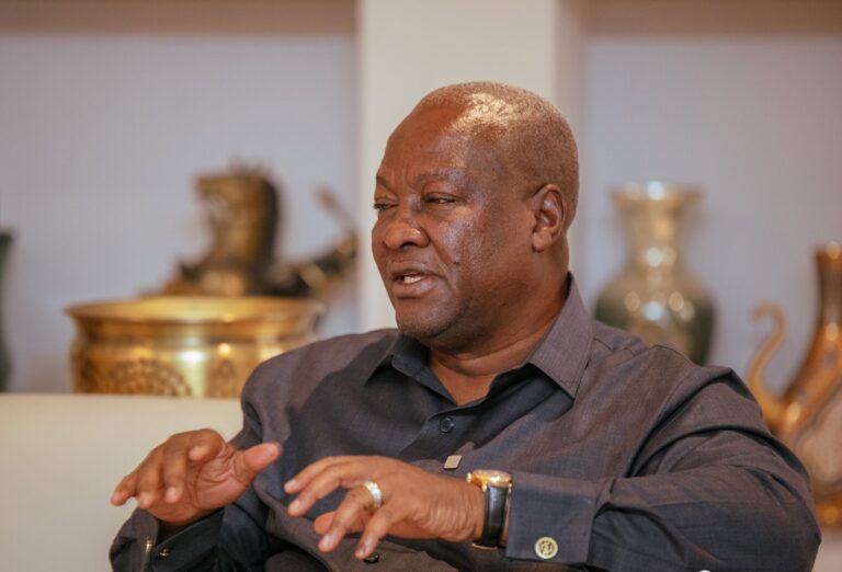 Image de Affaires Etrangères. Le Ghana a tourné une nouvelle page de son histoire politique ce mardi 7 janvier 2025, alors que John Dramani Mahama a prêté serment comme président à Accra, succédant à Nana Akufo-Addo après deux mandats consécutifs. À 66 ans, ce leader charismatique réalise un retour politique historique, marquant le retour au pouvoir du National Democratic Congress (NDC) après huit ans de domination du New Patriotic Party (NPP). Devant une foule réunie sur la place de l’Indépendance, arborant fièrement les couleurs rouge, verte, noire et blanche du NDC, Mahama a déclaré : « Ma réélection est un événement historique qui vaut la peine d’être répété. » Aux côtés de son équipe, notamment Jane Naana Opoku-Agyemang, première femme à accéder au poste de vice-présidente, il a promis de restaurer la confiance et de revitaliser une économie encore convalescente. Un contexte économique et social tendu Malgré ses riches ressources naturelles, le Ghana fait face à des défis économiques majeurs. Premier producteur d’or en Afrique et deuxième exportateur mondial de cacao, le pays a vu son économie vaciller sous l’effet d’une inflation galopante, atteignant un pic de 50 % fin 2022. Cette crise économique a forcé le gouvernement à solliciter un prêt de trois milliards de dollars auprès du Fonds monétaire international (FMI), un geste qui a suscité des débats sur la souveraineté économique du pays. Bien que l’inflation soit retombée à environ 23 %, le coût de la vie reste élevé pour de nombreux Ghanéens. Les inégalités sociales, le chômage des jeunes et les tensions rurales persistent, rendant cruciale l’élaboration d’une politique économique inclusive. Pour beaucoup, l’élection de Mahama représente une opportunité de reconfigurer les bases économiques du Ghana. Un leadership sous le signe de l’unification John Mahama, ancien président de 2012 à 2017, a fait de l’unification nationale un pilier de sa vision politique. Dans son discours d’investiture, il a réitéré son engagement à collaborer avec les acteurs politiques, y compris ses adversaires. Son retour au pouvoir marque aussi une évolution significative pour la représentation des femmes dans la politique ghanéenne, grâce à la nomination de Jane Naana Opoku-Agyemang. Cette décision est un signal fort pour l’égalité des sexes, inspirant une nouvelle génération de leaders féminins. Avec l’investiture de John Mahama, le Ghana entre dans une nouvelle phase. Le président a promis de réduire les inégalités, d’investir dans l’éducation et les infrastructures, et de renforcer le secteur agricole. Cependant, les attentes sont énormes, notamment chez les jeunes comme Akosua Nyarko, enseignante, qui espèrent des opportunités accrues et une stabilité économique durable. Alors que la scène politique africaine est souvent marquée par des tensions et des crises, le Ghana offre un modèle de transition pacifique. Cependant, les défis demeurent immenses : comment le président Mahama et son équipe répondront-ils aux besoins immédiats tout en préparant un avenir prospère ? Cette nouvelle équipe saura-t-elle combler les attentes d’une population en quête de réformes ?