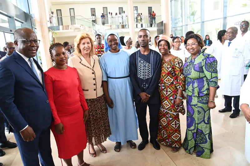 Deuxième Image de Société. Lundi 6 janvier 2025 restera une date mémorable en Côte d’Ivoire. Ce jour-là, Madame Dominique Ouattara, Première Dame et fervente défenseure de la santé maternelle et infantile, a rendu visite aux jumelles siamoises Marie-Dominique et Grâce-Dominique à l’Hôpital Mère-Enfant (HME) de Bingerville. Ces jumelles, liées par le foie et le système digestif, viennent de subir une opération historique qui les a enfin séparées. Cet exploit médical, réalisé avec succès, symbolise un tournant majeur dans la prise en charge des cas médicaux complexes dans le pays. Retour sur cette journée chargée d’émotion et riche de symboles. Un Acte Chirurgical d’Une Portée Exceptionnelle L’opération de Marie-Dominique et Grâce-Dominique, des jumelles siamoises âgées de sept mois, représente un véritable tour de force médical. Reliées par des organes vitaux, leur séparation nécessitait une préparation minutieuse et une exécution sans faille. Pendant près de 13 heures, une équipe médicale pluridisciplinaire s’est mobilisée pour séparer les fillettes. L’intervention comprenait des phases critiques, notamment la réparation des tissus partagés et la reconstruction des organes individuels. Cette prouesse a été possible grâce à une collaboration entre l’équipe locale de l’HME et des experts de La Chaîne de l’espoir, une organisation internationale dédiée à la santé des enfants. Le professeur Sylvia Da Silva-Anoma, directrice médicale de l’HME, a salué l’engagement exceptionnel de chaque membre de l’équipe et souligné les défis logistiques et techniques qui ont jalonné cette intervention historique. « C’était une opération d’une rare complexité. La planification a pris des mois, et chaque détail a été scruté pour éviter le moindre risque. Aujourd’hui, voir ces deux petites filles séparées et en bonne santé est une immense victoire », a-t-elle déclaré. Cette réussite met en lumière les capacités croissantes du système de santé ivoirien dans le traitement des cas complexes. La Première Dame, Une Figure de Soutien et d’Espoir En visitant Marie-Dominique et Grâce-Dominique, Madame Dominique Ouattara a exprimé toute l’émotion qui l’animait face à cette victoire humaine et médicale. Les jumelles portent son nom, un honneur qui renforce l’attachement particulier qu’elle leur porte. Lors de cette rencontre, elle a partagé des moments privilégiés avec les parents des jumelles, leur témoignant un soutien moral et financier. « C’est un grand jour pour moi. Voir ces petites filles, si pleines de vie après une telle épreuve, est une véritable source de joie et d’inspiration. Elles m’ont offert des sourires qui m’ont touchée au plus profond », a confié la Première Dame, visiblement émue. Outre ses mots d’encouragement, elle a également rencontré l’équipe médicale pour les féliciter et réitérer son appui indéfectible à l’HME. Cette visite s’inscrit dans le cadre plus large de son engagement pour la santé des femmes et des enfants à travers la Fondation Children of Africa. Depuis la création de cette organisation, des milliers d’enfants ont pu bénéficier d’un accès à des soins de qualité, souvent inaccessibles auparavant. Un Modèle pour la Santé en Afrique L’Hôpital Mère-Enfant de Bingerville, réalisé grâce au soutien de la Première Dame, représente une réponse concrète aux défis de santé publique en Côte d’Ivoire. Doté d’équipements de pointe et d’un personnel hautement qualifié, cet établissement est aujourd’hui un centre de référence pour les soins maternels et pédiatriques dans la région. L’opération des jumelles siamoises vient confirmer son rôle crucial. Monsieur Pierre Dimba, Ministre de la Santé, a profité de cet événement pour exprimer sa gratitude envers Madame Ouattara : « Cet hôpital, fruit de votre vision et de votre dévouement, transforme chaque jour des vies. Aujourd’hui, nous voyons à quel point il est essentiel pour notre système de santé ». Cet exploit suscite un espoir renouvelé pour les familles ivoiriennes confrontées à des problèmes de santé complexes. En mettant l’accent sur la collaboration internationale et le renforcement des capacités locales, la Côte d’Ivoire s’impose progressivement comme un modèle en matière de santé en Afrique subsaharienne. Cette réussite médicale exceptionnelle pose une question fondamentale : comment la Côte d’Ivoire peut-elle continuer à renforcer son système de santé pour garantir un accès à des soins de qualité pour tous ?