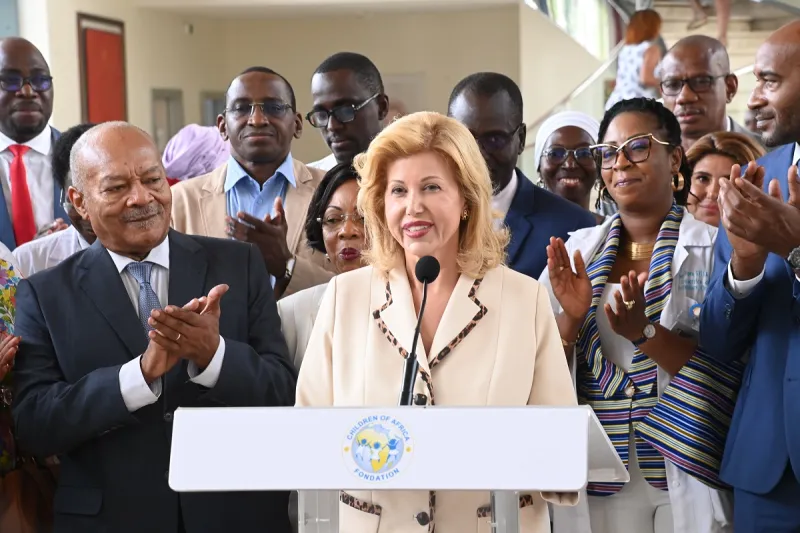 Troisième Image de Société. Lundi 6 janvier 2025 restera une date mémorable en Côte d’Ivoire. Ce jour-là, Madame Dominique Ouattara, Première Dame et fervente défenseure de la santé maternelle et infantile, a rendu visite aux jumelles siamoises Marie-Dominique et Grâce-Dominique à l’Hôpital Mère-Enfant (HME) de Bingerville. Ces jumelles, liées par le foie et le système digestif, viennent de subir une opération historique qui les a enfin séparées. Cet exploit médical, réalisé avec succès, symbolise un tournant majeur dans la prise en charge des cas médicaux complexes dans le pays. Retour sur cette journée chargée d’émotion et riche de symboles. Un Acte Chirurgical d’Une Portée Exceptionnelle L’opération de Marie-Dominique et Grâce-Dominique, des jumelles siamoises âgées de sept mois, représente un véritable tour de force médical. Reliées par des organes vitaux, leur séparation nécessitait une préparation minutieuse et une exécution sans faille. Pendant près de 13 heures, une équipe médicale pluridisciplinaire s’est mobilisée pour séparer les fillettes. L’intervention comprenait des phases critiques, notamment la réparation des tissus partagés et la reconstruction des organes individuels. Cette prouesse a été possible grâce à une collaboration entre l’équipe locale de l’HME et des experts de La Chaîne de l’espoir, une organisation internationale dédiée à la santé des enfants. Le professeur Sylvia Da Silva-Anoma, directrice médicale de l’HME, a salué l’engagement exceptionnel de chaque membre de l’équipe et souligné les défis logistiques et techniques qui ont jalonné cette intervention historique. « C’était une opération d’une rare complexité. La planification a pris des mois, et chaque détail a été scruté pour éviter le moindre risque. Aujourd’hui, voir ces deux petites filles séparées et en bonne santé est une immense victoire », a-t-elle déclaré. Cette réussite met en lumière les capacités croissantes du système de santé ivoirien dans le traitement des cas complexes. La Première Dame, Une Figure de Soutien et d’Espoir En visitant Marie-Dominique et Grâce-Dominique, Madame Dominique Ouattara a exprimé toute l’émotion qui l’animait face à cette victoire humaine et médicale. Les jumelles portent son nom, un honneur qui renforce l’attachement particulier qu’elle leur porte. Lors de cette rencontre, elle a partagé des moments privilégiés avec les parents des jumelles, leur témoignant un soutien moral et financier. « C’est un grand jour pour moi. Voir ces petites filles, si pleines de vie après une telle épreuve, est une véritable source de joie et d’inspiration. Elles m’ont offert des sourires qui m’ont touchée au plus profond », a confié la Première Dame, visiblement émue. Outre ses mots d’encouragement, elle a également rencontré l’équipe médicale pour les féliciter et réitérer son appui indéfectible à l’HME. Cette visite s’inscrit dans le cadre plus large de son engagement pour la santé des femmes et des enfants à travers la Fondation Children of Africa. Depuis la création de cette organisation, des milliers d’enfants ont pu bénéficier d’un accès à des soins de qualité, souvent inaccessibles auparavant. Un Modèle pour la Santé en Afrique L’Hôpital Mère-Enfant de Bingerville, réalisé grâce au soutien de la Première Dame, représente une réponse concrète aux défis de santé publique en Côte d’Ivoire. Doté d’équipements de pointe et d’un personnel hautement qualifié, cet établissement est aujourd’hui un centre de référence pour les soins maternels et pédiatriques dans la région. L’opération des jumelles siamoises vient confirmer son rôle crucial. Monsieur Pierre Dimba, Ministre de la Santé, a profité de cet événement pour exprimer sa gratitude envers Madame Ouattara : « Cet hôpital, fruit de votre vision et de votre dévouement, transforme chaque jour des vies. Aujourd’hui, nous voyons à quel point il est essentiel pour notre système de santé ». Cet exploit suscite un espoir renouvelé pour les familles ivoiriennes confrontées à des problèmes de santé complexes. En mettant l’accent sur la collaboration internationale et le renforcement des capacités locales, la Côte d’Ivoire s’impose progressivement comme un modèle en matière de santé en Afrique subsaharienne. Cette réussite médicale exceptionnelle pose une question fondamentale : comment la Côte d’Ivoire peut-elle continuer à renforcer son système de santé pour garantir un accès à des soins de qualité pour tous ?