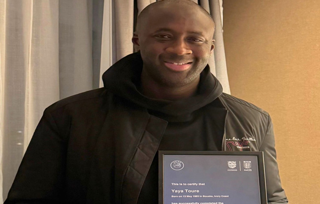 Image de Football. Mercredi 8 janvier 2025, un jour qui restera gravé dans la mémoire du football ivoirien. Yaya Touré, ancien milieu de terrain de Manchester City et légende du football africain, a franchi une étape majeure dans sa reconversion professionnelle en obtenant la Licence Pro UEFA. Ce diplôme prestigieux marque son accession au cercle des entraîneurs de haut niveau, capables de diriger des équipes professionnelles à travers l’Europe. Derrière cette réalisation se cache une détermination exemplaire et un parcours riche en apprentissages et en expériences variées. La Licence Pro UEFA : Une qualification d’excellence La Licence Pro UEFA représente l’aboutissement d’un parcours exigeant et hautement sélectif. Obtenir cette qualification n’est pas seulement une reconnaissance des compétences techniques et stratégiques d’un entraîneur, mais aussi une validation de sa capacité à diriger et inspirer une équipe au plus haut niveau. Pour Yaya Touré, cette certification est le fruit d’années de dévouement depuis sa retraite sportive en 2019. Après avoir raccroché les crampons, Touré a investi son temps et son énergie dans une formation rigoureuse. Il a d’abord obtenu la Licence UEFA A, qui permet de coacher des équipes amateurs et semi-professionnelles. Sa décision de poursuivre avec la Licence Pro témoigne de son ambition de se hisser parmi les meilleurs dans le domaine. Le chemin n’était pas sans embûches, mais l’ancien international ivoirien a su transformer chaque défi en une opportunité d’apprentissage. Sur ses réseaux sociaux, Touré a exprimé sa gratitude : « Je suis ravi de vous annoncer que j’ai obtenu ma Licence Professionnelle UEFA ! J’ai beaucoup appris tout au long de cette formation et je suis encore plus enthousiaste quant à ce que je peux accomplir en tant qu’entraîneur. Merci aux tuteurs de la FA, ainsi qu’à mes amis et ma famille pour leur soutien. » Ce message résume non seulement sa fierté, mais aussi son engagement envers une carrière qui promet d’être aussi remarquable que son parcours de joueur. Un chemin tracé par des expériences enrichissantes Depuis sa retraite, Yaya Touré a accumulé une variété d’expériences dans des contextes différents, qui ont contribué à sa formation. En 2020, il a commencé son aventure d’entraîneur en tant qu’assistant à l’Olimpik Donetsk en Ukraine. Cette expérience lui a permis de comprendre les subtilités du football en Europe de l’Est, une région souvent sous-estimée mais riche en talents. En 2021, il a rejoint l’Akhmat Grozny en Russie, un environnement différent avec des exigences uniques. Ces étapes lui ont non seulement permis d’acquérir des compétences techniques, mais aussi de développer une compréhension approfondie des dynamiques culturelles et organisationnelles au sein des clubs. Par ailleurs, son passage au sein du staff technique de Tottenham Hotspur, un club de Premier League anglaise, a renforcé ses connaissances tactiques et stratégiques. L’un des moments marquants de son récent parcours est son intégration dans le staff de Roberto Mancini, entraîneur de l’équipe nationale d’Arabie Saoudite. Ce rôle lui a permis de travailler à un niveau international tout en bénéficiant de l’expertise d’un mentor de renom. Il a également noué des liens privilégiés avec des clubs comme l’Étoile Carouge en Suisse, où il a partagé son expérience avec les joueurs et l’encadrement technique. Ces interactions montrent que Touré est non seulement un technicien compétent, mais aussi un leader capable d’inspirer les autres. Une inspiration pour le football africain En accédant au rang des entraîneurs d’élite, Yaya Touré envoie un message fort à la nouvelle génération de footballeurs africains : la fin d’une carrière de joueur ne marque pas la fin d’un rêve. Elle peut être le début d’une nouvelle trajectoire, tout aussi ambitieuse et significative. Son accès au cercle des techniciens ivoiriens détenteurs de la Licence Pro UEFA, aux côtés de son frère Kolo Touré, est une source de fierté pour l’Afrique. En effet, il contribue à renforcer la représentation africaine dans les sphères décisionnelles du football mondial, souvent dominées par des acteurs européens. L’impact de Touré ne se limite pas à sa propre carrière. En partageant son expérience et en montrant l’importance de l’éducation et de la formation continue, il inspire de nombreux jeunes à suivre ses traces. Cette influence pourrait bien être le catalyseur de l’émergence d’une nouvelle génération de techniciens africains prêts à rivaliser au plus haut niveau. Alors que Yaya Touré entame ce nouveau chapitre, une question se pose : quelles seront les prochaines étapes pour cet entraîneur prometteur, et comment son parcours influencera-t-il le développement du football en Afrique ?