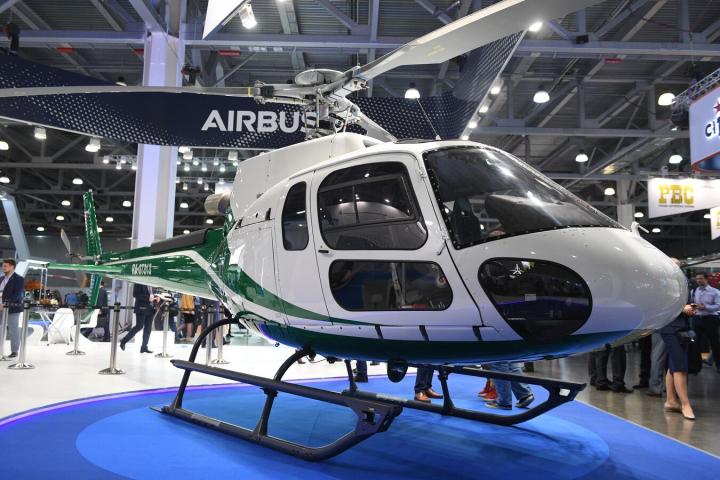 Image de Société. La restitution récente de trois hélicoptères Airbus H125 loués par l’armée de Côte d’Ivoire marque une étape significative dans l’évolution des capacités de défense du pays. Utilisés dans divers contextes militaires et civils, ces appareils symbolisaient un compromis entre modernisation et pragmatisme budgétaire. Cependant, leur retour à Airbus soulève des questions fondamentales sur la stratégie militaire ivoirienne à l’heure où les équilibres géopolitiques en Afrique de l’Ouest évoluent rapidement. Les hélicoptères H125 : Entre modernité et contraintes budgétaires Les hélicoptères Airbus H125, reconnus pour leur polyvalence et leur efficacité, avaient été loués par la Côte d’Ivoire pour combler un vide dans sa flotte aérienne. Ces appareils, capables de remplir des missions de reconnaissance, de transport et d’évacuation médicale, représentaient une solution rapide et efficace pour une armée en quête de modernisation. La location, bien qu’onéreuse à long terme, permettait d’éviter les contraintes financières immédiates d’un achat direct. Ce choix témoignait d’une stratégie pragmatique : présenter une armée équipée de technologies modernes tout en gérant les ressources budgétaires avec prudence. Toutefois, cette approche a ses limites, et le retour des hélicoptères en est l’illustration. Les raisons précises de cette décision n’ont pas été divulguées, laissant place à de nombreuses hypothèses. Certains y voient une conséquence directe des ajustements dans les relations de défense entre la Côte d’Ivoire et ses partenaires traditionnels, notamment la France. Un contexte géopolitique en mutation La restitution des hélicoptères intervient dans un contexte marqué par la réduction de la présence militaire française en Afrique de l’Ouest. En Côte d’Ivoire, cette dynamique est illustrée par la rétrocession imminente du 43e Bima (Bataillon d’infanterie de marine) à l’armée ivoirienne. Si cette évolution est perçue comme un gain en autonomie pour l’armée ivoirienne, elle reflète aussi une reconfiguration des stratégies de la France sur le continent africain. Le président Emmanuel Macron a déclaré que cette réduction faisait partie d’une volonté de repositionnement stratégique. Cependant, cette décision ne fait pas l’unanimité, et certains dirigeants africains, dont le président Alassane Ouattara, ont exprimé des réserves sur ce retrait progressif. Dans ce contexte, le retour des H125 pourrait signaler un ajustement nécessaire de la part de la Côte d’Ivoire pour redéfinir ses priorités en matière de défense. Cette situation contraste fortement avec les choix d’autres pays voisins comme le Mali et le Burkina Faso, qui ont adopté des approches différentes en matière d’acquisition d’équipements militaires. Ces États ont récemment investi dans des partenariats avec des fournisseurs non traditionnels, notamment russes, pour élargir leurs options tout en réduisant leur dépendance aux acteurs occidentaux. Quelle stratégie pour l’avenir ? La restitution des H125 invite à une réflexion profonde sur l’avenir de la politique de défense ivoirienne. L’armée devra-t-elle continuer de s’appuyer sur des modèles de location pour maintenir une flotte aérienne moderne, ou se tourner vers des acquisitions directes pour assurer une autonomie durable ? Une autre option pourrait être l’investissement dans des partenariats stratégiques avec des pays émergents dans le secteur de la défense. Par exemple, la Turquie, la Chine et la Russie se positionnent de plus en plus comme des fournisseurs alternatifs pour les États africains, offrant des équipements adaptés à des coûts compétitifs. Ces partenariats pourraient à la fois diversifier les options de la Côte d’Ivoire et répondre à la nécessité de renforcer sa souveraineté en matière de défense. En outre, l’accent pourrait être mis sur le développement des capacités locales. La formation d’ingénieurs et de techniciens ivoiriens dans le domaine de l’aéronautique, associée à la création de partenariats industriels, pourrait permettre au pays de réduire sa dépendance aux fournisseurs étrangers. Cette approche contribuerait à créer des emplois tout en stimulant l’économie nationale. Alors que la Côte d’Ivoire envisage les prochaines étapes de sa politique de défense, une question demeure : comment le pays pourra-t-il concilier souveraineté, modernisation et contrainte budgétaire pour bâtir une armée résiliente et adaptée aux défis futurs ?