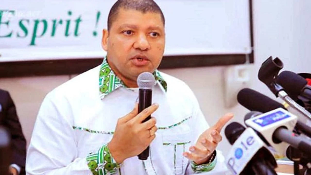 Image de Politique. La convocation de Jean-Louis Billon par le Conseil de discipline du Parti Démocratique de Côte d’Ivoire - Rassemblement Démocratique Africain (PDCI-RDA) suscite des remous à l’approche de l’échéance cruciale du 15 janvier 2025. Si la fixation de la date de son audition semble marquer un consensus sur un point de friction initial, d'autres tensions subsistent. L’issue de cette audience pourrait redéfinir les équilibres internes du parti en pleine préparation pour les élections de 2025. Un consensus fragile sur la date de l’audition La question de la programmation de l’audition de Jean-Louis Billon, membre influent et ancien ministre, avait plongé le Conseil de discipline et la défense de l’intéressé dans une impasse. Proposant initialement une période entre le 8 et le 15 janvier 2025, le Conseil de discipline a finalement trouvé un terrain d’entente avec l’équipe de Jean-Louis Billon, qui a préféré la date du 15 janvier. Ce compromis a mis fin à un premier malentendu, mais il n’a pas dissipé les doutes. Derrière ce réglage logistique se cache une méfiance persistante entre les deux parties. Cette suspicion trouve sa manifestation dans la demande expresse de Jean-Louis Billon, relayée par son avocat : la transmission préalable des documents essentiels à la défense. Parmi les pièces réclamées figurent le rapport du VIIIe Congrès Extraordinaire de 2023 et ses conclusions, jugés cruciaux pour contextualiser les accusations formulées à son encontre. « Nous restons en attente de la communication des pièces demandées, et ce, avant le 15 janvier 2025 », a insisté l’avocat, mettant en lumière une certaine tension latente. Des accusations dans un contexte de rivalité interne L’audition disciplinaire de Jean-Louis Billon intervient dans un contexte politique complexe. Depuis plusieurs mois, le PDCI-RDA est en proie à des dissensions internes, amplifiées par la proximité des échéances électorales de 2025. Le parti, longtemps présenté comme une force unitaire, est aujourd’hui divisé entre diverses factions aux ambitions divergentes. Au cœur de cette rivalité, deux figures émergent : Jean-Louis Billon et Tidjane Thiam. Si ce dernier est perçu comme un candidat potentiel aux prochaines élections présidentielles, le premier se positionne comme un contrepoids à cette ascension. Les critiques à l’égard de Jean-Louis Billon, centrées sur des propos et des attitudes jugés contraires aux intérêts du parti, semblent révéler un combat de leadership plus large. L’audition du 15 janvier, loin de n’être qu’un exercice disciplinaire, pourrait ainsi devenir un terrain d’affrontement symbolique entre ces deux visions. Les résultats de cette audience ne se limiteront pas à des conséquences disciplinaires. En cas de défense efficace, Jean-Louis Billon pourrait consolider sa position et redéfinir son rôle au sein du parti. À l’inverse, une sanction renforcerait les dissensions internes, révélant les lignes de fracture au sein du PDCI-RDA et affaiblissant potentiellement sa cohésion dans une période critique. Quel avenir pour le PDCI-RDA ? Au-delà du cas de Jean-Louis Billon, cette affaire soulève des questions plus larges sur la gouvernance interne du PDCI-RDA. Comment un parti historique peut-il naviguer dans un environnement politique en mutation tout en préservant son unité ? Les différences d’opinions, au lieu d’être un frein, pourraient-elles devenir une force pour réinventer son fonctionnement ? L’audition prévue pour le 15 janvier 2025 sera un test non seulement pour Jean-Louis Billon, mais aussi pour l’institution elle-même. Parviendra-t-elle à concilier justice interne et préparation électorale ? Les réponses à ces questions dépendront de la manière dont le Conseil de discipline et les acteurs clés aborderont cette procédure, dans un climat d’équilibre précaire entre la fermeté et le dialogue. Alors que les élections de 2025 se profilent, cette crise interne pourrait-elle être le déclencheur d’une réforme profonde du parti pour s’adapter aux défis contemporains ?