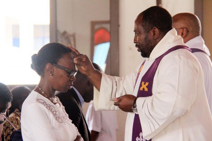 Image de Religion. En Côte d'Ivoire, le mercredi 5 mars 2025 marquera le début du Carême pour les chrétiens catholiques. Ce moment, symbolisé par l'imposition des Cendres sur le front des fidèles, constitue une période sacrée de quarante jours de jeûne, d'abstinence et de prières. Ce temps fort de la foi chrétienne est une invitation à une introspection profonde et à une reconnection avec Dieu. L'objectif ? Se préparer à célébrer Pâques dans la pureté de l'âme. Le sens profond du Mercredi des Cendres Le Mercredi des Cendres, qui marque le début du Carême, est bien plus qu'un simple rituel. Lors de la messe de ce jour, les fidèles reçoivent une croix de cendres sur le front, accompagnée des mots : « Souviens-toi que tu es poussière et que tu retourneras en poussière ». Ce geste rappelle la condition humaine, la fragilité de la vie terrestre et l'appel à vivre en vue de la vie éternelle. Ce message, porteur d’humilité et de dépouillement, résonne particulièrement dans un monde marqué par les distractions matérielles et les défis spirituels. Le Carême est une période de quarante jours qui précède Pâques, commémorant la résurrection du Christ. Durant cette période, les catholiques s’engagent dans une discipline spirituelle stricte. Le jeûne et l'abstinence, qui ponctuent ces jours, ne sont pas de simples privations. Ils symbolisent une renonciation aux désirs mondains pour permettre une réorientation de l’âme vers Dieu. Outre les pratiques alimentaires, le Carême invite à une purification du cœur. Les fidèles sont encouragés à se débarrasser de vices tels que la jalousie, l’hypocrisie ou la paresse, tout en cultivant des vertus comme la générosité, l’honnêteté et l’empathie. Les temps de prière et de méditation jouent également un rôle central dans ce cheminement. Ils permettent de renouer avec les écritures, de renforcer sa foi et d’exprimer une gratitude sincère envers le sacrifice du Christ. Ainsi, chaque jour du Carême devient une marche vers une réconciliation profonde avec soi-même et avec Dieu. L'impact du Carême dans une société moderne Dans un monde en constante évolution, les valeurs portées par le Carême trouvent un écho particulier. Cette période rappelle la nécessité de ralentir, de prendre du recul et de se recentrer sur les priorités spirituelles et éthiques. Elle offre une réponse à une société souvent marquée par l'individualisme et la compétition. Pour les catholiques ivoiriens, le Carême est aussi une opportunité de solidarité. Les œuvres de charité, comme les dons aux plus démunis et les initiatives communautaires, sont encouragées. Ces actions traduisent concrètement l’esprit du sacrifice et de la compassion, piliers fondamentaux de la foi chrétienne. Cependant, le défi reste entier dans une société en mutation. Comment maintenir ces pratiques dans un contexte urbain où les rythmes de vie sont effrénés ? Les responsables religieux soulignent l’importance d’adapter les messages spirituels aux réalités contemporaines tout en préservant l’essence de la tradition. Alors que le Carême 2025 s’ouvre pour les chrétiens catholiques de Côte d'Ivoire, il pose une question essentielle : comment réconcilier une foi ancestrale avec les exigences d’une vie moderne sans perdre la profondeur de son sens spirituel ?