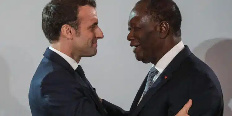 Image de Politique. La récente déclaration d'Emmanuel Macron sur le rôle des troupes françaises en Afrique et la souveraineté des États africains a suscité une vague de réactions. Alors que certains pays du continent ont réagi avec vigueur, la Côte d’Ivoire a choisi une approche mesurée, tout en réaffirmant sa position sur la coopération bilatérale. Cette controverse soulève des questions profondes sur l'avenir des relations entre l'Afrique et la France, dans un contexte de redéfinition des partenariats stratégiques et de repositionnement des intérêts. Une Coopération au Cœur des Enjeux Historiques Depuis des décennies, les relations entre la France et l’Afrique sont marquées par une interaction complexe où s'entrelacent coopération, influence politique et intérêts économiques. Les interventions militaires françaises en Afrique, à travers des opérations comme « Serval » ou « Barkhane », avaient pour objectif d’endiguer la montée du terrorisme dans la région du Sahel. Toutefois, ces actions ont souvent été perçues comme des instruments de néo-colonialisme, provoquant un ressentiment croissant chez certaines populations et États africains. Emmanuel Macron, en évoquant la question de la souveraineté, a déclaré que certains pays africains n'auraient pas pu préserver leur stabilité sans l’intervention des troupes françaises. Cette affirmation a suscité une levée de boucliers, non seulement de la part des nations concernées, mais aussi au sein des cercles intellectuels et médias africains. Pour beaucoup, il s’agit d’une rhétorique condescendante qui minimise les capacités propres des États africains à gérer leurs propres affaires. La Côte d’Ivoire, à travers les propos de son porte-parole Amadou Coulibaly, a réaffirmé que ses relations avec la France étaient fondées sur des accords bilatéraux clairs et respectueux de sa souveraineté. Cette position met en lumière la volonté du pays de maintenir une coopération constructive tout en affirmant son autonomie. Un Partenariat Réévalué : Entre Coopération et Réajustement Le retrait progressif des forces françaises de plusieurs pays africains, notamment du Mali et du Burkina Faso, reflète un changement significatif dans les relations franco-africaines. Pour la France, il s’agit de répondre aux critiques sur son implication militaire prolongée tout en redéployant ses stratégies de présence internationale. Pour les pays africains, cette dynamique ouvre la voie à une diversification des partenariats stratégiques avec d’autres puissances, notamment la Chine, la Russie ou encore la Turquie. La réponse mesurée de la Côte d’Ivoire traduit une volonté de ne pas alimenter les tensions tout en consolidant ses intérêts nationaux. En rendant le camp du 43e Bataillon d’infanterie de marine à l’armée ivoirienne, le pays a montré sa capacité à assumer pleinement la responsabilité de sa sécurité territoriale. Cependant, cette transition ne signifie pas la fin de la coopération militaire, mais plutôt une reconfiguration des termes de cette collaboration. Ce repositionnement s’inscrit dans un contexte plus large de réévaluation des relations entre l’Afrique et ses partenaires historiques. Pour les pays africains, il s’agit de trouver un équilibre entre le maintien des liens traditionnels avec la France et l’exploration de nouvelles alliances susceptibles de renforcer leur autonomie économique et politique. Quel Avenir pour les Relations Franco-Africaines ? La controverse suscitée par les propos d’Emmanuel Macron pose une question essentielle : comment redéfinir les relations entre la France et l’Afrique pour qu’elles soient équitables et mutuellement bénéfiques ? La réponse à cette question passe par une reconnaissance réciproque des intérêts et des besoins de chaque partie. Pour la Côte d’Ivoire, l’avenir réside dans le renforcement de sa souveraineté tout en continuant à collaborer avec ses partenaires internationaux sur des bases égalitaires. La diversification des relations économiques et stratégiques est un axe essentiel pour réduire la dépendance vis-à-vis de tout partenaire unique. La France, quant à elle, est confrontée à la nécessité de redéfinir son rôle en Afrique dans un contexte marqué par la montée des revendications nationalistes et la concurrence accrue des nouvelles puissances mondiales. Cette redéfinition implique d’écouter davantage les attentes des populations africaines et de promouvoir des partenariats basés sur le respect mutuel. Alors que le monde est témoin de la transition des relations internationales vers un ordre multipolaire, la question reste ouverte : quel modèle de coopération permettra de construire une véritable relation de confiance entre l’Afrique et la France ?