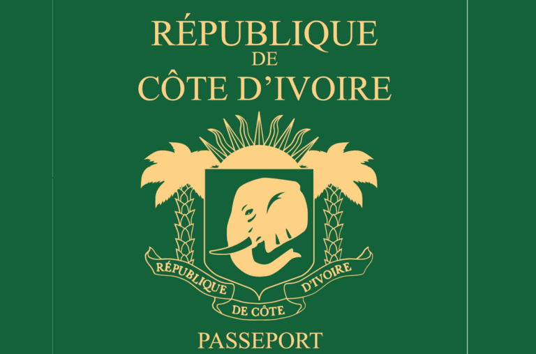 Image de Voyages. Le passeport est bien plus qu’un document de voyage : il reflète la position diplomatique et l’influence internationale d’une nation. En 2025, le passeport ivoirien se classe à la 83e position mondiale, offrant une mobilité relativement limitée avec un accès sans visa à 59 pays. Si ce chiffre témoigne d’une certaine ouverture, notamment en Afrique, il met également en évidence des disparités significatives au niveau mondial. Cet article examine la portée et les limites du passeport ivoirien, en mettant en lumière ses atouts régionaux, ses contraintes internationales et les pistes à explorer pour accroitre sa valeur. Une mobilité facilitée en Afrique de l’Ouest Le passeport ivoirien offre une liberté de déplacement notable au sein de l’Afrique de l’Ouest, grâce aux accords régionaux établis par la CEDEAO (Communauté économique des États de l’Afrique de l’Ouest) et l’UEMOA (Union économique et monétaire ouest-africaine). Ces organisations favorisent une circulation sans entrave entre les pays membres, renforçant ainsi les liens économiques, culturels et sociaux. Pour les citoyens ivoiriens, cela signifie une liberté de voyage vers des destinations telles que le Ghana, le Burkina Faso, le Sénégal ou encore le Nigeria. Ces interactions favorisent les opportunités commerciales et encouragent une intégration régionale. Par ailleurs, cette proximité facilite les relations interpersonnelles et la mobilité professionnelle, des avantages cruciaux pour une économie en quête de diversification. Au-delà de l’Afrique de l’Ouest, d’autres nations africaines restent également accessibles sans visa. Des pays comme le Maroc et la Tunisie en Afrique du Nord, ou encore le Rwanda et Madagascar, permettent aux Ivoiriens de voyager sans contraintes administratives majeures. Ces facilités illustrent une reconnaissance continentale, même si elles ne suffisent pas à conférer une mobilité globale. Des limites à l’international : une compétitivité réduite Lorsque l’on quitte les frontières africaines, le passeport ivoirien perd de sa puissance. En Asie et en Amérique, seuls quelques pays offrent un accès sans visa aux citoyens ivoiriens. L’Europe, quant à elle, demeure largement fermée, révélant une influence diplomatique encore à renforcer. Cette réalité contraste avec la situation de certains pays ouest-africains comme le Bénin, dont le passeport permet de voyager sans visa dans 68 pays. En comparaison, le passeport ivoirien est moins compétitif, même si certains voisins affichent des performances encore plus faibles, à l’image du Nigeria avec seulement 46 destinations accessibles sans visa. Ces disparités soulignent l’importance des efforts diplomatiques et des partenariats internationaux pour étendre la portée de la mobilité ivoirienne. Par ailleurs, la perception internationale joue un rôle déterminant. Le classement des passeports par Henley & Partners repose en partie sur des critères liés à la sécurité et à la stabilité économique, des domaines où des améliorations pourraient considérablement influencer la position de la Côte d’Ivoire. Vers une stratégie pour renforcer la mobilité internationale La mobilité limitée offerte par le passeport ivoirien au niveau mondial met en évidence la nécessité d’une stratégie diplomatique proactive. Pour accéder à plus de destinations sans visa, la Côte d’Ivoire pourrait renforcer ses accords bilatéraux avec des pays d’autres continents. Une attention particulière pourrait être accordée à l’Europe et à l’Asie, où les échanges économiques et culturels pourraient servir de leviers. D’autre part, le renforcement de la stabilité interne et la promotion de l’image du pays à l’étranger sont également essentiels. Une politique économique dynamique, associée à une amélioration des infrastructures touristiques, pourrait inciter davantage de pays à ouvrir leurs frontières aux citoyens ivoiriens. En outre, la participation active à des organisations internationales et régionales pourrait contribuer à élargir ces opportunités. Enfin, il est crucial d’éduquer et d’informer les citoyens sur les possibilités qu’offre leur passeport et sur les démarches administratives nécessaires pour en tirer parti. Cela pourrait inclure des campagnes de sensibilisation sur les avantages des accords de mobilité existants et les modalités de demande de visas pour d’autres destinations. En somme, le passeport ivoirien reflète une mobilité régionale solide mais une compétitivité limitée à l’échelle mondiale. Cette situation invite à une réflexion approfondie sur les moyens d’améliorer son rang et d’accroitre les opportunités de voyage pour les citoyens ivoiriens. Comment la Côte d’Ivoire peut-elle capitaliser sur ses acquis tout en surmontant les défis pour offrir une mobilité internationale accrue à ses citoyens ?