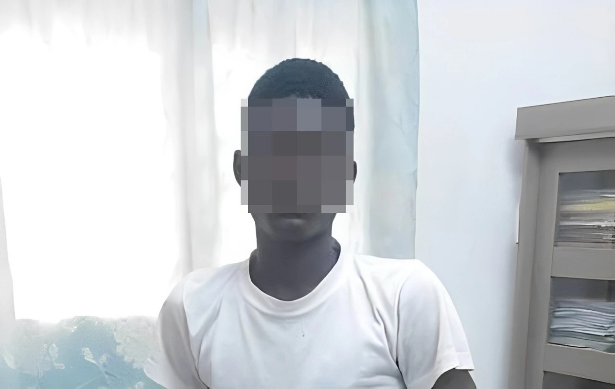 Image de Insolite. Une affaire insolite sème la stupeur dans la ville de Gagnoa, en Côte d’Ivoire. Le 7 janvier 2025, K. Dao, un jeune charrettier de 15 ans, affirme avoir perdu son sexe après avoir serré la main à un mystérieux sexagénaire. Cette histoire, qui mêle folklore, superstition et réalité sociale, a plongé la ville dans un mélange d'inquiétude et de curiosité, relançant le débat sur les croyances ancestrales et les limites des explications rationnelles. Une rencontre étrange, des événements troublants Tout a commencé à la gare routière de Gagnoa, lorsque K. Dao, connu localement pour son travail de charrettier, a été sollicité par un homme d’une soixantaine d’années. Ce dernier, reconnaissable à ses dreadlocks et son chapeau, aurait demandé au jeune garçon de transporter deux sacs jusqu’à la station-service Petroci située non loin de la Rue Ezzedine. D’après les témoignages recueillis, l’homme aurait d’abord offert un billet de 500 francs CFA en mauvais état, que le jeune Dao aurait refusé. C’est alors qu’un billet de 1 000 francs a été proposé. Mais au moment de rendre la monnaie, le sexagénaire aurait serré la main de Dao avant de disparaître dans un taxi. Quelques instants plus tard, Dao aurait ressenti une sensation inhabituelle au niveau de son bas-ventre. En touchant son sexe, il s’est aperçu qu’il avait disparu, tout comme son téléphone portable et l’argent qu’il venait de recevoir. Cette disparition soudaine a semé la panique chez le jeune garçon, le poussant à se tourner vers les autorités locales pour obtenir de l’aide. Superstition et réalité : l’enquête s’embrouille Portée à l'attention de la police, l’affaire a immédiatement attiré l'attention du public. Conduit au Centre Hospitalier Régional (CHR) de Gagnoa, Dao a été examiné par un médecin, qui aurait confirmé l'absence de son organe génital. Cet aspect médical donne une dimension troublante à l’affaire, au-delà des croyances populaires souvent associées à ce type d’événements. Les autorités ont mené une enquête de voisinage et des patrouilles, mais aucune trace du mystérieux sexagénaire n’a pu être retrouvée. Pendant ce temps, l’histoire a alimenté des débats dans les médias et sur les réseaux sociaux, où la disparition physique d’un organe est largement remise en question par la communauté scientifique. Pourtant, en Côte d’Ivoire et dans d’autres pays africains, des récits de "disparition de sexe" sont souvent associés à des pratiques mystiques ou magiques. Ces croyances, profondément enracinées dans certaines communautés, suggèrent que des individus possédant des "pouvoirs occultes" peuvent dérober des attributs humains à distance ou par contact direct. Une société tiraillée entre modernité et traditions Cette affaire met en lumière les tensions entre la modernité et les croyances ancestrales qui continuent de façonner les sociétés africaines. À Gagnoa, l’histoire de K. Dao a suscité autant de scepticisme que de fascination. Les partisans d'une explication mystique évoquent l’action de sorciers ou de pratiques occultes, tandis que d'autres appellent à la prudence face à ce qu’ils considèrent comme un phénomène psychosomatique ou une manipulation. Ces récits peuvent refléter des états de stress intense ou des désirs d'attention dans un contexte où les opportunités économiques et sociales sont limitées. Au-delà de son caractère sensationnel, cette affaire illustre également des enjeux sociaux plus profonds, notamment l’accès limité à une éducation scientifique de qualité et le manque de sensibilisation aux questions de santé mentale. Pour l’heure, l’enquête est en cours, mais les pistes semblent minces. Entre l’absence de preuves tangibles et l’impact des rumeurs sur la perception collective, les autorités devront redoubler d’efforts pour apporter des réponses satisfaisantes. Cette affaire pose une question cruciale : comment équilibrer le respect des croyances locales tout en promouvant une approche rationnelle et scientifique des phénomènes inexpliqués ?