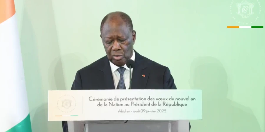 Image de Politique. Alors que la Côte d’Ivoire s’apprête à entrer dans une année électorale cruciale, la question d’une éventuelle candidature du Président Alassane Ouattara pour un quatrième mandat alimente les discussions. Lors d’une cérémonie officielle, le chef de l’État a réaffirmé son engagement envers son pays, sans pour autant clarifier ses intentions, ravivant ainsi les débats sur la légalité et l’opportunité politique de cette décision. Une candidature en suspens : entre certitudes et incertitudes Jeudi 9 janvier 2025, au palais présidentiel d'Abidjan, Alassane Ouattara recevait les vœux des membres du corps diplomatique accrédité en Côte d’Ivoire. Ce moment de formalité diplomatique a pris une tournure politique lorsqu’il a évoqué la question de sa candidature à l’élection présidentielle prévue en octobre prochain. Dans un discours soigneusement calibré, le président ivoirien, âgé de 82 ans, a affirmé : « Je suis en pleine santé et désireux de continuer à servir mon pays. » Toutefois, il a précisé qu'aucune décision définitive n’avait été prise à ce sujet, ajoutant que le RHDP (Rassemblement des Houphouëtistes pour la Démocratie et la Paix), son parti politique, disposait de plusieurs candidats potentiels en cas de besoin. Cette déclaration a été perçue par certains comme une ouverture vers une candidature imminente, d’autant plus que de nombreux cadres du parti insistent publiquement pour qu’il se présente, le désignant comme le candidat « naturel » pour maintenir la stabilité et la continuité. Pourtant, cette éventualité divise l'opinion publique et exacerbe les tensions politiques. Un contexte politique déjà tendu L’idée d’un quatrième mandat ne fait pas l’unanimité. En Côte d’Ivoire, la constitution limite à deux le nombre de mandats présidentiels, bien que le président Ouattara ait justifié sa troisième candidature en 2020 par l'adoption d'une nouvelle constitution en 2016, qu’il estime avoir remis les compteurs à zéro. Cette interprétation a toutefois été vivement contestée par l’opposition et une partie de la société civile. En 2020, sa réélection avait entraîné des manifestations violentes dans plusieurs régions du pays, faisant au moins 85 morts et plus de 500 blessés. Ces évènements ont laissé des cicatrices profondes, avec un climat politique marqué par une méfiance entre le pouvoir et l’opposition. Aujourd’hui, l’annonce d’une possible candidature en 2025 ravive les débats sur la légitimité de cette démarche. Certains estiment qu’elle pourrait relancer des tensions dans un pays qui a encore du mal à surmonter les divisions issues des crises post-électorales de 2010 et 2020. L’opposition : entre contestation et stratégie L’opposition, menée par des figures telles que Henri Konan Bédié et Laurent Gbagbo, ne cache pas son hostilité à un quatrième mandat d’Alassane Ouattara. Elle dénonce une violation de l'esprit de la Constitution et appelle à une alternance politique. Cependant, elle fait face à ses propres défis : divisions internes, manque de leadership unifié et difficultés à mobiliser un électorat désabusé. En réponse à la stratégie du RHDP, l’opposition cherche à renforcer ses alliances pour présenter une alternative crédible en octobre 2025. Les militants des deux camps intensifient leurs actions : réunions, campagnes de sensibilisation et mobilisations de terrain. Mais le souvenir des violences de 2020 plane sur ces initiatives, incitant certains à appeler au dialogue national pour éviter un nouvel affrontement. Une élection aux enjeux multiples Le scrutin présidentiel d’octobre 2025 dépasse la simple question d’une candidature ou non d’Alassane Ouattara. Il représente un test majeur pour la démocratie ivoirienne, mais aussi pour sa stabilité économique et sociale. Les partisans du président estiment qu’il incarne la stabilité, la croissance économique et l’expérience. Ses opposants, en revanche, appellent à une transition générationnelle et à un renouvellement de la classe politique. Cette élection pose également des questions sur la capacité des institutions à garantir un processus démocratique transparent et inclusif. Dans un pays où le souvenir des crises passées reste vivace, le moindre dysfonctionnement pourrait entraîner des conséquences graves. Alors que le débat sur la candidature d’Alassane Ouattara s’intensifie, la Côte d’Ivoire est à un tournant décisif de son histoire politique. L’enjeu ne se limite pas à la personne du président, mais touche au cœur des principes démocratiques, de la stabilité et de l’alternance. Face à ces défis, une question cruciale demeure : la Côte d’Ivoire peut-elle trouver un équilibre entre continuité et renouvellement politique sans compromettre sa paix sociale ?