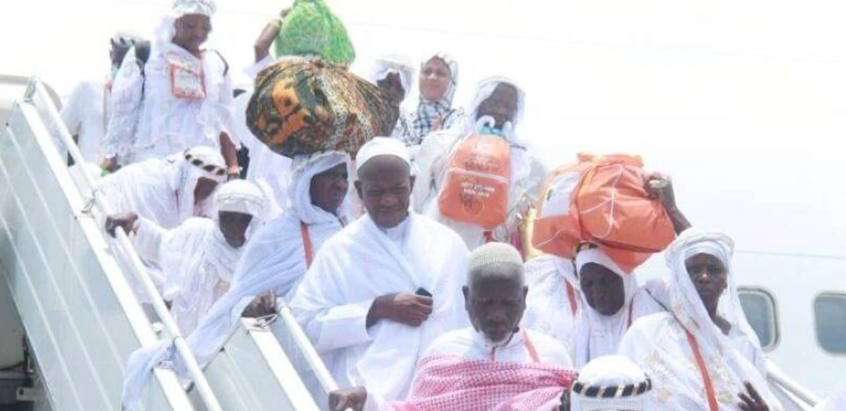 Image de L'islam pour les musulmans. En Côte d’Ivoire, le Hadj représente bien plus qu’un voyage spirituel : il est un moment de communion, de foi et de renforcement des valeurs communautaires. Cette année encore, les autorités ivoiriennes se sont engagées à garantir des conditions optimales pour les milliers de fidèles prévoyant d’accomplir ce cinquième pilier de l’Islam. Lors d’une cérémonie officielle tenue à Abidjan, au Plateau, le ministre de l’Intérieur et de la Sécurité, Vagondo Diomandé, a détaillé les préparatifs en vue du Hadj 2025, tout en annonçant des mesures rassurantes pour les futurs pèlerins. Alors que l’Arabie Saoudite a confirmé un quota de 10 000 participants ivoiriens, les efforts du gouvernement pour stabiliser les coûts et améliorer l’organisation méritent d’être salués. Des conditions stables pour une mobilisation accrue Le Hadj 2025 s’inscrit dans la continuité des années précédentes, avec des dispositions qui témoignent de la volonté des autorités ivoiriennes de maintenir une certaine stabilité dans un contexte économique mondial incertain. Le coût du voyage reste fixé à 3,250 millions de FCFA, un tarif rendu possible grâce au soutien économique du président Alassane Ouattara. Cette mesure, perçue comme une marque de considération envers les fidèles musulmans, vise à permettre au plus grand nombre de réaliser ce pèlerinage tant attendu. En outre, le quota de 10 000 pèlerins, reconduit par l’Arabie Saoudite, se décompose en 7 000 places allouées au contingent étatique et 3 000 places réservées aux opérateurs privés. Cette répartition assure une certaine équité en permettant une gestion efficace des inscriptions tout en répondant aux différentes attentes des fidèles. Ces derniers, invités à s’inscrire auprès des structures accéditées, bénéficieront d’un accompagnement pour faciliter leur départ. Une organisation minutieuse pour relever les défis logistiques La gestion du Hadj représente un véritable défi logistique, compte tenu du grand nombre de participants et des exigences imposées par l’Arabie Saoudite. Les autorités ivoiriennes, sous la direction du ministre Vagondo Diomandé, se sont engagées à garantir un cadre optimal pour ce voyage spirituel. Cela inclut la coordination des vols, l’hébergement sur place, ainsi que les dispositions sanitaires, notamment dans un contexte où les préoccupations sanitaires mondiales restent d’actualité. En parallèle, des efforts supplémentaires sont déployés pour informer les pèlerins des exigences administratives et sanitaires nécessaires avant leur départ. Des séminaires préparatoires et des formations spécifiques sont prévus pour leur permettre d’accomplir leur pèlerinage dans les meilleures conditions possibles. Ces initiatives visent à renforcer la sécurité et le bien-être des pèlerins, tout en réduisant les risques liés à des imprévus. Le Hadj, un acte de foi porteur de valeurs communautaires Au-delà de son aspect spirituel, le Hadj est également un moment de rassemblement et de partage pour les fidèles musulmans. Il symbolise l’unité de la communauté islamique et permet aux participants de se connecter avec des millions de croyants venus des quatre coins du monde. En Côte d’Ivoire, ce voyage est perçu comme une expérience transformatrice qui renforce les liens sociaux et familiaux. Cependant, la réussite de cet événement repose sur une organisation sans faille et un esprit de collaboration entre toutes les parties prenantes, des autorités locales aux opérateurs privés, en passant par les fidèles eux-mêmes. La mobilisation collective autour du Hadj 2025 témoigne de l’importance accordée à cet événement religieux, mais elle souligne également les responsabilités qui incombent à chacun pour en assurer le succès. Alors que les préparatifs avancent pour le Hadj 2025, comment les autorités ivoiriennes peuvent-elles continuer à améliorer les conditions pour les pèlerins, tout en répondant aux défis économiques et logistiques liés à cet événement d’envergure internationale ?