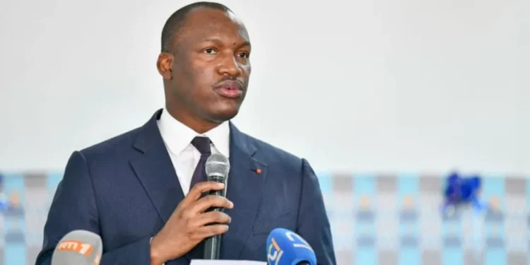 Image de Politique. En Côte d’Ivoire, les débats autour de l’éligibilité à la présidence de la République prennent une tournure politique et philosophique. Mamadou Touré, porte-parole adjoint du Rassemblement des Houphouëtistes pour la Démocratie et la Paix (RHDP), a vivement critiqué les propositions de l’opposition visant à assouplir les critères d’éligibilité des candidats. Qualifiant ces suggestions de « véritable escroquerie morale », il a mis en garde contre les dangers de compromis politiques excessifs. Ces déclarations révèlent les tensions sous-jacentes sur la manière d’assurer une stabilité politique durable dans le pays. Une opposition fustigée pour ses propositions controversées Mamadou Touré ne mâche pas ses mots lorsqu’il s’agit de critiquer les initiatives de l’opposition visant à élargir les critères d’éligibilité des candidats à la présidence. Selon lui, ces propositions cherchent à contourner les règles fondamentales de la démocratie en prétextant une meilleure inclusivité. « Tout le monde ne peut pas être candidat », a-t-il martelé lors d’une intervention devant la presse, affirmant que les lois électorales ne peuvent être modifiées pour servir des intérêts individuels ou partisans. Touré a également rappelé les conséquences dramatiques des arrangements politiques excessifs dans le passé, citant les accords de Marcoussis de 2003. Ces accords, conclus pour inclure toutes les parties dans le processus électoral, ont conduit, selon lui, à une crise post-électorale en 2010 qui a coûté la vie à 3 000 personnes. Il a dénoncé ce qu’il appelle « les leçons amères de l’histoire », insistant sur le fait que la participation de tous les acteurs politiques ne garantit ni la paix ni la stabilité. La démocratie en question : règles ou compromis ? Au cœur du discours de Mamadou Touré se trouve une défense ferme des principes fondamentaux de la démocratie. Pour lui, celle-ci repose avant tout sur le respect des règles établies et non sur des compromis qui fragilisent le système. Il estime que la stabilité politique dépend d’institutions fortes et d’une application rigoureuse des lois, plutôt que de solutions temporaires visant à contenter toutes les parties. La crise de 2010 reste une référence centrale pour illustrer les dangers des compromis politiques. Selon Touré, l’ouverture des élections à tous, sans considérer les règles d’éligibilité, a créé un terrain fertile pour des conflits violents. Cette tragédie a marqué un tournant dans l’histoire politique du pays, mettant en lumière les limites des arrangements négociés. En plaidant pour des règles strictes et claires, Touré s’oppose à une vision de la démocratie qu’il considère comme complaisante et vulnérable à des manipulations. Il appelle à une vigilance accrue et à un débat constructif sur les mécanismes électoraux, afin d’éviter que les erreurs du passé ne se répètent. Quels enjeux pour l’avenir politique ivoirien ? Le discours de Mamadou Touré met en évidence des enjeux majeurs pour l’avenir de la Côte d’Ivoire. D’une part, il soulève la question de savoir comment concilier la nécessité de règles électorales strictes avec les aspirations à une plus grande inclusivité. D’autre part, il met en lumière le rôle des leaders politiques dans la construction d’une stabilité durable. Pour Touré, les compromis fragiles ne peuvent être une solution à long terme. Il appelle plutôt à renforcer les institutions étatiques et à promouvoir une culture de responsabilité politique. Ce positionnement, bien qu’il puisse sembler rigide, reflète une volonté de préserver l’ordre constitutionnel et d’éviter des crises similaires à celles de 2010. Cependant, la question demeure : comment le pays peut-il équilibrer les besoins d’une participation inclusive avec les exigences d’une démocratie solide ?