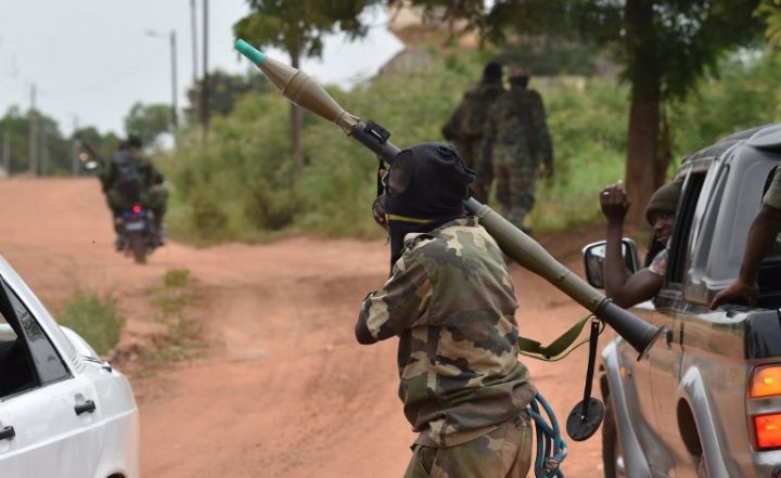 Image de Affaires Etrangères. La montée en puissance des attaques attribuées aux groupes jihadistes dans le nord du Bénin inquiète de plus en plus. Avec 28 militaires tués dans une récente attaque, la question de la sécurité dans cette région devient cruciale. Loin d’être un cas isolé, cette évolution reflète une tendance régionale marquée par la dégradation des conditions de sécurité au Sahel et dans les pays voisins. Alors que le Bénin renforce ses dispositifs militaires et bénéficie de soutiens internationaux, la lutte contre le jihadisme se complexifie. Cette analyse explore les causes, les conséquences et les perspectives de cette crise sécuritaire qui redessine les priorités nationales. Un contexte de menace persistante Les événements récents survenus dans le nord du Bénin illustrent une réalité qui s’impose à ce petit pays d’Afrique de l’Ouest. Le triple point, cette zone frontalière stratégique où se rencontrent les territoires du Bénin, du Burkina Faso et du Niger, est devenu un épicentre des violences attribuées à des groupes jihadistes affiliés à l’État islamique ou à Al-Qaïda. Selon les autorités, l’attaque du mercredi dernier s’est soldée par la mort de 28 soldats béninois et la neutralisation de 40 assaillants, une escalade tragique qui met en lumière la gravité de la situation. Depuis 2021, plus de 120 soldats béninois ont perdu la vie dans une vingtaine d’incursions transfrontalières. Ces attaques, qui visent souvent les forces de sécurité et les populations civiles, témoignent d’une stratégie d’expansion territoriale des groupes jihadistes. Le parc national de la Pendjari, autrefois un sanctuaire de biodiversité, est devenu un terrain d’opérations pour ces forces hostiles. La proximité géographique avec le Burkina Faso et le Niger, deux pays fortement touchés par le terrorisme, complique davantage la situation. Alors que le Burkina Faso fait face à un effondrement quasi total de l’autorité étatique dans certaines régions, les jihadistes exploitent les failles frontalières pour mener leurs opérations au Bénin. Des réponses militaires et diplomatiques à l’épreuve Face à cette menace croissante, le Bénin a pris des mesures significatives pour renforcer sa sécurité. L’opération "Mirador", lancée en janvier 2022, a mobilisé près de 3 000 soldats pour surveiller les frontières nord. Cette initiative, complétée par le recrutement de 5 000 soldats supplémentaires, vise à combler les lacunes en matière de présence militaire dans les zones vulnérables. La coopération internationale joue également un rôle crucial. L’ambassade des États-Unis a récemment fait don de véhicules blindés, de plaques balistiques et de radios tactiques pour une valeur totale de 6,6 millions de dollars. Cette aide matérielle renforce les capacités opérationnelles de l’armée béninoise. De son côté, l’Union européenne a débloqué 47 millions d’euros pour soutenir les efforts de lutte contre le terrorisme au Bénin. Cependant, ces initiatives sont confrontées à des limites structurelles. L’armée béninoise, bien qu’en cours de modernisation, reste en phase de "construction", selon des experts. L’équilibre entre formation des troupes et engagement sur le terrain demeure précaire. Par ailleurs, le manque de communication des autorités sur les succès militaires rend difficile la mobilisation d’un soutien populaire à ces efforts. Implications régionales et défis futurs La situation sécuritaire au Bénin s’inscrit dans un contexte plus large de déstabilisation de l’Afrique de l’Ouest. Le Ghana et le Togo, voisins immédiats du Bénin, subissent également des attaques jihadistes régulières. Cette propagation de la violence menace de transformer la région en un nouvel épicentre de l’insécurité en Afrique. Les dynamiques transfrontalières, alimentées par le commerce illicite et la porosité des frontières, exacerbent les défis. Le rapprochement du Bénin avec de nouveaux partenaires stratégiques, notamment la Russie, reflète une tentative de diversifier ses alliances. Moscou, qui a fermement condamné les dernières attaques, pourrait jouer un rôle plus actif dans la région. Toutefois, cette diversification géopolitique pourrait également susciter des tensions avec des partenaires historiques comme la France. Enfin, l’impact socio-économique de cette insécurité ne doit pas être sous-estimé. Les communautés locales, déjà confrontées à des conditions de vie difficiles, sont les premières victimes de cette instabilité. Les déplacements forcés, les perturbations économiques et la peur omniprésente affaiblissent la cohésion sociale et compromettent les efforts de développement. Alors que le Bénin s’engage dans une lutte complexe contre le jihadisme, la question se pose : quelles stratégies novatrices pourraient permettre de contenir cette menace tout en préservant la stabilité régionale ?