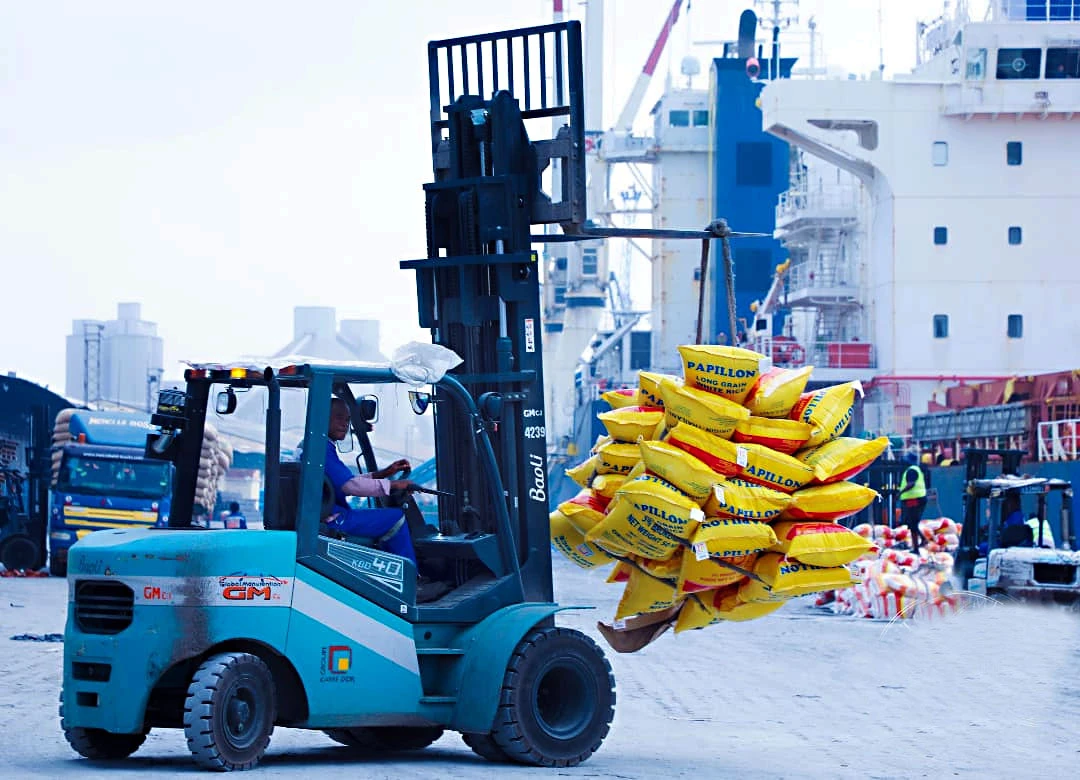 Image de Business/Investissement. La Côte d’Ivoire a affiché en 2024 une performance impressionnante en matière de commerce extérieur, renforçant ainsi sa position de leader économique en Afrique de l’Ouest. Avec un excédent commercial de 610,9 milliards de FCFA, soit une augmentation de 125,8 % par rapport à 2023, le pays a démontré sa capacité à stimuler ses exportations tout en maîtrisant ses importations. Cette dynamique est le fruit d'une série de réformes et de stratégies visant à diversifier l'économie, réduire la dépendance vis-à-vis des importations et améliorer les conditions de transformation locale. Retour sur cette performance, ses facteurs de réussite, ainsi que les enjeux et perspectives pour l’avenir du commerce extérieur ivoirien. Un Excédent Commercial Remarquable : Une Croissance Solide et Continue L’année 2024 a marqué un tournant dans l’histoire économique récente de la Côte d’Ivoire. En effet, le pays a enregistré un excédent commercial (FOB-CAF) impressionnant de 610,9 milliards de FCFA, en hausse de 125,8 % par rapport à l’année précédente. Ce chiffre révèle non seulement une meilleure gestion de la balance commerciale, mais aussi une orientation stratégique vers un commerce extérieur plus favorable. Cette évolution s’explique en grande partie par deux facteurs clés : la hausse des exportations et la réduction des importations. Les exportations ivoiriennes ont connu une augmentation en valeur de 3,9 % (soit 218,5 milliards de FCFA), un signe indéniable de l’amélioration des capacités de production et de la compétitivité des produits ivoiriens sur le marché international. Cette tendance est particulièrement évidente dans les secteurs clés comme les produits miniers, les produits transformés et les produits alimentaires, qui ont tous enregistré des performances exceptionnelles. Parallèlement, les importations ont diminué de 2,3 %, traduisant un effort de rationalisation des achats étrangers. Cette dynamique témoigne d'une volonté politique forte de renforcer les capacités locales et de réduire la dépendance aux biens importés, particulièrement ceux jugés non essentiels ou trop coûteux. Ce double effet de hausse des exportations et de baisse des importations a permis de consolider les actifs extérieurs du pays, créant ainsi un solde commercial favorable à l’économie ivoirienne. Le pays, qui avait déjà pris des mesures pour diversifier ses secteurs de production, a encore renforcé ses atouts en matière d'exportation. De l’or au cacao en passant par le pétrole, la Côte d'Ivoire a su capitaliser sur ses ressources naturelles tout en développant des industries de transformation capables de tirer parti de ces matières premières pour générer davantage de valeur ajoutée. Les Secteurs Porteurs : Une Diversification des Exportations qui Bénéficie à l’Économie L’augmentation des exportations de la Côte d’Ivoire est particulièrement remarquable dans plusieurs secteurs clés, tels que l’industrie minière, la transformation agroalimentaire et le secteur énergétique. La production d'or brut et de pétrole brut, respectivement en hausse de 34,4 % et 41,1 %, a joué un rôle prépondérant dans cette performance. Ces deux produits phares ont bénéficié d’une hausse conjointe des prix mondiaux et des volumes exportés, un facteur qui a largement contribué à l’amélioration du solde commercial du pays. Les produits issus de la transformation du cacao, dont les exportations ont progressé de 16,6 %, ont également enregistré un succès notable. Cette augmentation des exportations de cacao transformé est d'autant plus significative qu'elle reflète les efforts réalisés pour accroître la valeur ajoutée locale. L'exportation de cacao en fèves, bien que toujours importante, a progressivement été complétée par celle de produits transformés, permettant à la Côte d’Ivoire de se diversifier et d’améliorer ses recettes en devises. Par ailleurs, le secteur des conserves et préparations alimentaires a enregistré une hausse de 20 %, un signe clair que les capacités industrielles du pays se développent et trouvent de nouveaux marchés. Cette dynamique est d’autant plus importante qu’elle permet de réduire la dépendance alimentaire et d’améliorer l'autonomie de la Côte d'Ivoire vis-à-vis des produits alimentaires importés. Cependant, tous les secteurs ne connaissent pas la même dynamique. L’agriculture industrielle et d’exportation, ainsi que l’agriculture, l’élevage et la pêche, ont connu des baisses respectives de 9,7 % et 4,5 %. Ces reculs peuvent être liés à des défis structurels, tels que les fluctuations climatiques, les problèmes de compétitivité ou encore les effets de la mondialisation qui rendent certaines productions ivoiriennes moins attractives à l'international. Néanmoins, ces secteurs restent cruciaux pour l’économie ivoirienne, et des efforts doivent être faits pour relancer leur croissance. En définitive, l’essor des secteurs miniers et agroalimentaires confirme une tendance claire : la Côte d’Ivoire cherche activement à se diversifier, tout en valorisant ses atouts naturels. Ces efforts s’inscrivent dans une stratégie plus large de transformation économique, visant à renforcer le tissu industriel national tout en restant compétitif sur les marchés mondiaux. L’Internationalisation du Commerce Ivoirien : Une Répartition Stratégique des Marchés Une autre caractéristique essentielle de la performance commerciale ivoirienne en 2024 réside dans la répartition géographique des exportations. L’Union Européenne reste la principale destination des produits ivoiriens, absorbant 32,2 % des exportations totales en valeur. Parmi les principaux partenaires européens, les Pays-Bas, l'Allemagne et la Belgique dominent, attirant des produits comme le cacao, le pétrole brut et le caoutchouc naturel. Cette position de leader en Europe est le fruit d’un travail de diversification des marchés, qui permet à la Côte d'Ivoire d’être présente sur des marchés matures et exigeants. En Afrique, la CEDEAO (Communauté économique des États de l'Afrique de l'Ouest) constitue également un partenaire stratégique, absorbant 20 % des exportations ivoiriennes. Parmi les pays de la sous-région, le Mali et le Burkina Faso se distinguent comme des clients importants, notamment pour les produits pétroliers et les huiles de palme. Cette proximité géographique et ces échanges commerciaux renforcent l’intégration régionale et la coopération économique entre les pays d'Afrique de l'Ouest. L’Asie, avec des pays comme le Vietnam et l'Inde, représente 17,3 % des exportations ivoiriennes. Les produits comme les noix de cajou, le caoutchouc naturel et les fèves de cacao sont les principaux articles exportés vers cette région en pleine croissance. L’Asie, en raison de ses dynamiques économiques, constitue un marché stratégique pour la Côte d'Ivoire, à la fois pour la vente de ses produits de base et pour l'importation de biens d’équipement. D’un autre côté, l’Asie reste également un acteur majeur dans les importations ivoiriennes. En 2024, elle a représenté 35,2 % du total des importations, suivie par l’Union Européenne et la CEDEAO. Les produits importés varient, mais les biens d'équipement, les produits alimentaires et le riz figurent parmi les principales catégories. Ce dynamisme commercial permet à la Côte d'Ivoire de maintenir des liens solides avec des économies clés et de diversifier ses sources d'approvisionnement. L’internationalisation du commerce ivoirien est ainsi un facteur déterminant de sa croissance économique. Les efforts pour diversifier les partenaires commerciaux et les produits exportés montrent que le pays est prêt à jouer un rôle de premier plan dans l’économie mondiale. Le chemin vers une économie ivoirienne plus autonome et résiliente est tracé, mais la question demeure : quelles seront les prochaines étapes pour la Côte d’Ivoire afin de maintenir cet élan et renforcer davantage sa compétitivité à l’international ?