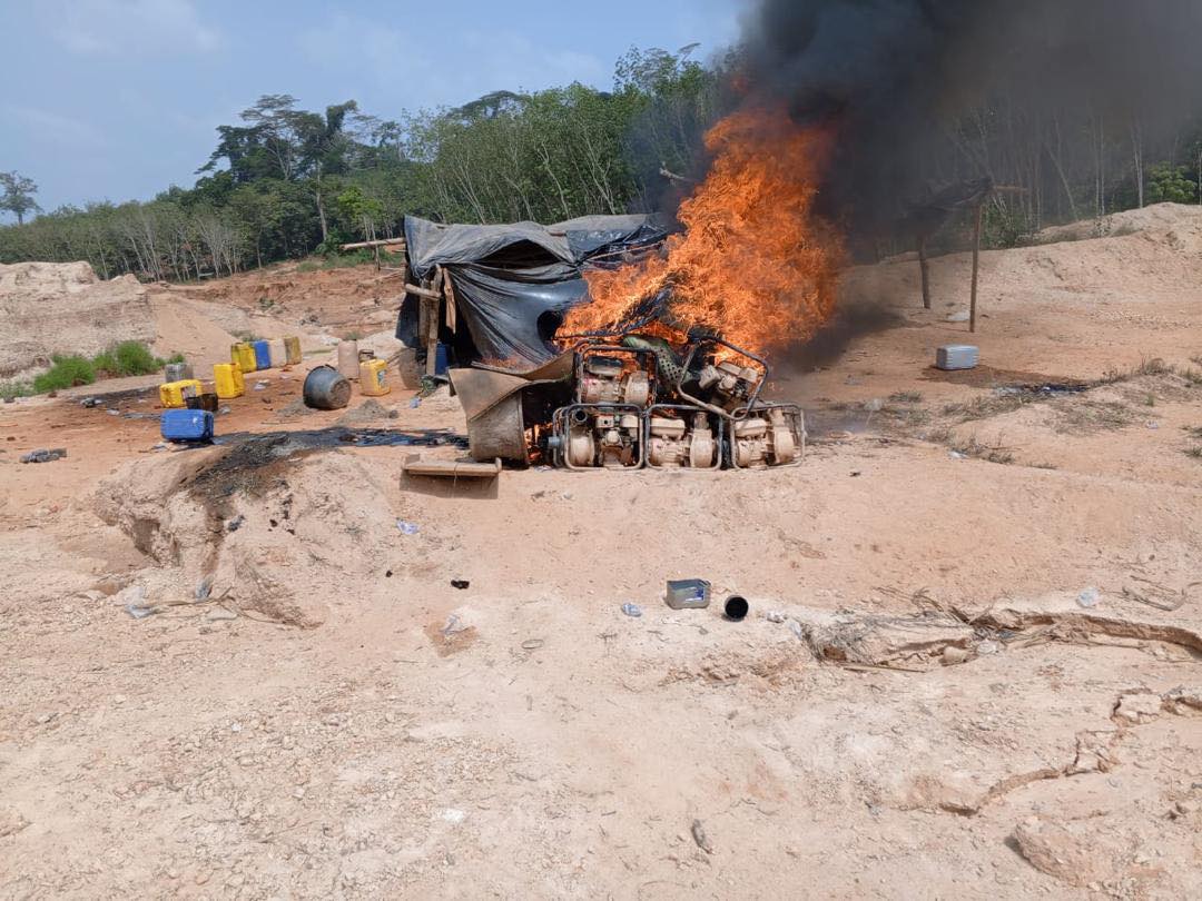 Image de Société. En Côte d’Ivoire, la lutte contre l’orpaillage illégal prend de l’ampleur, portée par des opérations régulières menées par les forces de l’ordre. Les récentes interventions dans la région de la Mé, à Ehuasso et Nyan, illustrent la détermination des autorités à enrayer une pratique qui menace à la fois l’économie nationale et l’environnement. Des opérations ciblées pour frapper l’orpaillage illégal Les récentes actions menées par les forces de l’ordre ivoiriennes à Ehuasso et Nyan marquent une nouvelle étape dans la lutte contre l’orpaillage illégal. Le 6 janvier dernier, les gendarmes de l’escadron d’Abengourou et de la brigade d’Ébilassokro ont investi un site clandestin dans la sous-préfecture de Zaranou. Là-bas, ils ont découvert une exploitation illégale bien organisée, équipée de matériels modernes comme des concasseurs et des motopompes. Les opérations ont permis de détruire 19 motopompes, 10 concasseurs, plusieurs dispositifs de lavage, ainsi que des abris de fortune, réduisant ainsi les capacités des exploitants illégaux. Quelques jours plus tard, le 10 janvier, une autre descente a eu lieu dans la sous-préfecture d’Annepé, à Nyan. Sous la direction des gendarmes d’Adzopé, l’intervention a conduit à la destruction de 13 concasseurs, 11 abris de fortune, 8 motopompes et 5 laveries, ainsi qu’à la saisie de plusieurs outils de travail. Ces actions régulières visent à neutraliser les réseaux clandestins qui exploitent les ressources aurifères du pays de manière illégale. Les conséquences dévastatrices de l’orpaillage clandestin L’orpaillage illégal est une activité qui cause des dégâts significatifs, à la fois sur le plan économique, environnemental et sociétal. Sur le plan économique, il entraîne des pertes considérables pour l’État ivoirien, privé des revenus issus des taxes et redevances sur l’extraction légale de l’or. L’argent généré par ces activités illégales alimente souvent des réseaux criminels, ce qui aggrave l’insécurité dans les régions concernées. Du point de vue environnemental, l’impact est tout aussi alarmant. La destruction des écosystèmes, la pollution des cours d’eau par des produits chimiques toxiques comme le mercure, et l’érosion des sols sont autant de conséquences de ces activités. Les terres agricoles sont souvent transformées en sites d’exploitation, compromettant la sécurité alimentaire des populations locales. Par ailleurs, l’orpaillage clandestin favorise l’émergence de conflits communautaires, accentuant les tensions dans des zones déjà fragilisées. Vers une stratégie durable pour contrer l’orpaillage illégal Face à l’ampleur du phénomène, le gouvernement ivoirien semble déterminé à renforcer ses efforts pour y mettre fin. Les opérations menées par les forces de l’ordre s’inscrivent dans une stratégie plus large visant à réguler le secteur aurifère et à promouvoir des pratiques respectueuses de l’environnement. Cependant, la répression seule ne suffira pas. Une approche holistique est nécessaire pour offrir des alternatives économiques aux populations impliquées dans ces activités. Le développement de programmes de formation et de reconversion professionnelle pourrait contribuer à réduire la dépendance à l’orpaillage illégal. De même, une meilleure sensibilisation aux conséquences environnementales et sociales de ces pratiques pourrait encourager un changement de mentalité. Enfin, une collaboration renforcée entre les autorités locales, les organisations non gouvernementales et les communautés est essentielle pour assurer le succès de ces initiatives. La mise en place de cadres réglementaires plus stricts, associée à des investissements dans des infrastructures locales, pourrait également contribuer à réguler l’exploitation aurifère tout en soutenant le développement économique des régions concernées. Alors que la Côte d’Ivoire intensifie ses efforts pour lutter contre l’orpaillage illégal, une question demeure : comment créer un équilibre entre le développement économique des régions aurifères et la protection des ressources naturelles pour les générations futures ?