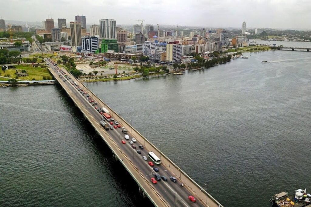 Image de Société. Un nouveau drame secoue Abidjan, la capitale économique de la Côte d’Ivoire. Mardi matin, un homme a mis fin à ses jours en se jetant du pont Félix Houphouët-Boigny, une tragédie qui s’inscrit dans une série d’événements similaires survenus ces derniers mois. Au-delà de l’émotion suscitée, ces suicides interrogent sur l’urgence de renforcer les dispositifs de prévention et les systèmes de prise en charge psychologique dans le pays. Le drame : un homme emporté par le désespoir Mardi matin, vers 9 heures, Abidjan s’est réveillée sous le choc d’une tragédie. Un homme, dont l’identité reste inconnue, s’est jeté dans la lagune depuis le pont Félix Houphouët-Boigny. Malgré l’intervention rapide des sapeurs-pompiers militaires, il n’a pas été possible de le sauver. Le corps sans vie de la victime a été récupéré, laissant derrière lui des questions sans réponses sur les raisons qui l’ont poussé à un tel geste. Ce suicide rappelle une autre tragédie survenue il y a quelques mois, lorsque qu’un gendarme avait mis fin à ses jours en sautant du pont De Gaulle. Ces deux incidents mettent en lumière un phénomène qui semble s’accentuer, mais reste largement sous-analysé. Le fléau du suicide : une réalité encore taboue En Côte d’Ivoire, le suicide demeure un sujet tabou. Les causes de ces actes tragiques sont souvent multiples : dépression non diagnostiquée, difficultés financières, isolement social, ou encore traumatismes non traités. Malheureusement, les structures d’accompagnement et de prise en charge psychologique sont insuffisantes pour répondre à ces problèmes croissants. Selon l’Organisation mondiale de la santé (OMS), près de 703 000 personnes mettent fin à leurs jours chaque année dans le monde. En Afrique, les taux de suicide sont souvent supérieurs à la moyenne mondiale, bien que les données soient souvent peu fiables en raison du manque de systèmes de suivi et de statistiques complètes. Malgré ces chiffres alarmants, peu d’initiatives concrètes ont été mises en place pour contrer le fléau en Côte d’Ivoire. Les familles endeuillées, souvent stigmatisées, préfèrent le silence à la recherche d’aide, renforçant ainsi le cycle de l’isolement et du désespoir. Vers une réponse structurelle et humaine La multiplication des suicides sur les ponts d’Abidjan interpelle les autorités locales et nationales. Une réponse globale est nécessaire, combinant prévention, sensibilisation et prise en charge efficace. Renforcer la prévention. Les ponts d’Abidjan, lieux emblématiques mais aussi vulnérables, pourraient être équipés de dispositifs de sécurité comme des barrières anti-suicide et une surveillance accrue. En parallèle, des campagnes de sensibilisation pourraient être menées pour éduquer la population sur les signaux d’alerte et encourager les personnes en détresse à chercher de l’aide. Développer les structures d’accompagnement. Le pays manque cruellement de structures spécialisées dans la santé mentale. L’établissement de centres d’écoute accessibles et la formation de professionnels de la santé mentale pourraient contribuer à une meilleure prise en charge. Déstigmatiser la santé mentale. Pour que les personnes concernées osent demander de l’aide, il est nécessaire de déconstruire les préjugés autour de la dépression et des troubles psychologiques. Les médias, les écoles et les leaders communautaires peuvent jouer un rôle clé dans ce processus. Les tragédies comme celles survenues sur les ponts d’Abidjan ne sont pas de simples faits divers. Elles révèlent des fractures sociales profondes et l’urgence d’agir pour prévenir de futures pertes humaines. Comment la Côte d’Ivoire peut-elle transformer ce choc en opportunité pour bâtir une société plus solidaire et résiliente face aux défis de la santé mentale ?