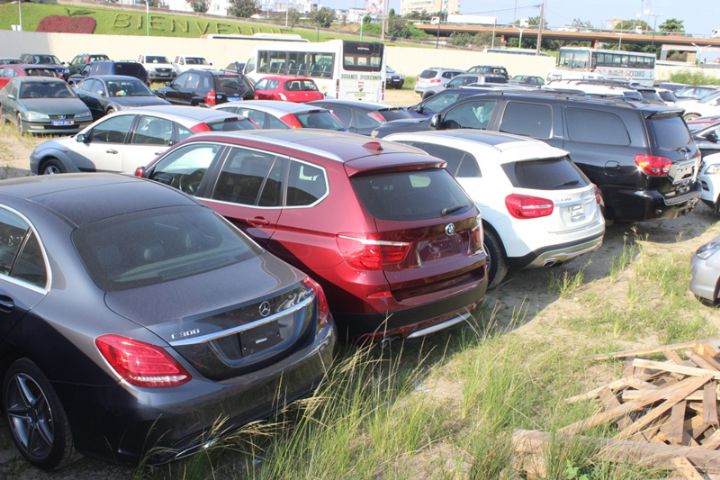 Image de Discussions Voitures. Un changement majeur vient de s’opérer dans le domaine de l’assurance automobile en Côte d’Ivoire. Le ministère des Finances et du Budget a signé un arrêté stipulant que tout contrat d’assurance est désormais conditionné à la validité du certificat de visite technique. Cette mesure, qui s’inscrit dans une stratégie nationale ambitieuse, vise à réduire les accidents de la route et moderniser le parc automobile du pays. Un cadre légal renforcé pour plus de sécurité routière Depuis le 6 janvier 2025, un nouvel arrêté ministériel impose aux propriétaires de véhicules motorisés de fournir un certificat de visite technique valide pour souscrire ou renouveler une assurance automobile. En liant ces deux éléments, les autorités ivoiriennes entendent responsabiliser les conducteurs et veiller à l’état des véhicules circulant sur les routes. L’Association des Sociétés d’Assurances de Côte d’Ivoire (ASA-CI) a reçu des consignes claires : aucun contrat ne pourra être conclu pour un véhicule ne disposant pas de ce document essentiel. Par ailleurs, la durée de validité de l’assurance ne devra pas excéder celle du certificat. Les contrevenants risquent des amendes allant de 25 à 30 % de la prime d’assurance concernée, une disposition visant à encourager le respect strict de cette nouvelle réglementation. Un levier pour moderniser et sécuriser les routes ivoiriennes Cette mesure fait partie intégrante de la Stratégie nationale pour la sécurité routière 2021-2025. L’objectif est clair : réduire de moitié le nombre de décès liés aux accidents de la route d’ici à 2030. Actuellement, la Côte d’Ivoire enregistre près de 12 000 accidents corporels par an, causant environ 1 200 morts et plus de 21 000 blessés. Ces statistiques, bien qu’inférieures à la moyenne africaine de 26 décès pour 100 000 habitants, restent préoccupantes. Face à cette réalité, les autorités multiplient les initiatives pour freiner la recrudescence des accidents graves. La mise en place de la vidéo-verbalisation, déjà effective dans le Grand Abidjan, s’étendra progressivement au reste du pays. Les contrôles routiers seront également renforcés grâce à des équipes spécialisées. À cela s’ajoute une réglementation accrue pour les minicars, appelés « Massa », souvent impliqués dans des accidents majeurs. Le certificat de visite technique devient un outil central dans cette lutte pour la sécurité. Son obligation pour tous les véhicules motorisés, y compris les deux et trois roues dans les grandes agglomérations, marque une volonté claire de moderniser le parc automobile ivoirien. Cela permettra non seulement de réduire les risques d’accidents liés à des défaillances techniques, mais aussi de promouvoir une meilleure discipline au sein des usagers de la route. Une réforme saluée mais non sans défis Bien que cette réforme soit généralement accueillie positivement, elle pose néanmoins des défis. L’accessibilité aux centres de contrôle technique demeure une préoccupation majeure, notamment dans les zones rurales. La capacité des infrastructures existantes à absorber une hausse significative de la demande reste à démontrer. De plus, certains conducteurs redoutent une hausse des coûts liés à l’entretien et aux contrôles techniques obligatoires. À cela s’ajoute la question de la lutte contre la corruption, un fléau qui pourrait entraver la mise en œuvre effective de ces mesures. Il sera essentiel pour le gouvernement de garantir la transparence et l’équité dans l’application de la réglementation. Malgré ces obstacles, cette nouvelle condition pour souscrire une assurance représente une étape cruciale dans la réforme globale de la sécurité routière en Côte d’Ivoire. Mais au-delà de l’aspect technique, comment sensibiliser les citoyens pour qu’ils intègrent durablement ces nouvelles exigences dans leurs pratiques quotidiennes ?