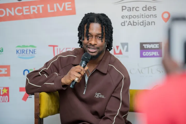 Image de Musique/Radio. L’artiste gospel KS Bloom, figure montante de la scène musicale ivoirienne, a dévoilé lors d’une conférence de presse à Cocody le 13 janvier 2025 les détails de son prochain concert live. L’événement, intitulé « Le RDV des Disciples », aura lieu le dimanche 9 février 2025, dans la prestigieuse salle de 11 000 places du Parc des Expositions d’Abidjan. Plus qu’un simple concert, cette soirée se veut une véritable expérience de foi, de communion et de célébration spirituelle. Un événement sous le signe de la foi et de l’unité « Le RDV des Disciples » s’inscrit dans une démarche de rassemblement et d’éveil spirituel, portée par KS Bloom et sa communauté de fidèles surnommée « les commandos de JÉSUS ». L’artiste, qui ne cesse de marquer les esprits avec ses textes inspirants et ses mélodies envoûtantes, entend transformer cette soirée en un moment de partage unique. L’événement survient quelques mois seulement après la sortie de son album « KDO », un projet qui a rencontré un franc succès et confirmé la place de KS Bloom dans le paysage musical ivoirien. Avec une durée prévue de deux heures, le concert promet d’allier musique et message spirituel dans une mise en scène résolument moderne. « Nous voulons que ce concert marque le début de l’année sous la bénédiction divine, » a expliqué l’artiste, qui ambitionne de toucher des cœurs et d’impacter durablement les esprits. Un spectacle à la hauteur des standards internationaux KS Bloom entend offrir une prestation de haute qualité, reflet de l’évolution de la musique gospel en Côte d’Ivoire. À cette fin, une scénographie innovante a été conçue pour enrichir l’expérience des spectateurs. L’objectif est clair : prouver que la musique gospel ivoirienne peut rivaliser avec les standards internationaux tout en restant ancrée dans les réalités locales. Pour prévenir les problèmes d’organisation rencontrés lors de certains événements précédents, les organisateurs ont pris des mesures strictes. Un système de billetterie optimisé, combiné à un dispositif de sécurité renforcé, vise à garantir une expérience fluide et sécurisée pour tous. En outre, des moyens de transport spéciaux seront mis en place pour faciliter l’accès au Parc des Expositions, répondant ainsi aux attentes des spectateurs. Une soirée riche en surprises et en communion Le concert sera structuré en deux parties. La première sera dédiée à la louange avec la participation d’artistes invités. Parmi eux, on retrouve des figures emblématiques du gospel ivoirien et des talents émergents. La deuxième partie mettra en lumière KS Bloom, qui interprétera les morceaux de son album « KDO », tout en réservant des surprises au public. Des interventions spéciales et des moments interactifs viendront enrichir cette soirée, renforçant ainsi le lien entre l’artiste et ses fans. Les billets, disponibles en ligne depuis quelques jours, seront en vente physique à partir du vendredi 17 janvier 2025 dans les points de vente habituels. KS Bloom invite tous les publics – croyants, curieux, familles et jeunes – à rejoindre cet événement exceptionnel. Le concert « Le RDV des Disciples » illustre l’essor du gospel en Côte d’Ivoire et son potentiel pour toucher un public toujours plus large. En mettant en avant des artistes locaux et en innovant dans la présentation de ses spectacles, KS Bloom contribue à redéfinir les contours de ce genre musical. Mais comment la scène gospel ivoirienne peut-elle continuer à se développer et rivaliser avec d’autres courants musicaux sur la scène internationale ?