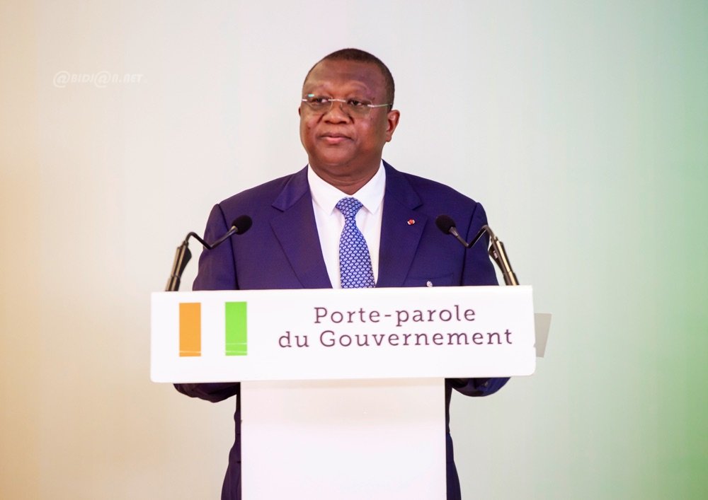 Image de Société. La détention récente d’Alain Traoré, une figure bien connue en Côte d’Ivoire, a suscité de vives interrogations au sein de l’opinion publique. Face à l’effervescence médiatique et aux spéculations, le porte-parole du gouvernement, Amadou Coulibaly, s’est exprimé ce mercredi 15 janvier 2025 pour rassurer et éclairer sur la situation. Mais au-delà des déclarations officielles, quels enjeux se cachent derrière cette affaire qui semble encore loin de son épilogue ? Une interpellation encadrée par la loi ivoirienne Lors d’un Conseil des ministres tenu au palais présidentiel d’Abidjan-Plateau, le gouvernement ivoirien a tenu à dissiper les rumeurs grandissantes concernant une possible disparition de M. Alain Traoré. Amadou Coulibaly, ministre de la Communication et porte-parole du gouvernement, a affirmé avec insistance : « Alain Traoré n’est pas porté disparu. Il a été interpellé et la procédure suit son cours ». Selon ses propos, cette interpellation s’est déroulée dans le strict respect de la législation ivoirienne. M. Coulibaly a également rappelé que chaque étape de la procédure judiciaire fait l’objet d’une transparence rigoureuse. Toutefois, il s’est gardé de fournir des détails supplémentaires, se limitant à mentionner qu’un communiqué du procureur de la République serait publié une fois la procédure terminée. Cette communication officielle vise non seulement à calmer les inquiétudes, mais également à contrer les théories qui circulent sur les réseaux sociaux, où certains évoquent des traitements arbitraires ou des motifs cachés derrière cette interpellation. La stratégie gouvernementale repose donc sur une promesse de transparence, bien que les détails cruciaux restent pour l’instant sous scellés. L’impact médiatique et les réactions de l’opinion publique La nouvelle de l’interpellation d’Alain Traoré a rapidement fait le tour des médias ivoiriens et internationaux. Cette personnalité, dont le rôle précis reste à définir publiquement, est perçue par certains comme un acteur influent dans divers cercles. Cette influence pourrait expliquer pourquoi son arrestation suscite autant de remous. Sur les réseaux sociaux, les réactions oscillent entre indignation, soutien, et scepticisme. Si certains internautes saluent l’action des autorités, d’autres critiquent un manque de clarté dans les motifs de l’interpellation. Des analystes politiques locaux émettent aussi des hypothèses sur une possible instrumentalisation politique de cette affaire, ce qui alimente davantage les tensions. Les organisations de la société civile, quant à elles, appellent à une vigilance accrue. Elles demandent aux autorités de garantir le respect des droits fondamentaux de M. Traoré et d’éviter tout traitement arbitraire. Ces revendications rappellent les débats récurrents sur la transparence et la justice en Côte d’Ivoire, un pays où la stabilité politique reste parfois fragile. Un test pour la justice ivoirienne ? L’affaire Alain Traoré pourrait bien constituer un tournant pour la perception de la justice ivoirienne, tant au niveau national qu’international. Si la promesse de transparence évoquée par Amadou Coulibaly est tenue, cela pourrait renforcer la confiance des citoyens dans les institutions judiciaires du pays. En revanche, un manque de clarté ou une procédure perçue comme biaisée pourrait alimenter un climat de méfiance. Au-delà des aspects judiciaires, cette affaire pourrait également avoir des répercussions politiques. Certains observateurs y voient une occasion pour le gouvernement de démontrer son engagement envers la justice et l’état de droit, tandis que d’autres craignent une possible instrumentalisation. Dans un contexte où la Côte d’Ivoire se prépare à des échéances électorales majeures, chaque mouvement des autorités est scruté avec attention. Quelle sera l’issue de cette affaire et qu’apportera-t-elle comme leçons sur la gouvernance et la justice en Côte d’Ivoire ?