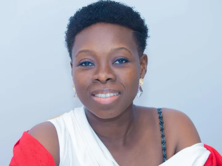 Image de Célébrités. La musique, souvent considérée comme une échappatoire et une source de joie, est devenue pour Nuella une plateforme pour exprimer son courage face aux épreuves. Lauréate du télécrochet Star Karaoké en 2017, cette jeune chanteuse ivoirienne a touché des milliers de cœurs avec sa voix douce et ses interprétations inspirantes. Cependant, derrière le rideau, Nuella lutte contre des problèmes de santé graves qui l’ont confinée à domicile et l’ont poussée à lancer un SOS poignant sur les réseaux sociaux. Retour sur le parcours d’une artiste résiliente et sur son combat pour une prise en charge médicale. Un parcours marqué par la résilience et la passion Nuella n’est pas une artiste comme les autres. Depuis son enfance, elle a dû surmonter de nombreuses épreuves. Victime d’une condition médicale rare qui l’a rendue handicapée motrice, elle a subi pas moins de 32 opérations et a été confrontée à trois comas. Malgré ce parcours jalonné de douleurs physiques et de difficultés psychologiques, Nuella s’est frayé un chemin vers les projecteurs, attirant l’attention du public lors du concours Star Karaoké. La victoire de Nuella n’était pas seulement une reconnaissance de son talent musical, mais aussi un symbole d’espoir pour les personnes en situation de handicap. Avec sa voix unique, elle a prouvé que les limitations physiques ne peuvent éteindre la flamme de la passion et du rêve. Au-delà de la musique, Nuella s’est investie dans la promotion des droits des personnes handicapées, fondant une association pour soutenir cette cause. Cependant, sa résilience a été mise à rude épreuve. Son état de santé, déjà fragile, s’est considérablement détérioré au fil des années. Après avoir bénéficié d’une prise en charge en Europe grâce à l’appui de l’ancienne ministre de la Santé Raymonde Goudou, elle n’a pas pu poursuivre ses soins par manque de moyens financiers. Cette situation l’a obligée à s’éloigner des scènes, mettant temporairement sa carrière en pause. Un appel à la solidarité nationale En janvier 2025, Nuella a brisé le silence en publiant une vidéo sur les réseaux sociaux pour alerter sur son état critique et solliciter de l’aide. Avec des mots empreints de dignité et de vulnérabilité, elle a expliqué : « Je n’ai pas pour habitude de faire des vidéos sur les réseaux sociaux, mais là, je n’ai plus le choix. » Elle a également partagé les démarches entreprises pour obtenir une subvention, notamment auprès de la présidence et du ministère de la Santé, qui restent sans réponse. « J’ai besoin d’aide. Mes soins sont très coûteux », a-t-elle affirmé avec insistance, appelant à la générosité des citoyens, des organisations et des autorités. Cet appel désespéré met en lumière les défis systémiques auxquels sont confrontées les personnes atteintes de maladies chroniques en Côte d’Ivoire, notamment le coût élevé des soins médicaux et l’insuffisance des dispositifs de soutien. Malgré tout, l’optimisme de Nuella reste intact. En tant que figure publique, elle espère que son combat inspirera une plus grande solidarité envers les personnes handicapées. Le cas de Nuella est emblématique des enjeux liés à l’accès aux soins pour les populations vulnérables en Afrique. Si son histoire touche autant, c’est parce qu’elle illustre le croisement entre des problèmes individuels et des questions sociétales plus larges. Le rôle des politiques publiques, la responsabilité des institutions et la capacité des citoyens à se mobiliser sont autant de points névralgiques qui méritent une attention accrue. Plus largement, l’histoire de Nuella soulève une question essentielle : comment construire une société où la santé n’est pas un privilège, mais un droit universel ?