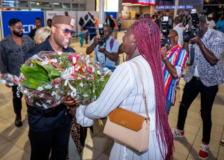 Image de Musique/Radio. L’aéroport international Félix Houphouët-Boigny d’Abidjan a récemment été le théâtre d’un événement exceptionnel. Abel Maxwell, la nouvelle sensation de l’afro-fusion, a été accueilli par une foule en liesse le 14 janvier 2025. Cet artiste, qui réinvente les sonorités de l’afrobeats, s’est vu offrir un accueil digne d’un roi, marquant ainsi son ancrage dans le cœur des mélomanes ivoiriens. Retour sur cet événement marquant et sur la trajectoire fulgurante de cet artiste hors pair. Une arrivée triomphale dans la capitale ivoirienne C’est avec des chants, des danses et des banderoles que les fans d’Abel Maxwell ont envahi l’aéroport d’Abidjan pour l’accueillir. Ce moment d’émotion intense a confirmé l’immense popularité de cet artiste canadien d’origine africaine sur les bords de la lagune Ébrié. « Les Ivoiriens sont formidables. Cette marée humaine traduit l’amour sincère que les Ivoiriens ont pour leur artiste. Je suis honoré d’être ici, » a-t-il déclaré avec gratitude lors de son allocution. Le choix de la Côte d’Ivoire comme escale de son voyage n’est pas un hasard. Reconnu comme un hub culturel et musical en Afrique, le pays a vu émerger des talents de renom et joue un rôle central dans la diffusion de la musique africaine à l’international. Abel Maxwell, qui a récemment signé un contrat avec Universal Music, affirme que sa visite vise à renforcer son lien avec le public ivoirien et à rendre hommage à ce bastion de la création musicale. Une carrière entre innovation musicale et reconnaissance internationale Originaire d’Afrique et résidant à Toronto, Abel Maxwell s’est imposé comme une figure incontournable de l’afro-fusion. Son style, qui mêle les rythmes africains traditionnels avec des influences contemporaines, réinvente les codes de l’afrobeats. Avec cinq albums à son actif, l’artiste a su créer un univers musical unique, envoûtant un public diversifié allant de la francophonie à l’Amérique du Nord. Son dernier album, "5 Roses" (2023), est un chef-d’œuvre qui illustre son talent pour la fusion des genres. Le titre « Djin Kélélé », un hommage au légendaire Ernesto Djédjé, réunit modernité et tradition en revisitant le ziglibithy, un genre musical ivoirien emblématique. Cette prouesse artistique témoigne de sa capacité à rendre hommage aux icônes tout en apportant une touche contemporaine. Au-delà de ses performances scéniques, Abel Maxwell se distingue également par sa vision artistique et son engagement envers les jeunes talents. « La musique est un pont entre les cultures. Je souhaite inspirer la prochaine génération d’artistes à explorer leur identité tout en étant ouverts au monde, » confie-t-il lors de ses entretiens. L’impact d’Abel Maxwell sur la scène musicale africaine L’arrivée d’Abel Maxwell en Côte d’Ivoire marque une étape importante dans sa carrière. Ce voyage, qui coïncide avec sa signature avec Universal Music, reflète le potentiel croissant de la musique africaine sur la scène mondiale. La Côte d’Ivoire, en tant que plaque tournante de l’industrie musicale, offre un terrain fertile pour des collaborations innovantes et des projets ambitieux. Avec des salles pleines à Toronto et une base de fans en constante expansion, Abel Maxwell redéfinit les frontières de l’afrobeats. Son approche, qui mêle authenticité et universalité, résonne avec une audience internationale, renforçant ainsi le rôle de la musique africaine dans le paysage culturel global. Alors que l’industrie musicale africaine continue de se transformer, des artistes comme Abel Maxwell jouent un rôle crucial en ouvrant de nouvelles voies. Sa capacité à captiver des publics diversifiés tout en honorant ses racines africaines souligne l’importance de l’équilibre entre innovation et tradition. Le succès d’Abel Maxwell pose une question fondamentale : comment l’afro-fusion continuera-t-elle à façonner le futur de la musique mondiale tout en restant fidèle à ses racines ?