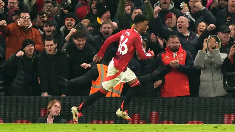 Image de Football. En l’espace de 12 minutes seulement, Amad Diallo a gravé son nom dans les annales du football mondial. Lors d'un match inoubliable en Premier League, l’ailier ivoirien a réalisé un triplé spectaculaire sous le maillot de Manchester United, devenant ainsi le premier joueur africain à accomplir cet exploit depuis Cristiano Ronaldo. Une performance qui redéfinit le rôle des talents africains dans le football moderne. Un triplé d’anthologie pour l’histoire La rencontre opposant Manchester United à Southampton semblait vouée à un résultat ordinaire jusqu’à l’entrée en jeu d’Amad Diallo à la 78ᵉ minute. Face à une défense compacte et stratégique, le jeune prodige ivoirien a répondu avec une précision clinique et une détermination hors norme. Trois buts en 12 minutes, un exploit qui a bouleversé la dynamique du match et scellé une victoire retentissante pour les Red Devils. Chaque but a révélé une facette unique de son talent : un premier but inscrit après un dribble foudroyant, un deuxième marqué d’une frappe limpide à l’entrée de la surface, et un troisième réalisé grâce à une déviation subtile, témoignant de son intelligence de jeu. Cette prestation extraordinaire le propulse dans le cercle fermé des joueurs capables de changer le cours d’un match en un temps record. Ce triplé ne marque pas seulement une étape personnelle dans la carrière de Diallo, mais résonne également comme un hommage au rôle croissant des joueurs africains au sein des élites du football européen. En brisant les barrières, Amad Diallo ouvre la voie à une nouvelle génération de talents. Une saison qui redéfinit les standards Avec ses performances éclatantes, Amad Diallo porte à 12 le nombre de ses contributions décisives cette saison en Premier League, comptant six buts et six passes décisives. Ces statistiques remarquables illustrent sa capacité à répondre présent dans les moments cruciaux. Ce n’est pas seulement sa rapidité ou sa technique qui impressionnent, mais également son intelligence de jeu et sa maturité tactique à seulement 21 ans. Arrivé à Manchester United en provenance de l’Atalanta, Diallo n’a cessé de progresser. Son travail acharné et son dévouement ont été récompensés par une place de plus en plus centrale dans les stratégies de l’entraîneur. En outre, ses performances sont devenues une source d’inspiration pour les jeunes joueurs ivoiriens et africains qui rêvent de briller sur les plus grandes scènes. Son triplé face à Southampton n’est pas un coup isolé. Diallo a montré une constance remarquable tout au long de la saison, transformant les attentes en réalités tangibles. Ses contributions ont été déterminantes non seulement pour Manchester United, mais également pour la reconquête de la confiance des supporters après des saisons en demi-teinte. Un avenir teinté d’espoir pour le football africain Au-delà de ses performances individuelles, Amad Diallo incarne l’espoir d’un continent. En évoluant dans un club emblématique comme Manchester United, il montre que les talents africains peuvent s’épanouir sur les scènes les plus exigeantes. Son succès est le résultat d’années de développement du football en Afrique, qui continue de produire des joueurs capables de rivaliser avec les meilleurs au monde. Les perspectives pour Diallo sont prometteuses. En club, il est attendu pour renforcer sa présence dans les grandes compétitions comme la Ligue des champions. En équipe nationale, il s’impose comme un élément clé des Éléphants de Côte d’Ivoire, apportant son expérience et son talent pour hisser l’équipe parmi les meilleures du continent. Mais le chemin reste semé d’embûches. Pour continuer à briller, Diallo devra maintenir sa forme physique, rester concentré et éviter les distractions qui accompagnent souvent le succès. La pression de performer au plus haut niveau est immense, mais son parcours jusqu’à présent montre qu’il possède la résilience nécessaire. En redéfinissant les standards de performance pour les jeunes joueurs africains, Amad Diallo pose une question cruciale : quels autres talents cachés de l’Afrique émergeront pour transformer le paysage du football mondial ?