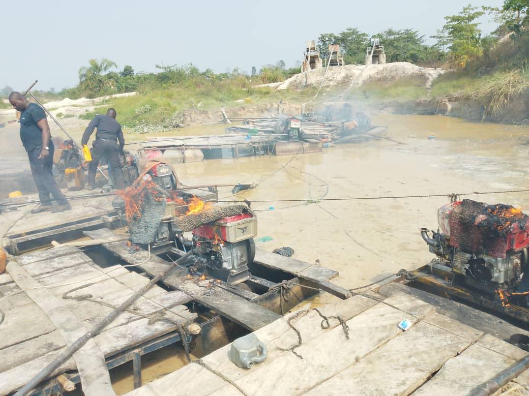 Image de Faits Divers. Dans la sous-préfecture de Zaranou, en Côte d'Ivoire, une opération d’envergure a été menée par les forces de l'ordre pour contrer l'orpaillage illégal. Cette initiative, marquée par la destruction massive de matériels, reflète une politique nationale de plus en plus ferme face aux menaces environnementales et sociales engendrées par cette activité illicite. Mais cette opération soulève aussi des interrogations sur la gestion durable des ressources et le devenir des populations impliquées dans ce secteur. Une opération ciblée pour endiguer l’orpaillage illégal La localité de Ketesso, située dans la sous-préfecture de Zaranou, a récemment été le théâtre d’une vaste opération menée par l’escadron d’Abengourou et la brigade d’Ébilassokro. Ces forces spécialisées ont procédé à la saisie et à la destruction de 23 concasseurs, 13 dragues et 11 dispositifs de lavage, outils clés dans l’exploitation minière illégale. Cette opération d’envergure vise à dissuader les acteurs de l’orpaillage informel, une activité qui porte gravement atteinte à l’écosystème et au cadre de vie des populations riveraines. L’orpaillage clandestin, souvent perçu comme une alternative économique pour de nombreuses familles, présente des conséquences dévastatrices. Outre la destruction des sols et des forêts, cette pratique favorise la pollution des cours d’eau par le mercure, un produit toxique utilisé pour extraire l’or. Elle exacerbe également les tensions sociales et engendre une instabilité économique dans les régions concernées. En détruisant ces équipements, les autorités ivoiriennes envoient un signal fort : l’impunité n’est plus tolérée dans ce secteur. Des conséquences multidimensionnelles sur l’économie et l’environnement L’impact de l’orpaillage illégal ne se limite pas à l’aspect environnemental. Sur le plan économique, cette activité privée de cadre légal prive l’État de ressources financières considérables. Les revenus tirés de l’exploitation clandestine échappent en effet aux dispositifs fiscaux, créant un manque à gagner préjudiciable pour le budget national. Par ailleurs, les fonds générés par ces activités peuvent alimenter des réseaux criminels, renforçant ainsi l’insécurité dans certaines zones sensibles. Sur le plan humain, les conséquences sont également dramatiques. L’orpaillage illégal est souvent associé à l’exploitation des enfants, privés d’éducation et contraints de travailler dans des conditions pénibles et dangereuses. Les populations locales, quant à elles, voient leurs moyens de subsistance traditionnels être menacés par la dégradation des terres agricoles et la raréfaction de l’eau potable. La destruction des équipements ne suffit donc pas à régler le problème dans sa globalité : des solutions alternatives et durables doivent être proposées pour réorienter les populations impliquées. Un cadre légal renforcé mais des défis persistants La Côte d’Ivoire a adopté des mesures strictes pour encadrer l’exploitation minière et lutter contre ses dérives. Des campagnes de sensibilisation sont régulièrement organisées pour informer les populations des risques liés à l’orpaillage illégal et des opportunités offertes par des activités formelles. Malgré ces efforts, les résultats restent mitigés. Le caractère informel et fragmenté du secteur complique les contrôles et les interventions. La collaboration entre les autorités locales, les ONG et les entreprises privées pourrait constituer une solution efficace pour endiguer ce fléau. Le développement de projets économiques alternatifs, tels que l’agriculture durable ou l’écotourisme, pourrait offrir des opportunités aux populations affectées. En parallèle, l’État doit également veiller à renforcer les sanctions contre les exploitants illégaux tout en garantissant un accès à des opportunités équitables pour les citoyens. En définitive, la lutte contre l’orpaillage illégal en Côte d’Ivoire exige une approche globale qui combine répression, sensibilisation et inclusion économique. Comment alors trouver un équilibre entre la protection de l’environnement, l’application de la loi et le développement économique des populations locales ?